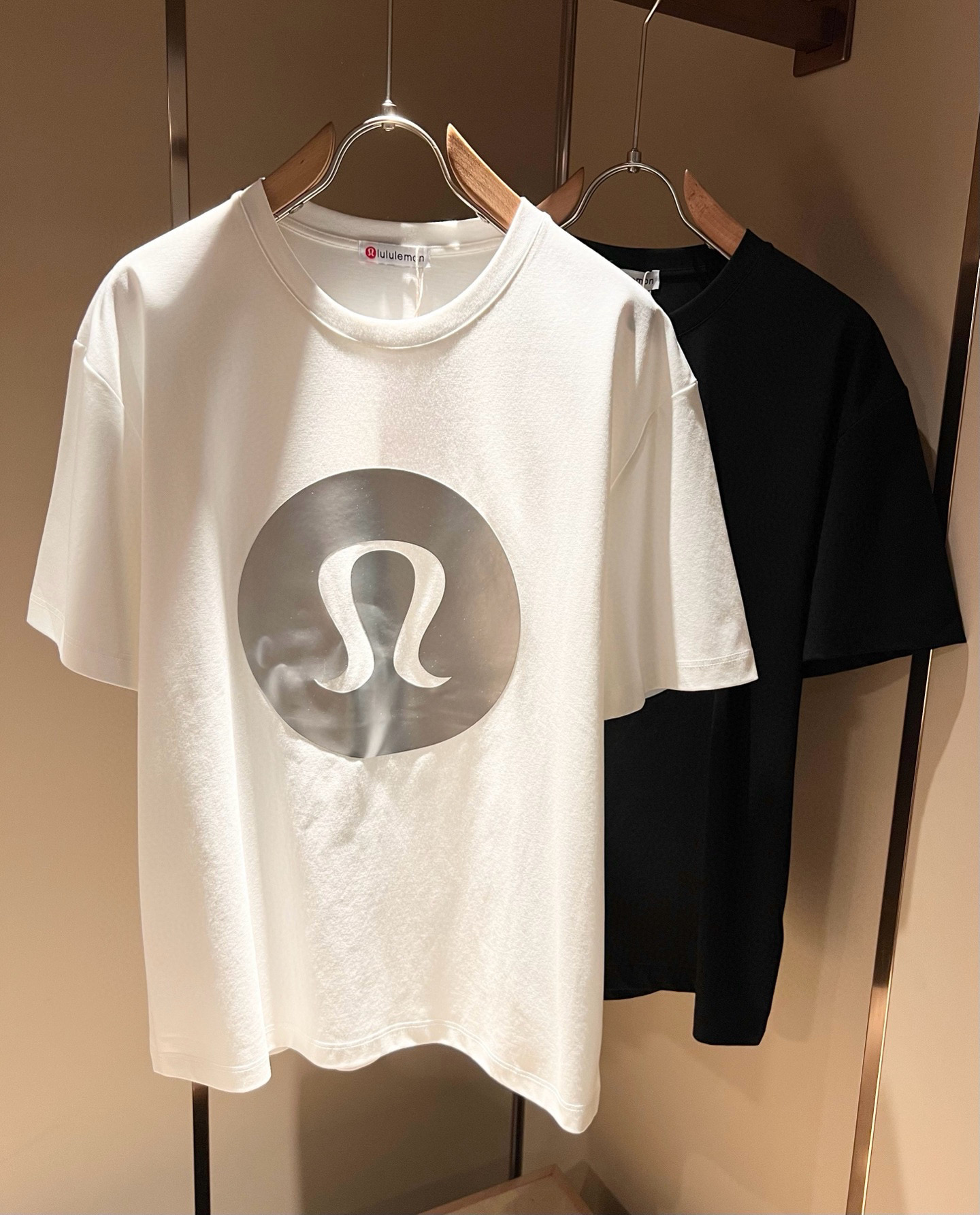 NO:486598,lululemon Spring and summer new short-sleeved T-shirt for men and women, original Italian order channel, very personalized and high-end style, logo pattern glue pressing technology design!  Couple pure cotton short-sleeved T-shirt!  !  The latest fashion trends and popular products are here, and it is another simple and high-end fashion item. It is a fashion product with very high-end outfit charm. It is a must-have item for fashion trends!  Original Italian manufacturer channels, special-level orders, and released at the same time as Hong Kong, Macao and Taiwan buyers. This model is also the latest popular product of Luo Yiweijia this year and the most classic product. Its specifications and grades are beyond doubt!  !  The choice is very diverse, and it can be said that this model naturally has a fresh and natural feeling, showing the brand charm and high-end feeling. The texture of this model is very good, and the heavy weight and brilliant skin-friendliness that can be seen with hands are even better, and it is a complete enjoyment of wearing!  !  Size: M-3XL, loewe, T-shirt,tees, t-shirt,alexander wang19860909lululemon 露露乐蒙 春夏新款男女同款短袖T恤,意大利原厂订单渠道,极具个性高级风,标志logo图案压胶工艺设计！情侣款纯棉短袖T恤！！最新时尚潮流人气产物驾到,又是一款简约高级的时尚单品,穿搭魅力十分高级不俗的时尚产物 ,时尚潮流必备单品！意大利原厂渠道,特供级别订单,同步港澳台买手店发布,此款也是罗意威家今年的最新人气产物,也是最经典的产物,其规格跟档次更是毋庸置疑！！ 选择极具多样化,言而喻此款自然具备那种清新自然的感觉,彰显品牌魅力与高级感,此款的质感十分的到位,用手可以感知的重磅跟出彩亲肤程度更是上佳,十足的穿着享受！！尺码: M-3XL,,loewe,T-shirt,tees，t-shirt,alexander wang,Men's clothing