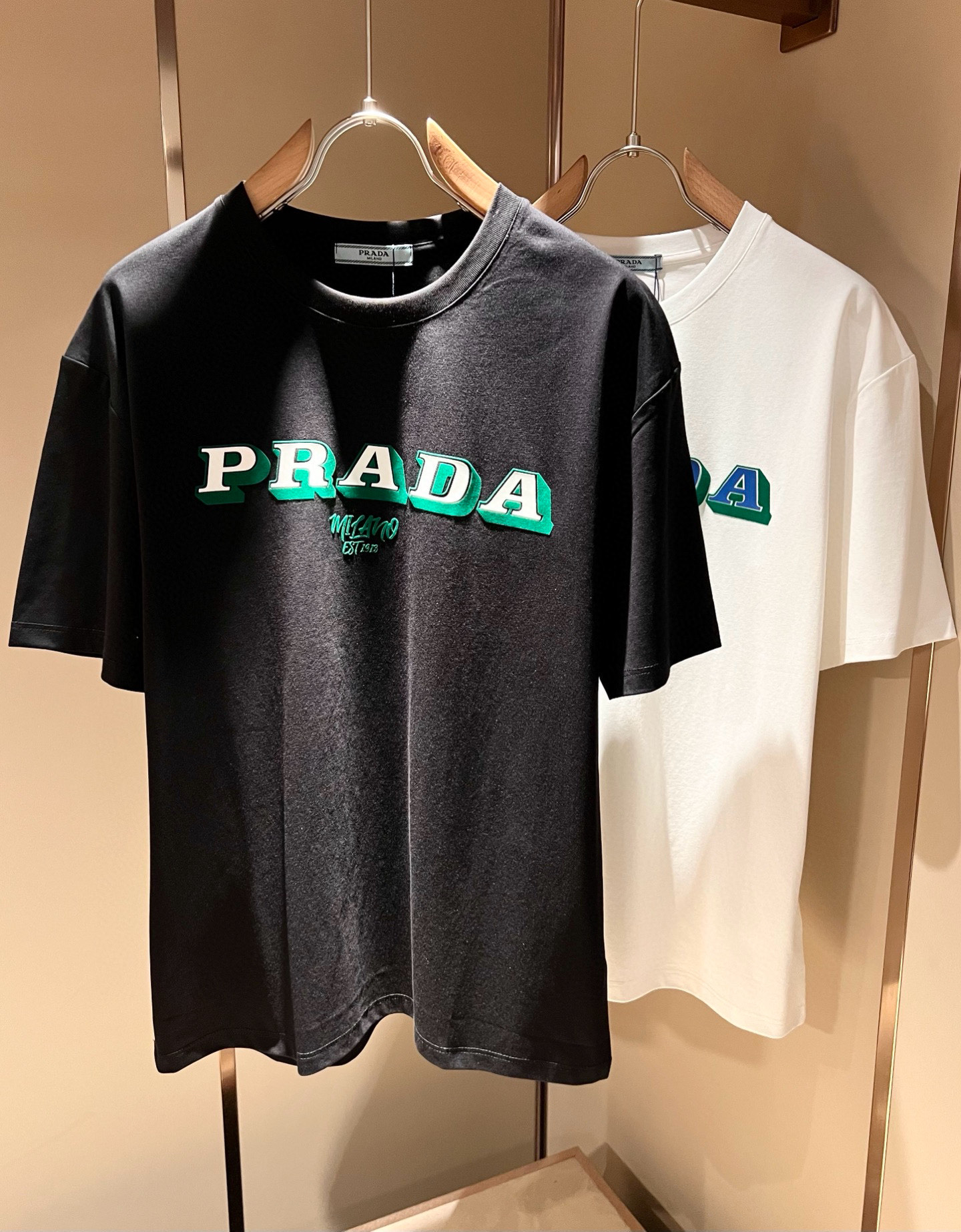 NO:486612,PRAD*A Pu*da spring and summer new short-sleeved T-shirt for men and women, the latest model is exclusively available on the entire network!  !  ~ It is classic and fashionable and versatile, who doesn’t like it? Show the classic again, it is very pleasing to the eye, and it comes with a low luxury halo and recognition!  Pr*da's traditional brand concept and modern advanced technology are perfectly combined. Coupled with the extremely modern and simple design, the p-fabricated logo pattern design is exclusive to the p-fabricated logo!  Customized 100% imported pure cotton fabric!  The texture of this model is quite touching, the specifications and grades are known with tentacles. The degree of delicateness and breathability are top-notch!  Size M-3XL, prada, T-shirt,tees, t-shirt,alexander wang19860909PRAD*A普*达春夏新款男女同款短袖T恤,最新款全网独家首上！！~既经典有时尚百搭,谁不爱啊,将经典再次展现,非常的耐看,自带低奢光环与辨识度！Pr*da传统的品牌理念和现代化的先进技术进行了完美结合.加上极其现代摩登风范的简约设计,p家专属logo图案压绒设计！定制百分百进口纯棉面料！此款的质感相当感人 触手便知规格档次 细腻程度与透气效果堪称顶级！尺码M-3XL,,prada,T-shirt,tees，t-shirt,alexander wang,Men's clothing