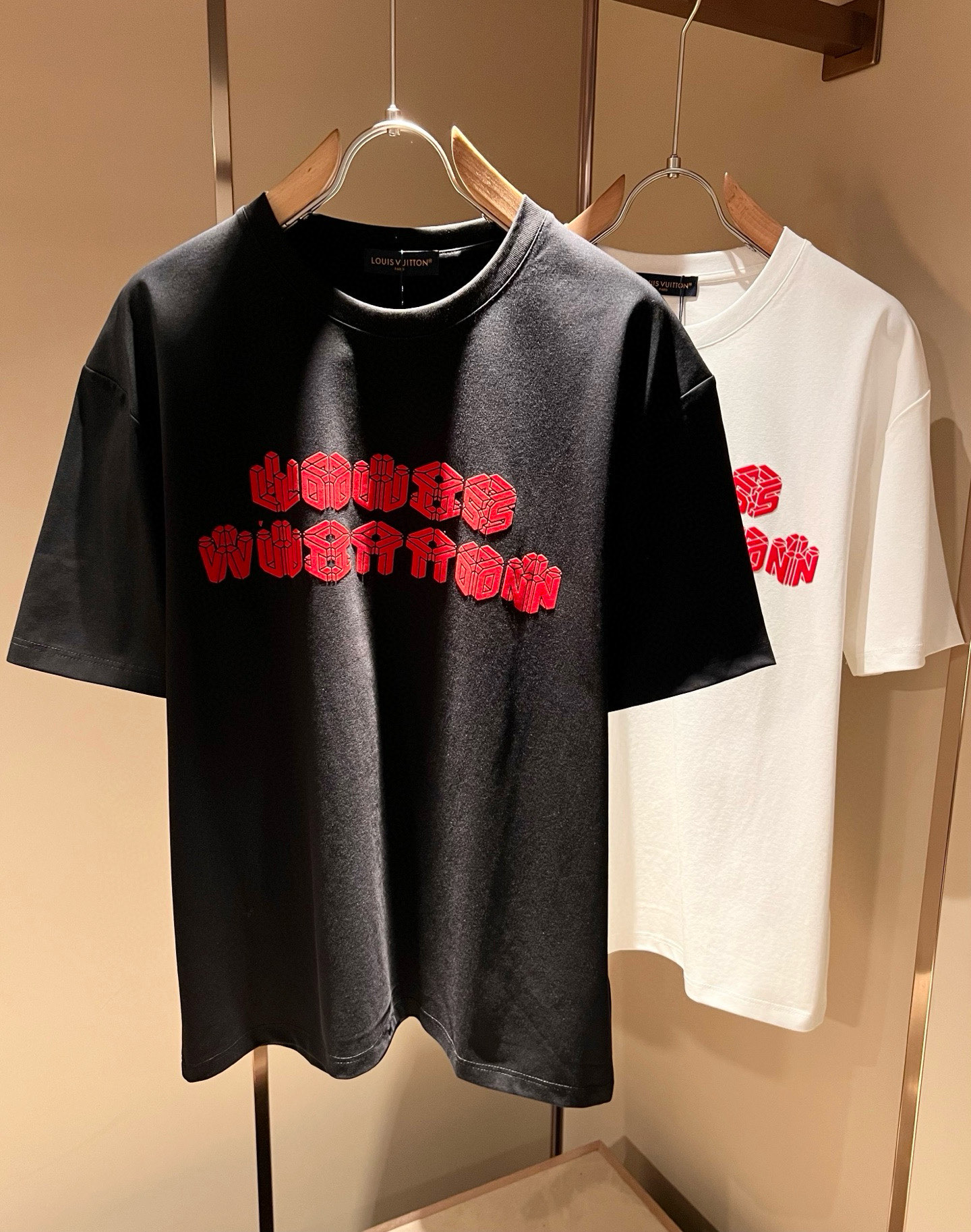 NO:486628,LouisVuitt*Louis*Deng The new spring and summer series of items are launched, a very fashionable and avant-garde short-sleeved T-shirt for men and women, with logo pattern velvet modification!  Different from the past, it declares the design concept of brand inheritance!  Its eye-catchingness is no less than any classic style, perfectly presenting the fashionable, high-end and luxurious feeling in front of the world!  Made of imported 260 grams of cotton, selected high-quality pure cotton fabrics, soft and soft to the touch, the real thing is definitely beyond your imagination, close to the body and breathable, even if you sweat profusely, you will not feel greasy or stuffy, and will bring sweating and moisture absorption to the extreme!  Size M-3XL, louis vuitton,louis vuitton,t-shirt,tees,t-shirt,alexander wang19860909LouisVuitt*路易*登 春夏全新系列单品上线,非常时髦前卫的一款男女同款短袖T恤,标识logo图案压绒修饰！区别于以往的不同,宣示品牌传承的设计理念！其吸睛度完全不亚于任何经典款式,将时髦高级感与奢华感完美呈现在世人眼前！客供进口260克全棉材质制成,精选优质纯棉面料,触感软糯亲肤细腻,实物到手绝对超乎你的想象,贴身无比舒适透气,即便是汗流浃背也不会有腻身及闷热感可言,将排汗吸湿性发挥到了极致！尺码M-3XL,,louis vuitton,louis vuitton,T-shirt,tees，t-shirt,alexander wang,Men's clothing