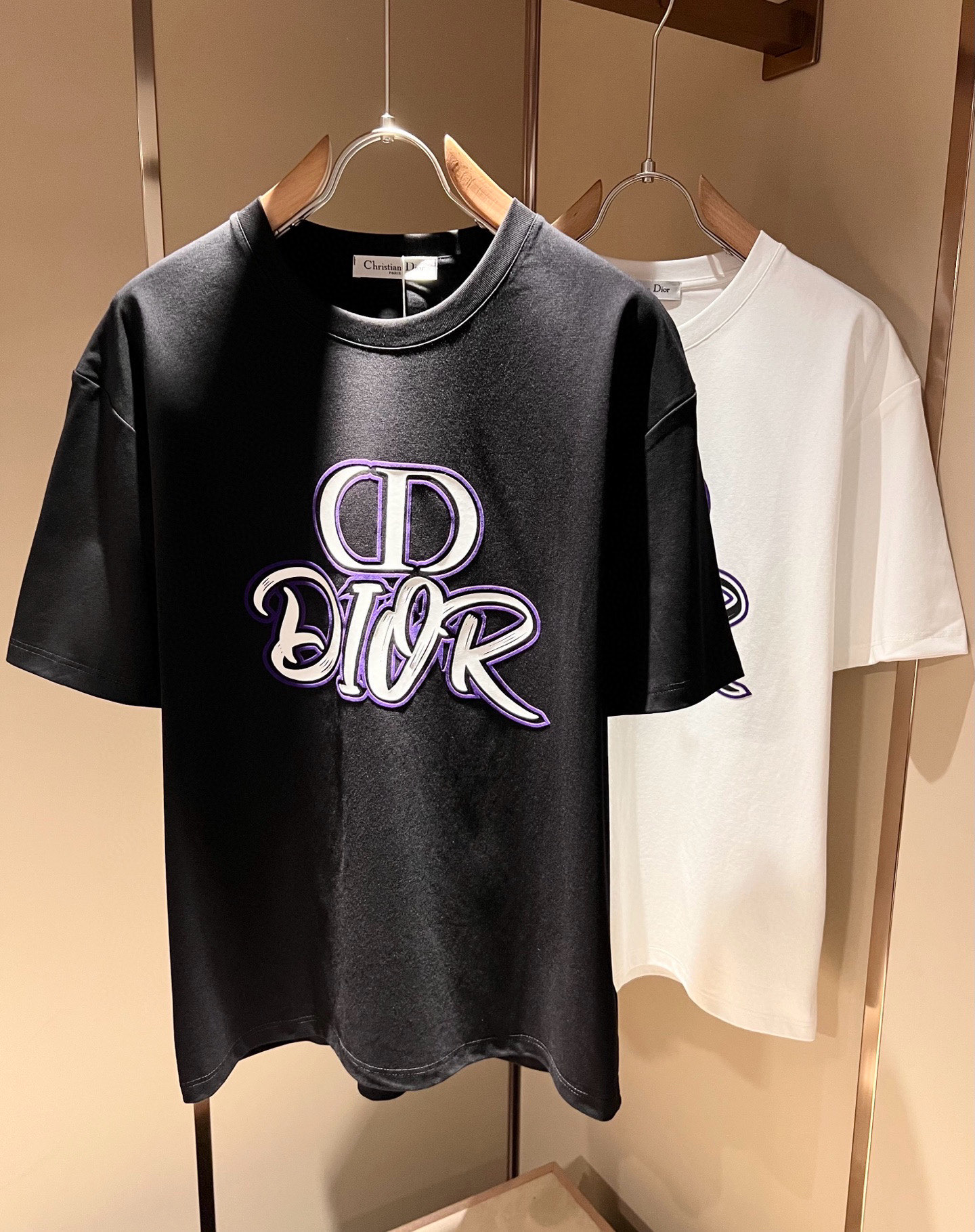 NO:486662,Dio*Dijia Spring and summer new short-sleeved T-shirts for men and women, and are available simultaneously for counters!  Customized exclusive 260g pure cotton fabric, customized original craft threads, chest logo pattern glue pressing technology design!  Simple and generous, calm and versatile, extremely high-end, perfectly integrated with fashion and style, a top fashionable style that perfectly suits the outside wear!  The overall feeling is natural!  The ultimate classic versatile short-sleeved T-shirt adopts the latest three-dimensional letter logo embossed elements design!  The ultimate perfection of heavy industry!  Fans who pursue high quality are please buy them by themselves, and all fans who know the goods are invited to appreciate this model together!  !  Color black white Size M-3XL,,dior,dior,T-shirt,tees,t-shirt,alexander wang19860909Dio*迪家 春夏新款男女同款短袖T恤,专柜同步发售！定制专属260克纯棉面料,定制原版工艺螺纹,胸前logo图案压胶工艺设计！简约大方,从容百搭,档次极高,完美融入时尚还有风情感一款完美符合外穿的顶尖时髦气质款！整体给人浑然天成的感觉！极致经典的百搭型短袖T恤,采用最新的立体字母logo压胶元素设计！极致的重工极致的完美！追求高品质的粉丝们请自行抢购,诚邀所有识货的粉丝一同鉴赏此款！！颜色黑色 白色 尺码M-3XL,,dior,dior,T-shirt,tees，t-shirt,alexander wang,Men's clothing