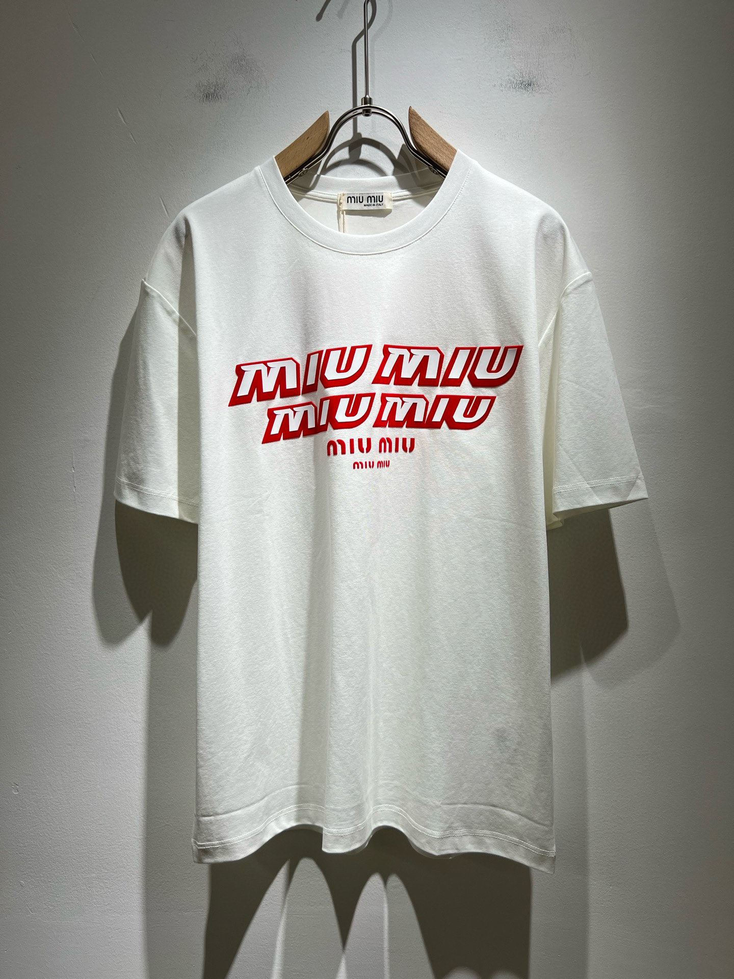 NO:486690,MIUMIU Miscellaneous Spring and Summer New Men's and Women's Short-sleeved T-shirts, the latest design elements of the brand!  Neither monotonous nor complicated, it shows taste just right!  Customer-supplied top-level velvet logo design!  Comfortable, sweat-absorbing and breathable, the unique high-end fabric presents a simple and elegant temperament!  Chest logo glue pressing design!  Full three-dimensional! Standard cutting design!  Every detail is a synchronized with high-end fashion. Size: M-3XL, miumiu, T-shirt, tees, t-shirt, alexander wang19860909MIUMIU 谬谬春夏新款男女同款短袖T恤,品牌最新设计元素！既不单调也不复杂,恰到好处的展现品味！客供顶级压绒logo设计！舒适吸汗透气根本不在话下,面料独具的高奢感呈现简约优雅气质！胸前logo压胶设计！饱满立体!标准裁剪设计！每一处细节都是与高端时尚同步的体现.尺码:M-3XL,,miumiu,T-shirt,tees，t-shirt,alexander wang,Men's clothing