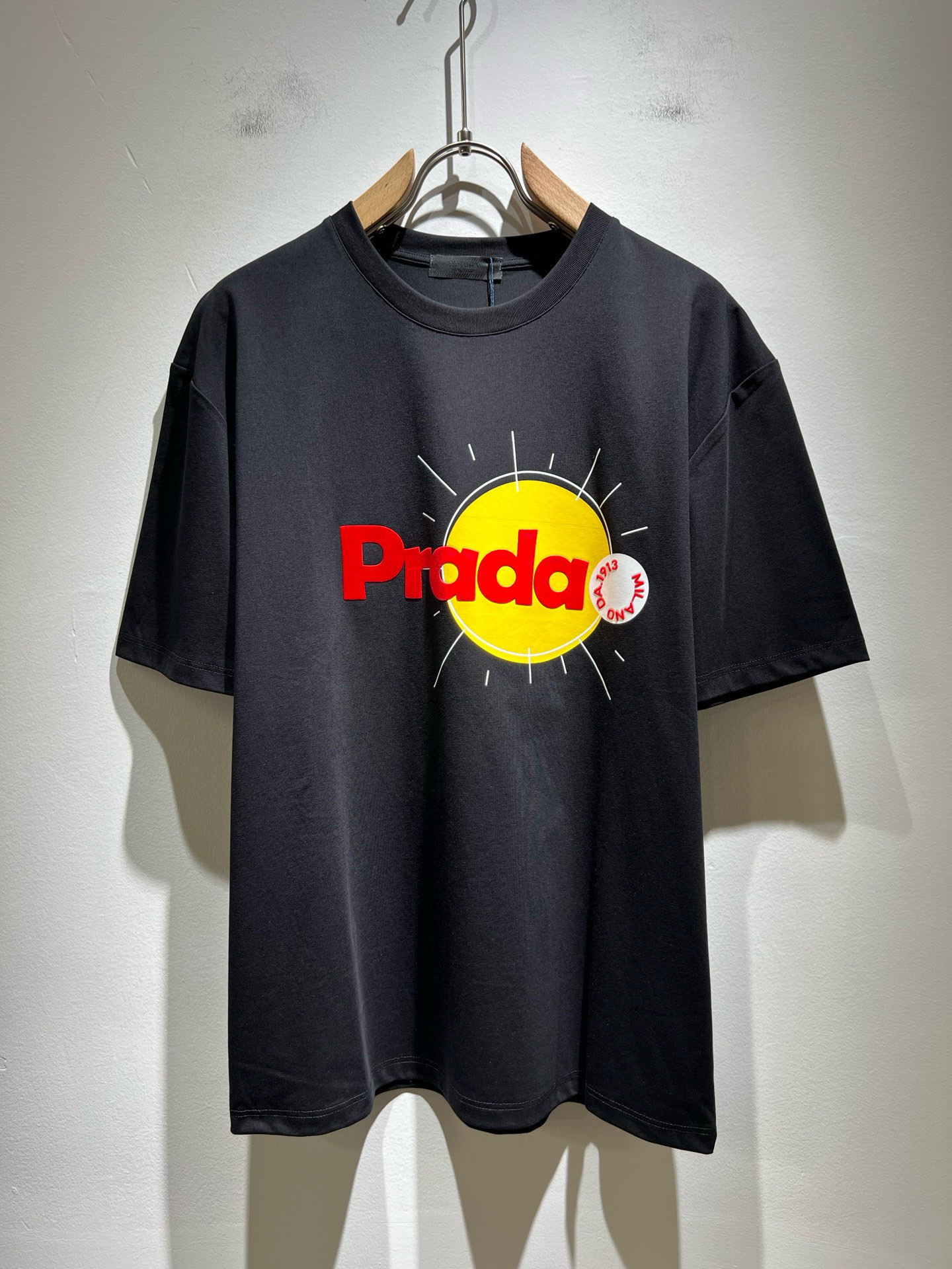 NO:488437,PRAD*A Pu*da 2025 spring and summer new short-sleeved T-shirt for men and women, the latest model is exclusively available on the entire network!  !  ~ It is classic and fashionable and versatile, who doesn’t like it? It will show the classic again. It is very pleasing to the eye and comes with a low luxury halo and recognition!  Pr*da's traditional brand concept and modern advanced technology are perfectly combined. Coupled with the extremely modern and simple design, the p-fabricated logo pattern design is exclusive to the p-fabricated logo!  Customized 100% imported pure cotton fabric!  The texture of this model is quite touching, the specifications and grades are known with tentacles. The degree of delicateness and breathability are top-notch!  Size M-3XL, prada, T-shirt,tees, t-shirt,alexander wang19860909PRAD*A普*达2025春夏新款男女同款短袖T恤,最新款全网独家首上！！~既经典有时尚百搭,谁不爱啊,将经典再次展现,非常的耐看,自带低奢光环与辨识度！Pr*da传统的品牌理念和现代化的先进技术进行了完美结合.加上极其现代摩登风范的简约设计,p家专属logo图案压绒设计！定制百分百进口纯棉面料！此款的质感相当感人 触手便知规格档次 细腻程度与透气效果堪称顶级！尺码M-3XL,,prada,T-shirt,tees，t-shirt,alexander wang,Men's clothing