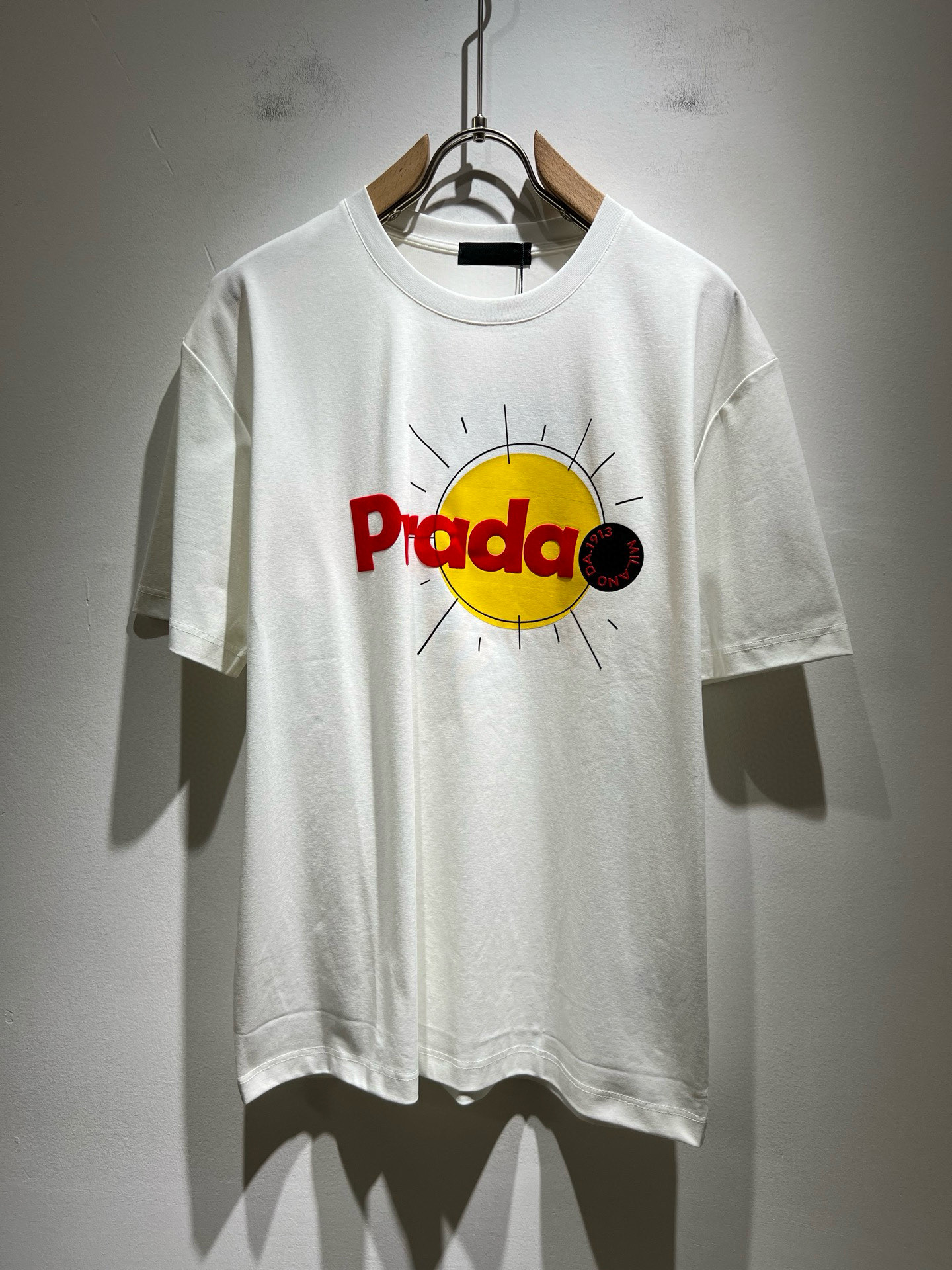 NO:486701,PRAD*A Pu*da spring and summer new short-sleeved T-shirt for men and women, the latest model is exclusively available on the entire network!  !  ~ It is classic and fashionable and versatile, who doesn’t like it? It will show the classic again. It is very pleasing to the eye and comes with a low luxury halo and recognition!  Pr*da's traditional brand concept and modern advanced technology are perfectly combined. Coupled with the extremely modern and simple design, the p-fabricated logo pattern design is exclusive to the p-fabricated logo!  Customized 100% imported pure cotton fabric!  The texture of this model is quite touching, the specifications and grades are known with tentacles. The degree of delicateness and breathability are top-notch!  Size M-3XL, prada, T-shirt,tees, t-shirt,alexander wang19860909PRAD*A普*达春夏新款男女同款短袖T恤,最新款全网独家首上！！~既经典有时尚百搭,谁不爱啊,将经典再次展现,非常的耐看,自带低奢光环与辨识度！Pr*da传统的品牌理念和现代化的先进技术进行了完美结合.加上极其现代摩登风范的简约设计,p家专属logo图案压绒设计！定制百分百进口纯棉面料！此款的质感相当感人 触手便知规格档次 细腻程度与透气效果堪称顶级！尺码M-3XL,,prada,T-shirt,tees，t-shirt,alexander wang,Men's clothing