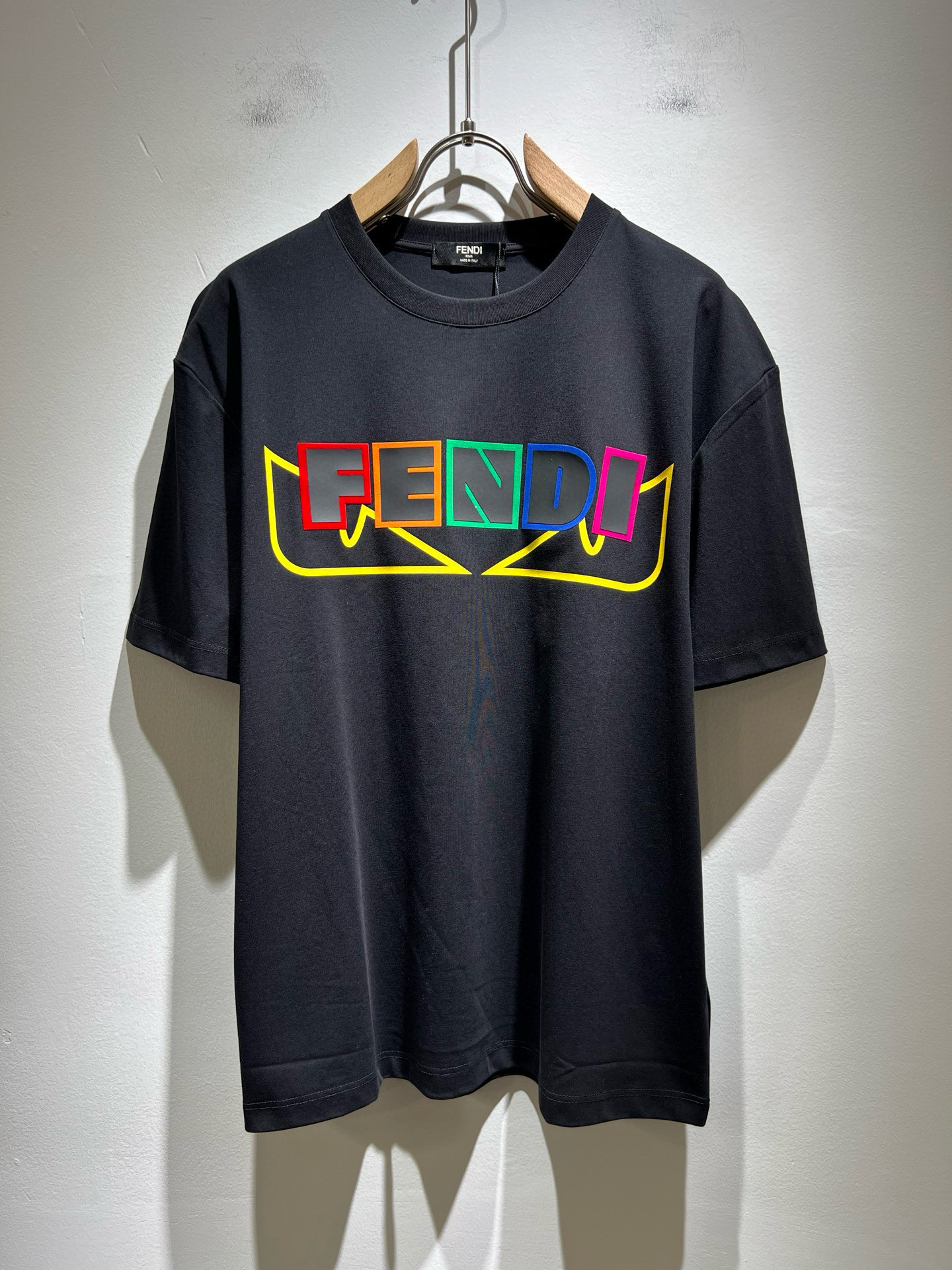 NO:488430,FEN*I FEN*Di's new spring and summer 2025 FD family FF men and women short-sleeved T-shirt, versatile and minimalist short-sleeved shirts for men and women. Original Italian orders, popular FD family items, simple and pure colors. The FD family's enduring iconic products, high-quality products with full representation and full specifications, and high-quality products that all FD fans are worth buying!  Pure Yidian channel orders, high-end and popular products from the FD family, very popular items at the moment, and iconic letter logo pattern glue-on modification!  High-end goods worth keeping and giving away to others!  It is trendy and beautiful, with a full sense of trendy atmosphere, and has a very high level and specifications. It uses a very classic black and white color combination, giving people a strong visual impact and has a very high recognition. It is top-quality exclusive pure cotton fabric, created with a soft, delicate and comfortable touch, and has a very high-end and classy appearance!  Perfectly interprets the charm of the brand and leaves a deep impression. It is more fashionable and charming. It has simple, elegant and fashionable upper body, and is even more stressful for outfits!  The inner wear alone is very delicious and beautiful scenery that cannot be ignored!  Size M-3XL, fendi,dior,T-shirt,tees,t-shirt,alexander wang19860909FEN*I 芬*迪2025春夏新款FD家族FF男女同款短袖T恤,男女同款百搭极简短袖.意大利原厂订单,FD家族人气单品,简约纯色系打造.FD家族经久不衰的标志性臻品,代表性十足,规格感十足的精品,所有FD粉丝都值得抢购的精品！纯正意代渠道订单,FD家族的高奢人气爆款产物,当下十分火爆的单品,标志性字母logo图案压胶修饰！值得自留和送人的高端货！新潮又好看,潮流气息感十足,档次规格感极高,并且采用十分经典的的黑白双色搭配,给人的视觉冲击感相当强烈,有着极高的辨识度,顶级专属纯棉面料,打造,触感柔软细腻舒适,品相相当高级有档次！完美诠释品牌魅力,给人留下深刻印象.更具时尚与韵味,上身简约大方时尚,对于穿搭更是毫无压力！单穿内搭都极有味道,不可忽视的靓丽风景线！ 尺码M-3XL,,fendi,dior,T-shirt,tees，t-shirt,alexander wang,Men's clothing