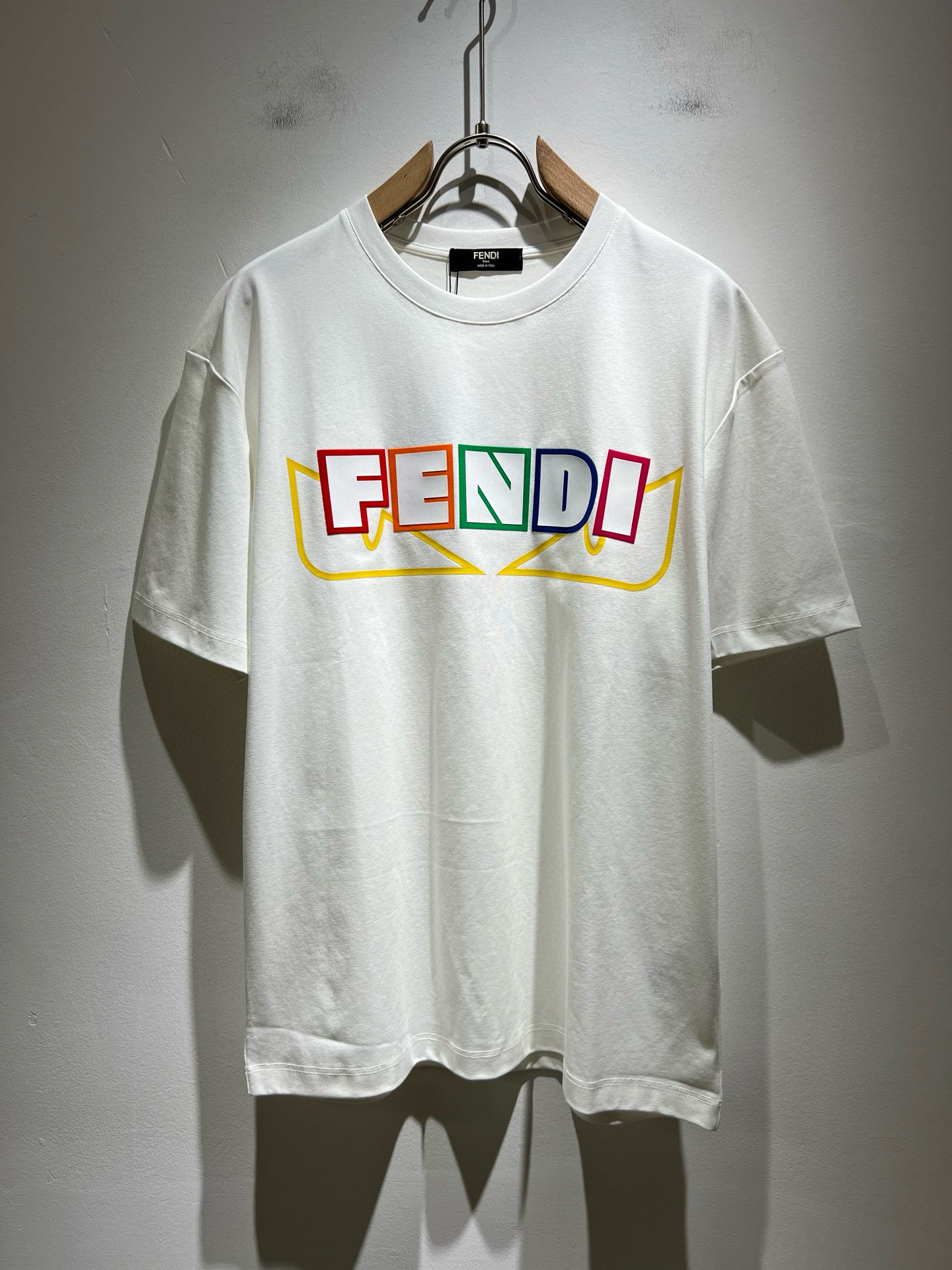 NO:486711,FEN*I Fen*Di Spring and Summer New FD Family FF Men and Women Short-sleeved T-shirts, versatile and minimalist short-sleeved shirts for men and women. Original Italian orders, popular FD family items, simple and pure colors. The FD family's enduring iconic products, high-quality products with full representation and full specifications, and high-quality products that all FD fans are worth buying!  Pure Yidian channel orders, high-end and popular products from the FD family, very popular items at the moment, and iconic letter logo pattern glue-on modification!  High-end goods worth keeping and giving away to others!  It is trendy and beautiful, with a full sense of trendy atmosphere, and has a very high level and specifications. It uses a very classic black and white color combination, giving people a strong visual impact and has a very high recognition. It is top-quality exclusive pure cotton fabric, created with a soft, delicate and comfortable touch, and has a very high-end and classy appearance!  Perfectly interprets the charm of the brand and leaves a deep impression. It is more fashionable and charming. It has simple, elegant and fashionable upper body, and is even more stressful for outfits!  The inner wear alone is very delicious and beautiful scenery that cannot be ignored!  Size M-3XL, fendi,dior,T-shirt,tees,t-shirt,alexander wang19860909FEN*I 芬*迪春夏新款FD家族FF男女同款短袖T恤,男女同款百搭极简短袖.意大利原厂订单,FD家族人气单品,简约纯色系打造.FD家族经久不衰的标志性臻品,代表性十足,规格感十足的精品,所有FD粉丝都值得抢购的精品！纯正意代渠道订单,FD家族的高奢人气爆款产物,当下十分火爆的单品,标志性字母logo图案压胶修饰！值得自留和送人的高端货！新潮又好看,潮流气息感十足,档次规格感极高,并且采用十分经典的的黑白双色搭配,给人的视觉冲击感相当强烈,有着极高的辨识度,顶级专属纯棉面料,打造,触感柔软细腻舒适,品相相当高级有档次！完美诠释品牌魅力,给人留下深刻印象.更具时尚与韵味,上身简约大方时尚,对于穿搭更是毫无压力！单穿内搭都极有味道,不可忽视的靓丽风景线！ 尺码M-3XL,,fendi,dior,T-shirt,tees，t-shirt,alexander wang,Men's clothing