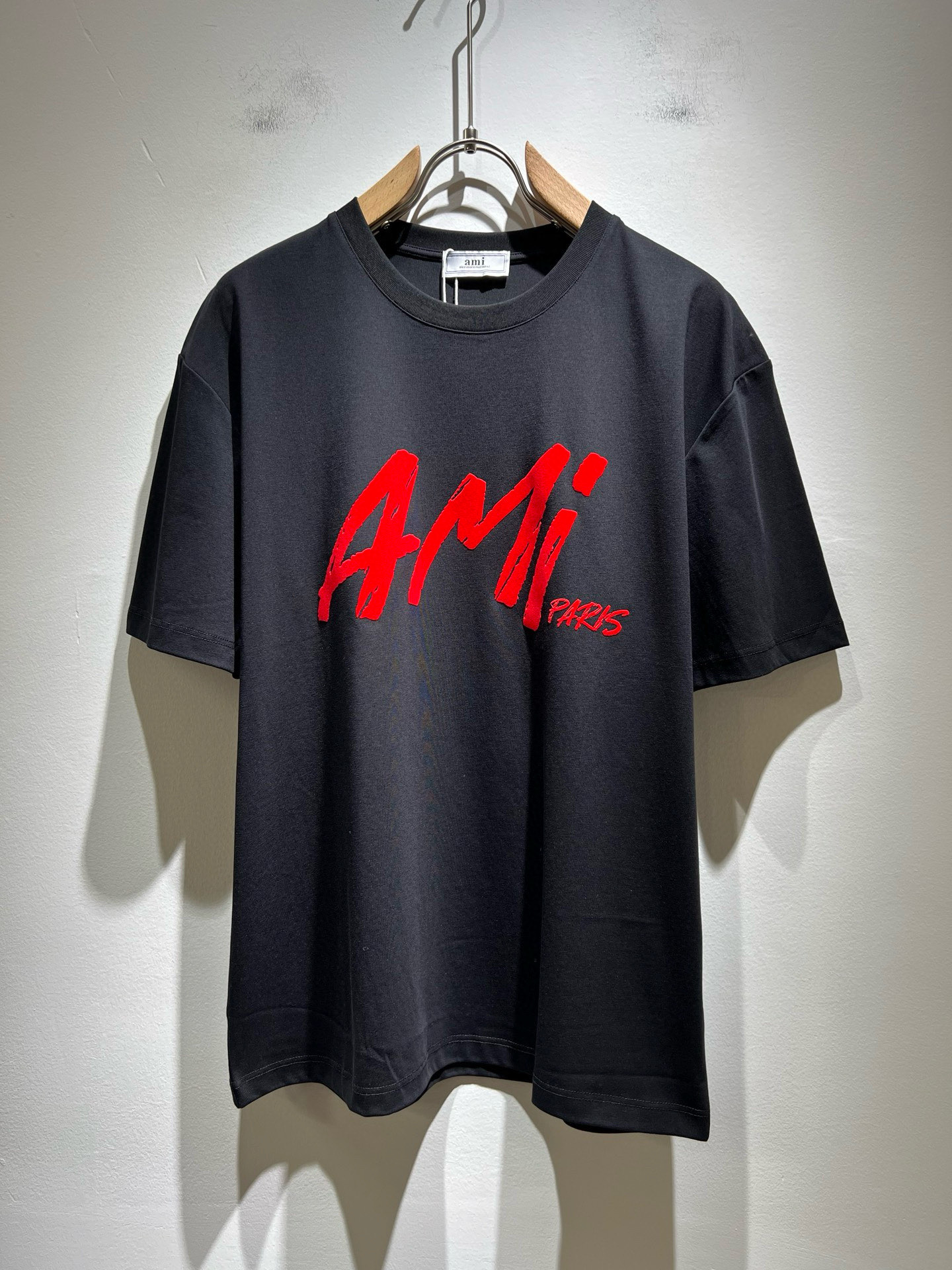 NO:488424,AMI 2025 spring and summer new short-sleeved T-shirt for men and women, the latest model is exclusively available on the entire network!  !  ~ It is classic and fashionable and versatile, who doesn’t like it? It will show the classic again. It is very pleasing to the eye and comes with a low luxury halo and recognition!  The brand concept and modern advanced technology are perfectly combined. Coupled with the extremely modern and simple design, the exclusive logo velvet design!  Customized 100% imported pure cotton fabric!  The texture of this model is quite touching, the specifications and grades are known with tentacles. The degree of delicateness and breathability are top-notch!  Size M-3XL, T-shirt,tees,t-shirt,alexander wang19860909AMI 2025春夏新款男女同款短袖T恤,最新款全网独家首上！！~既经典有时尚百搭,谁不爱啊,将经典再次展现,非常的耐看,自带低奢光环与辨识度！品牌理念和现代化的先进技术进行了完美结合.加上极其现代摩登风范的简约设计,专属logo压绒设计！定制百分百进口纯棉面料！此款的质感相当感人 触手便知规格档次 细腻程度与透气效果堪称顶级！尺码M-3XL,,T-shirt,tees，t-shirt,alexander wang,Men's clothing