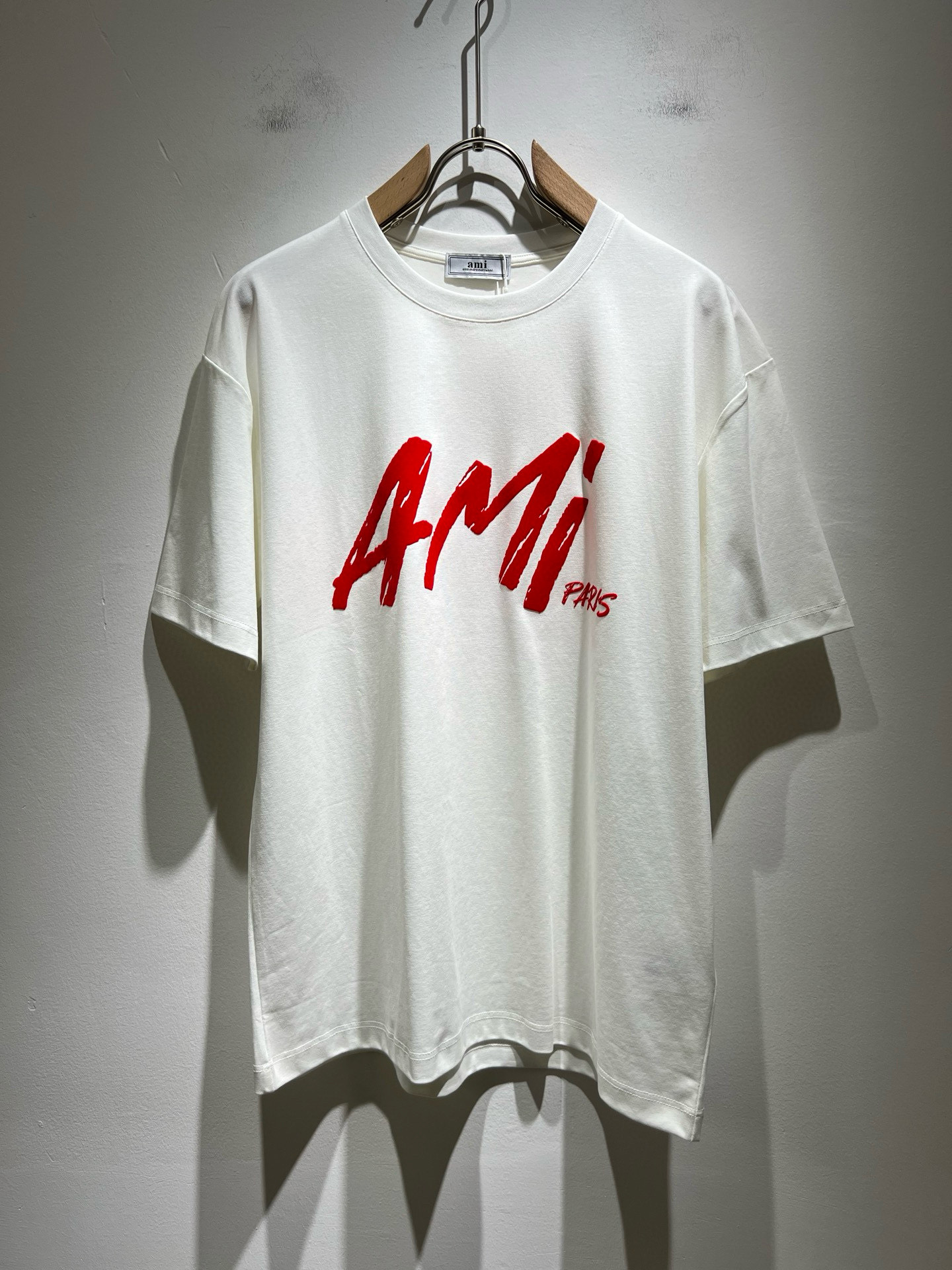 NO:486678,AMI Spring and Summer New Short-sleeved T-shirt for men and women, the latest model is exclusively available on the entire network!  !  ~ It is classic and fashionable and versatile, who doesn’t like it? It will show the classic again. It is very pleasing to the eye and comes with a low luxury halo and recognition!  The brand concept and modern advanced technology are perfectly combined. Coupled with the extremely modern and simple design, the exclusive logo velvet design!  Customized 100% imported pure cotton fabric!  The texture of this model is quite touching, the specifications and grades are known with tentacles. The degree of delicateness and breathability are top-notch!  Size M-3XL, T-shirt,tees,t-shirt,alexander wang19860909AMI 春夏新款男女同款短袖T恤,最新款全网独家首上！！~既经典有时尚百搭,谁不爱啊,将经典再次展现,非常的耐看,自带低奢光环与辨识度！品牌理念和现代化的先进技术进行了完美结合.加上极其现代摩登风范的简约设计,专属logo压绒设计！定制百分百进口纯棉面料！此款的质感相当感人 触手便知规格档次 细腻程度与透气效果堪称顶级！尺码M-3XL,,T-shirt,tees，t-shirt,alexander wang,Men's clothing