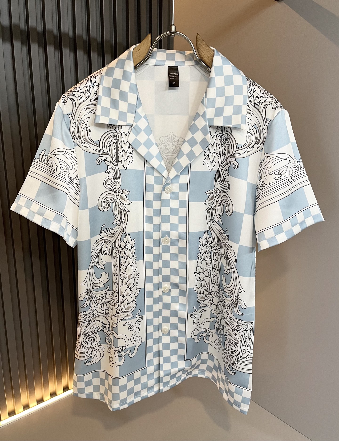 NO:488840,VERS*CE/Fan*zhe 2025 spring and summer new product original single pajama silk set VERS*CE/Fan*zhe Trading company channel product value recommendation, panoramic printed letter logo pattern decoration is extremely exquisite to highlight the gradient effect!  The heavy craftsmanship is created with a strong sense of three-dimensionality, and only advanced German equipment can be made, highlighting the invincible visual luxury, with a very high craftsmanship level and a very important craftsmanship!  Customer-supplied imported silk fabrics, excellent skin-friendly, extremely perfect details, impeccable, excellent upper body effect, very eye-catching, unquestionable, excellent return rate, excellent items in the closet to improve vision, are very handsome, whether they are worn inside or alone. Size M-3XL, versace, real silk, alexander wang19860909VERS*CE/范*哲 2025春夏新品原单睡衣真丝套装VERS*CE/范*哲 贸易公司渠道 产品 值的推荐 ,全景印花字母logo图案装饰极为精致凸显渐变效果！重磅工艺打造,立体感极强,唯有德国先进设备方能制作,凸显了视觉无敌的震撼奢华,工艺水准极高,非常重工匠心！客供进口真丝面料,亲肤性绝佳,细节极致完美,无可挑剔,上身效果非常出色,非常招眼吸睛,回头率毋庸置疑,衣橱里改良视觉的绝佳单品,无论内搭还是单穿都爆帅十足.尺码M-3XL,,versace,real silk,alexander wang,Men's clothing