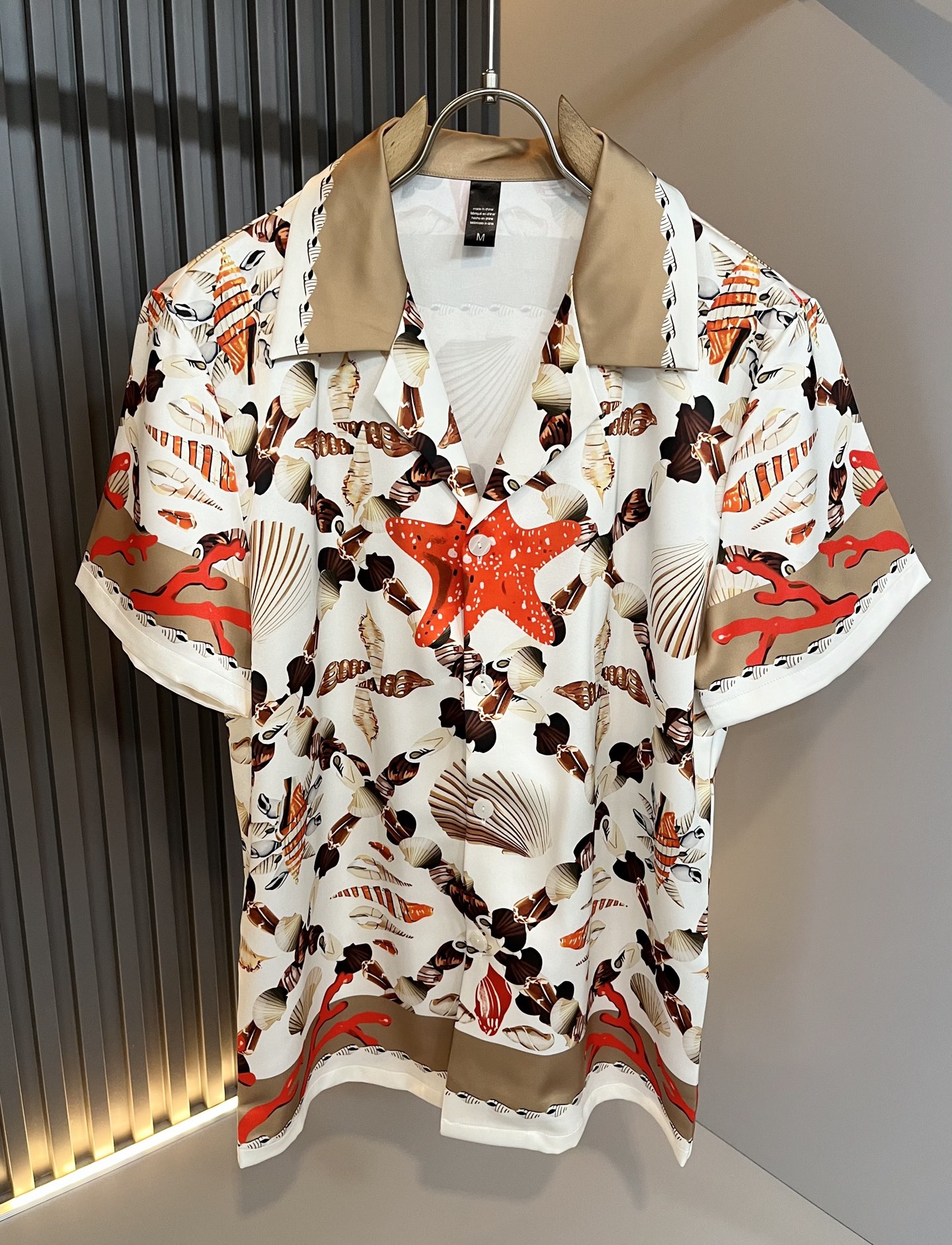 NO:490102,Louis Vuit*on Louis Family New Monogram Series 2025 Spring and Summer!  Light luxury casual suit, pajamas set for the same style for men and women!  The new high-end Louis family has always been so flawless, and creative designs are emerging one after another. If you don’t buy a few Louis items this spring and summer, you can’t be considered a fashion expert. Monogram logo design for clothes!  Custom silk fabric!  The iconic elements of Louis are really something that everyone loves. They are super soft and resilient, from world-class trade-level OEM channels, with extremely rare quantity and no help after selling out. Monogram three-dimensional logo presents an extraordinary texture, clean and neat. This is the Louis family's unique skill and the latest craftsmanship this quarter. The degree of meticulousness has reached the top, and the loose cut style design is unique. It is a fusion of luxury and fashion!  Size M-3XL, louis vuitton,louis vuitton,alexander wang19860909Louis Vuit*on 路易家族 2025春夏新款Monogram系列！轻奢休闲套装,男女同款睡衣套装！路易家族的新高端,细节品质永远的那么完美无瑕,创意设计层出不穷.今年春夏季节没有入手几件路易你算不上时尚达人.衣身Monogram 标识logo图案设计！定制丝绸面料！诠释路易的标志性元素,实属人见人爱的东西.超级柔软且具有韧性,来自世界级贸易级别的代工厂渠道,数量极其稀少售完无补.Monogram立体Logo呈现不一般的质感,干净俐落.这是路易家族的看家绝活也是本季度的最新工艺.细致化程度已经达到顶端了,宽松剪裁的版型设计堪称一绝.属于奢华与时尚的融合！尺码M-3XL,,louis vuitton,louis vuitton,alexander wang,Men's clothing