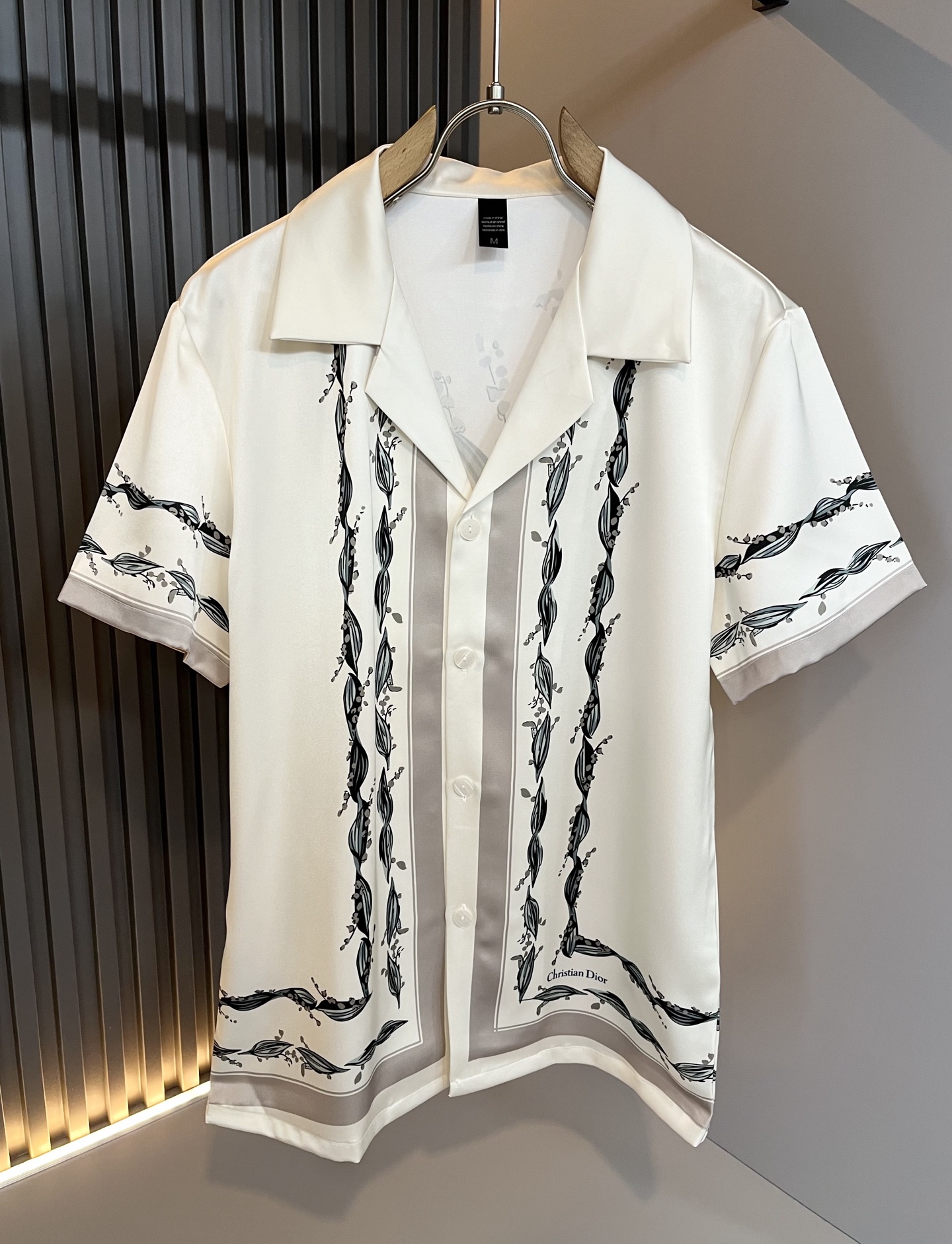 NO:487739,Dio*r Dio 2025 spring and summer new men and women pajamas casual suits are available in trading companies and are released simultaneously on the official website. The most anticipated high-quality products are coming, making you feel what real high luxury and connotation! This suit is made of D's special silk fabric, full of brand style!  The surface is neat and smooth and shiny, and the texture is obvious through the screen. It is the most enjoyable wearing experience! It perfectly enhances the overall luxury and class, and can get a high-end luxury atmosphere at a glance! Basic regular style cutting, versatile and simple upper body, and is easy to deal with various occasions and environments. It is undoubtedly a must-have item for daily commuting! Size M~3XL,,dior,dior,alexander wang19860909Dio*r迪*奥2025春夏新品男女同款睡衣休闲套装,贸易公司渠道稀出,同步官网发售,男神女神最为期待的精品狠货重磅来袭,让你感受到什么叫真正的高奢有内涵!此款套装选用D家专用丝绸面料制成,满满的品牌风格！表面整洁光滑且富有光泽,质感透过屏幕都显而易 见,你最为享受的穿着体验! 完美提升了整体的奢华档次感,一眼就能Get到的高端奢华气息!基础常规的版型裁剪,上身百搭简约不挑人,轻松应对各种场合与环境,属于日常通勤必备的臻品无疑!尺码M～3XL,,dior,dior,alexander wang,Men's clothing