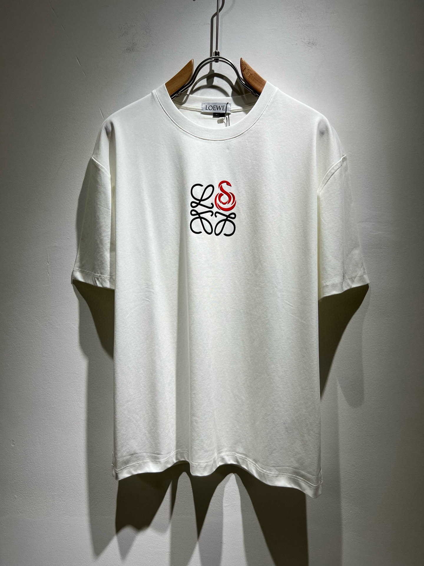 NO:487828,LOE*WE Luo*We 2025 spring and summer new short-sleeved T-shirt for men and women, original Italian order channel, very personalized and high-end style, logo pattern offset printing technology design!  Couple pure cotton short-sleeved T-shirt!  !  The latest fashion trends and popular products are here, and it is another simple and high-end fashion item. It is a fashion product with very high-end outfit charm. It is a must-have item for fashion trends!  Original Italian manufacturer channels, special-level orders, and released at the same time as Hong Kong, Macao and Taiwan buyers. This model is also the latest popular product of Luo Yiweijia this year and the most classic product. Its specifications and grades are beyond doubt!  !  The choice is very diverse, and it can be said that this model naturally has a fresh and natural feeling, showing the brand charm and high-end feeling. The texture of this model is very good, and the heavy weight and brilliant skin-friendliness that can be seen with hands are even better, and it is a complete enjoyment of wearing!  !  Size: M-3XL, loewe, loewe, T-shirt,tees, t-shirt,alexander wang19860909LOE*WE罗*威 2025春夏新款男女同款短袖T恤,意大利原厂订单渠道,极具个性高级风,标志logo图案压胶印花工艺设计！情侣款纯棉短袖T恤！！最新时尚潮流人气产物驾到,又是一款简约高级的时尚单品,穿搭魅力十分高级不俗的时尚产物 ,时尚潮流必备单品！意大利原厂渠道,特供级别订单,同步港澳台买手店发布,此款也是罗意威家今年的最新人气产物,也是最经典的产物,其规格跟档次更是毋庸置疑！！ 选择极具多样化,言而喻此款自然具备那种清新自然的感觉,彰显品牌魅力与高级感,此款的质感十分的到位,用手可以感知的重磅跟出彩亲肤程度更是上佳,十足的穿着享受！！尺码: M-3XL,,loewe,loewe,T-shirt,tees，t-shirt,alexander wang,Men's clothing