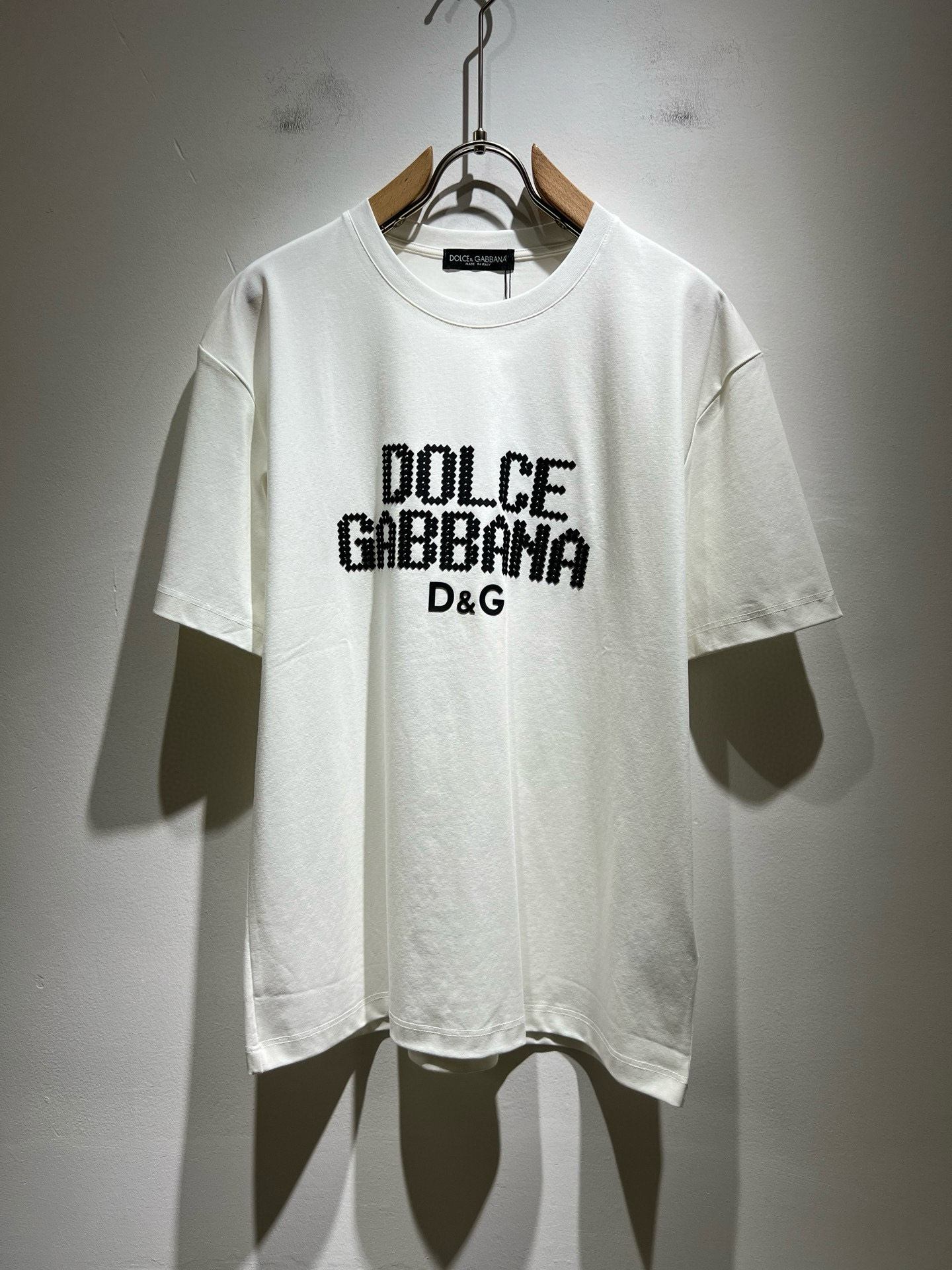 NO:487835,Dolce&Gabba*a 2025 spring and summer new short-sleeved T-shirt for men and women, and the counter is available at the same time!  Customized exclusive pure cotton fabric, with letter logo pattern on the chest and glue pressing process design!  Simple and generous, calm and versatile, extremely high-end, perfectly integrated with fashion and style, a top fashionable style that perfectly suits the outside wear!  The overall feeling is natural!  The ultimate classic versatile short-sleeved T-shirt uses the latest three-dimensional logo element pressing to highlight the texture!  The ultimate perfection of heavy industry!  Fans who pursue high quality are please buy them by themselves, and all fans who know the goods are invited to appreciate this model together!  !  Size M-3XL, Dolce & Gabbana, Dolce & Gabbana, T-shirt,tees, t-shirt,alexander wang19860909Dolce&Gabba*a 杜嘉*纳2025春夏新款男女同款短袖T恤,专柜同步发售！定制专属纯棉面料,胸前字母logo图案压胶工艺设计！简约大方,从容百搭,档次极高,完美融入时尚还有风情感一款完美符合外穿的顶尖时髦气质款！整体给人浑然天成的感觉！极致经典的百搭型短袖T恤,采用最新的立体logo元素压胶凸显质感！极致的重工极致的完美！追求高品质的粉丝们请自行抢购,诚邀所有识货的粉丝一同鉴赏此款！！尺码M-3XL,,Dolce&Gabbana,Dolce&Gabbana,T-shirt,tees，t-shirt,alexander wang,Men's clothing