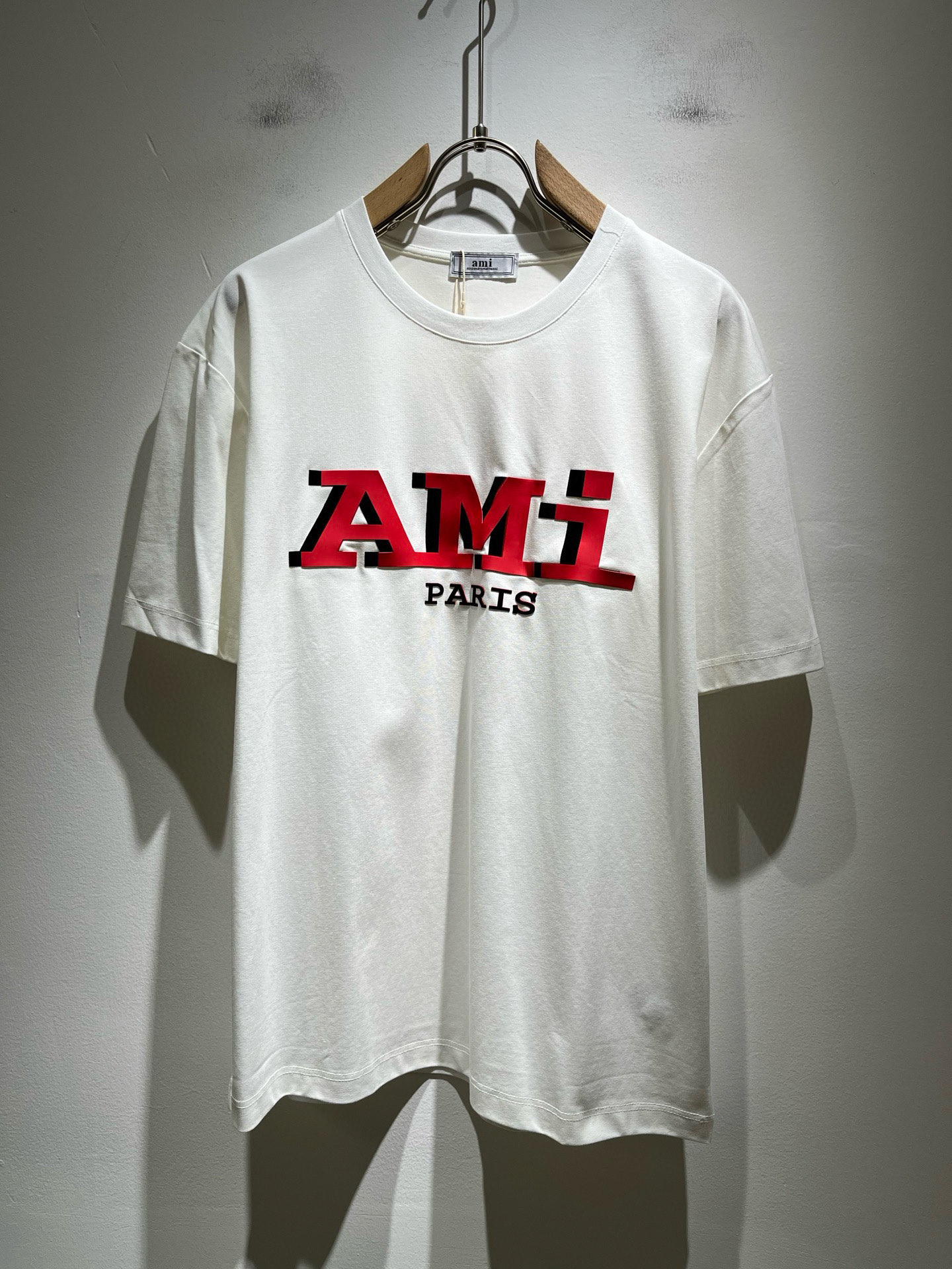 NO:487803,AMI 2025 spring and summer new short-sleeved T-shirt for men and women, the latest model is exclusively available on the entire network!  !  ~ It is classic and fashionable and versatile, who doesn’t like it? It will show the classic again. It is very pleasing to the eye and comes with a low luxury halo and recognition!  The brand concept and modern advanced technology are perfectly combined. Coupled with the extremely modern and simple design, the exclusive logo velvet design!  Customized 100% imported pure cotton fabric!  The texture of this model is quite touching, the specifications and grades are known with tentacles. The degree of delicateness and breathability are top-notch!  Size M-3XL, T-shirt,tees,t-shirt,alexander wang19860909AMI 2025春夏新款男女同款短袖T恤,最新款全网独家首上！！~既经典有时尚百搭,谁不爱啊,将经典再次展现,非常的耐看,自带低奢光环与辨识度！品牌理念和现代化的先进技术进行了完美结合.加上极其现代摩登风范的简约设计,专属logo压绒设计！定制百分百进口纯棉面料！此款的质感相当感人 触手便知规格档次 细腻程度与透气效果堪称顶级！尺码M-3XL,,T-shirt,tees，t-shirt,alexander wang,Men's clothing