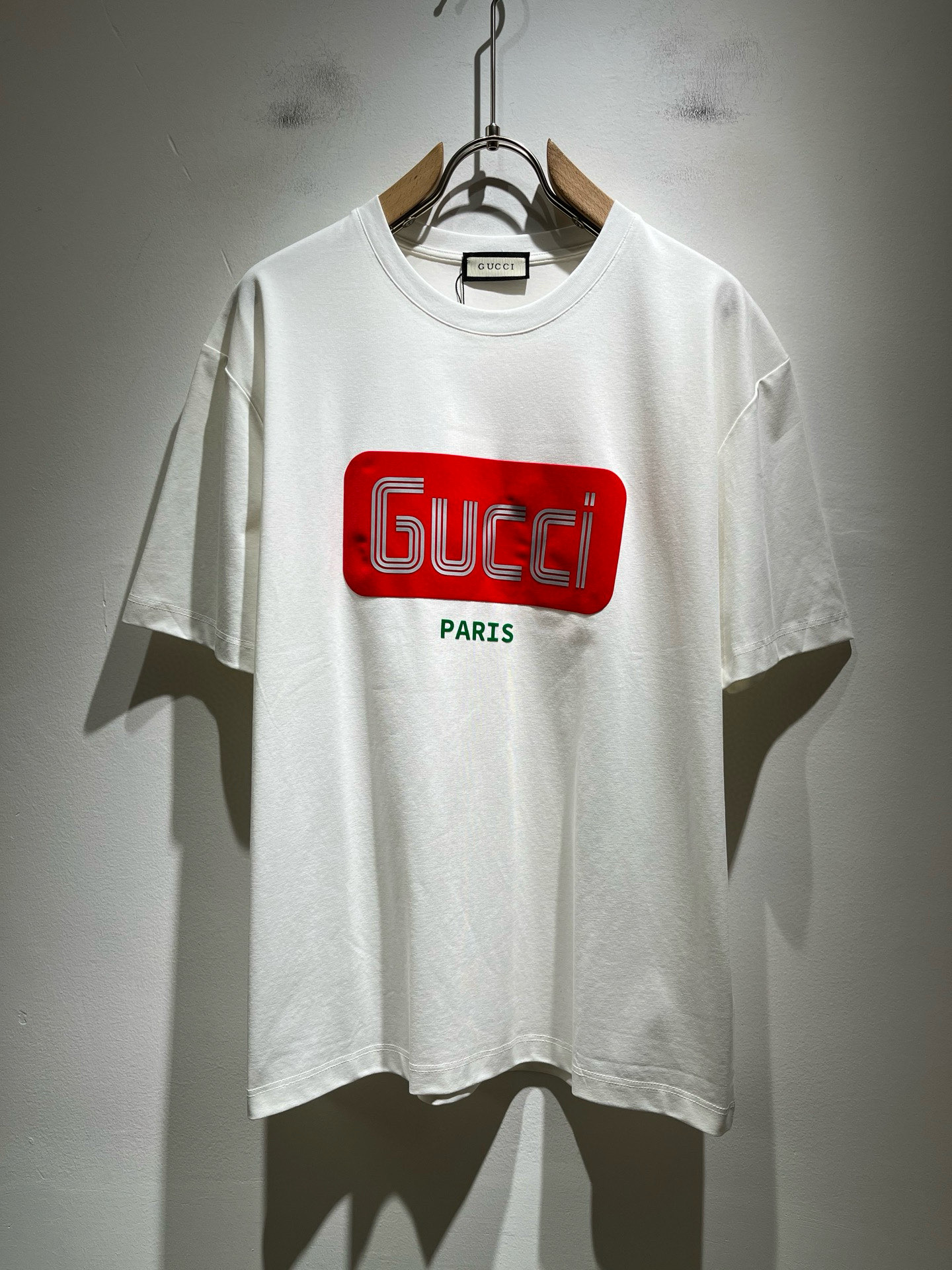 NO:490137,Gucc* Gujia 2025 spring and summer new style for men and women couples casual loose cotton round neck short-sleeved T-shirt!  Trading companies have sparse channels and are released on the official website at the same time!  The latest series of spring and summer 2025, classic fashion design elements, injecting full vitality into the new series. This T-shirt is carefully selected for customers to use imported cotton fabrics. The fabric feels skin-friendly and soft and delicate, and the body logo is velvet-pressed!  It has an extremely comfortable and breathable wearing experience. The whole item is very eye-catching and fashionable, and is deeply loved by young people today!  The loose round neck cut is a neutral style regardless of age and gender, suitable for matching all the styles and looks you need in your daily life!  It is recommended to wear couple outfits to go out on the street to make it more pleasing to the eye!  Size M-3XL, gucci, gucci, T-shirt, tees, t-shirt, alexander wang19860909Gucc*古家 2025春夏新款男女同情侣款休闲宽松棉质圆领短袖T恤衫！贸易公司渠道稀出,同步官网发售 ！ 2025春夏最新系列,经典时尚设计元素,为全新系列注入满满活力,这款T恤衫用心甄选客供进口棉面料制成,面料手感亲肤柔软细腻,衣身logo压绒设计！拥有着无比舒适透气性的穿着体验,整件单品极具吸睛度与时尚感,深受当下年轻人的喜爱！基础宽松的圆领版型裁剪,不分年龄与性别的中性款式,适合搭配你日常所需的所有风格与造型！建议搭配情侣装出街会更为养眼出色！尺码M-3XL,,gucci,gucci,T-shirt,tees，t-shirt,alexander wang,Men's clothing