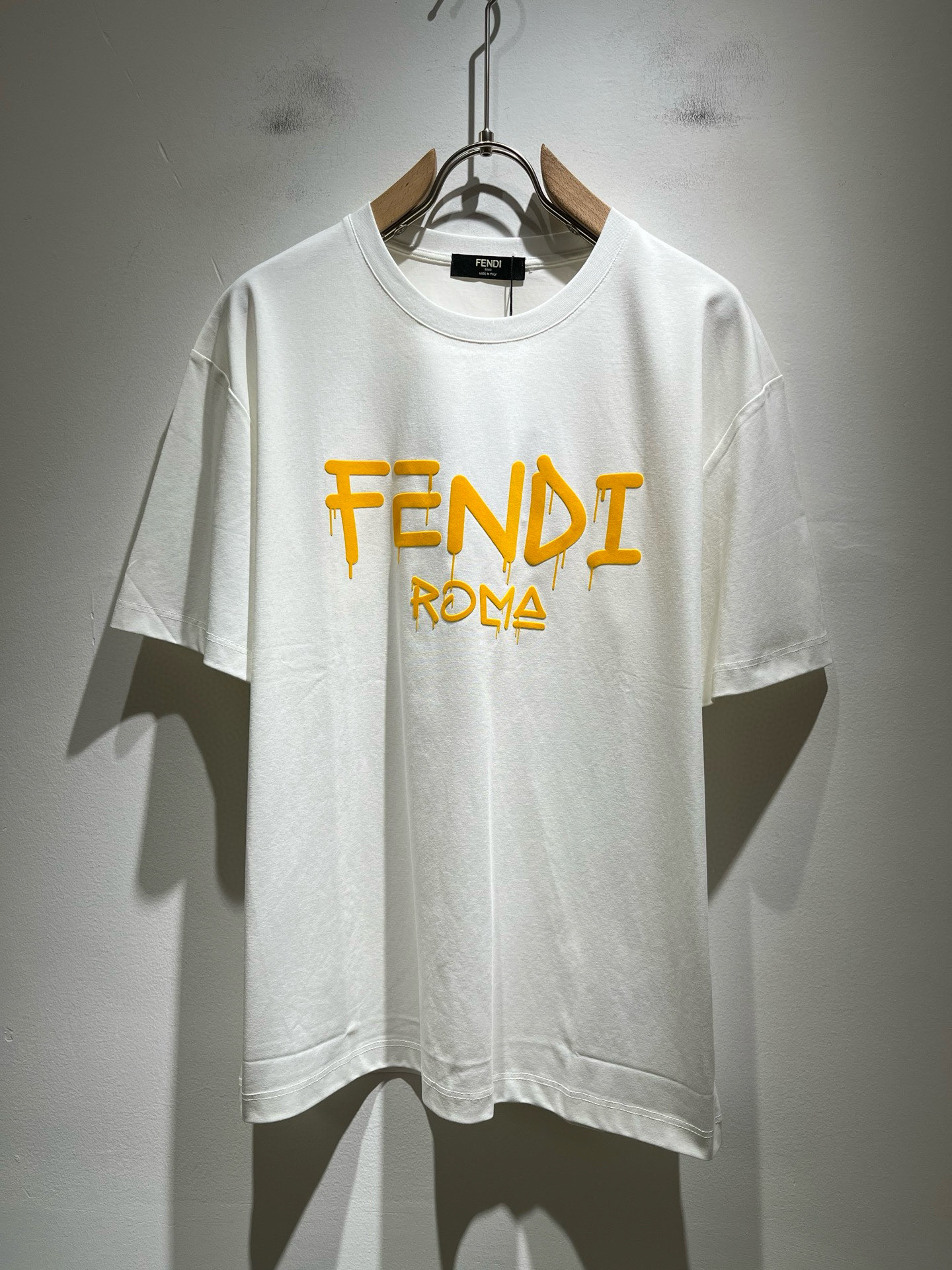 NO:487824,FEN*I FEN*Di's new spring and summer 2025 FD family FF men and women short-sleeved T-shirt, versatile and minimalist short-sleeved shirts for men and women. Original Italian orders, popular FD family items, simple and pure colors. The FD family's enduring iconic products, high-quality products with full representation and full specifications, and high-quality products that all FD fans are worth buying!  Pure Yidian channel orders, high-end and popular products from the FD family, very popular items at the moment, and iconic letter logo pattern velvet modification!  High-end goods worth keeping and giving away to others!  It is trendy and beautiful, with a full sense of trendy atmosphere, and has a very high level and specifications. It uses a very classic black and white color combination, giving people a strong visual impact and has a very high recognition. It is top-quality exclusive pure cotton fabric, created with a soft, delicate and comfortable touch, and has a very high-end and classy appearance!  Perfectly interprets the charm of the brand and leaves a deep impression. It is more fashionable and charming. It has simple, elegant and fashionable upper body, and is even more stressful for outfits!  The inner wear alone is very delicious and beautiful scenery that cannot be ignored!  Size M-3XL, fendi,dior,T-shirt,tees,t-shirt,alexander wang19860909FEN*I 芬*迪2025春夏新款FD家族FF男女同款短袖T恤,男女同款百搭极简短袖.意大利原厂订单,FD家族人气单品,简约纯色系打造.FD家族经久不衰的标志性臻品,代表性十足,规格感十足的精品,所有FD粉丝都值得抢购的精品！纯正意代渠道订单,FD家族的高奢人气爆款产物,当下十分火爆的单品,标志性字母logo图案压绒修饰！值得自留和送人的高端货！新潮又好看,潮流气息感十足,档次规格感极高,并且采用十分经典的的黑白双色搭配,给人的视觉冲击感相当强烈,有着极高的辨识度,顶级专属纯棉面料,打造,触感柔软细腻舒适,品相相当高级有档次！完美诠释品牌魅力,给人留下深刻印象.更具时尚与韵味,上身简约大方时尚,对于穿搭更是毫无压力！单穿内搭都极有味道,不可忽视的靓丽风景线！ 尺码M-3XL,,fendi,dior,T-shirt,tees，t-shirt,alexander wang,Men's clothing