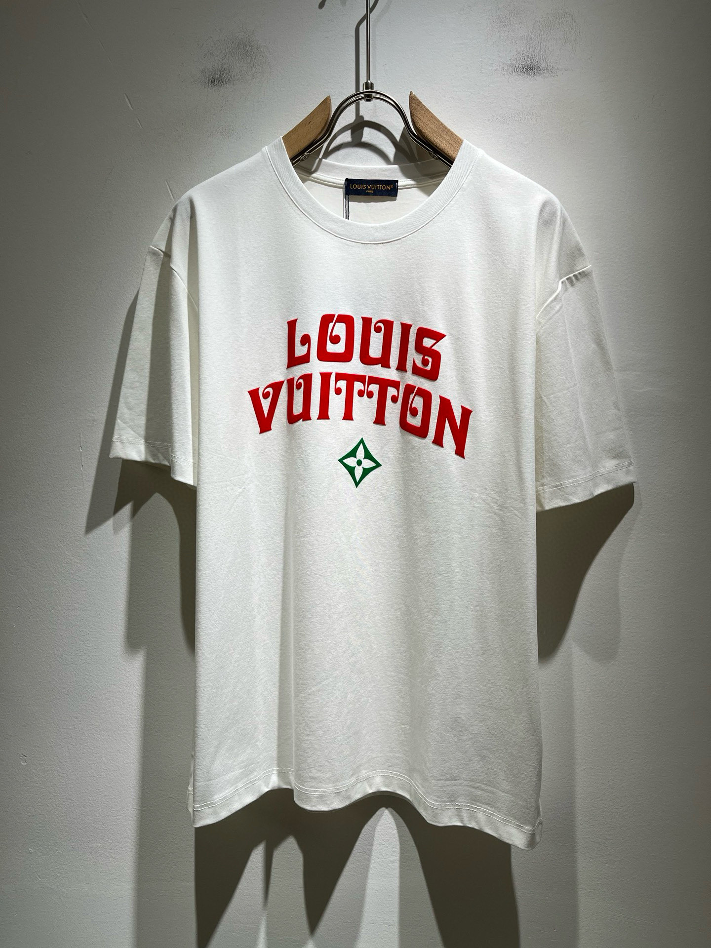 NO:490156,LouisVuitt*Louis*Deng The new series of spring and summer 2025 products are launched, a very fashionable and avant-garde short-sleeved T-shirt for men and women, with logo pattern velvet modification!  Different from the past, it declares the design concept of brand inheritance!  Its eye-catchingness is no less than any classic style, perfectly presenting the fashionable, high-end and luxurious feeling in front of the world!  Made of imported 260 grams of cotton, selected high-quality pure cotton fabrics, soft and soft to the touch, the real thing is definitely beyond your imagination, close to the body and breathable, even if you sweat profusely, you will not feel greasy or stuffy, and will bring sweating and moisture absorption to the extreme!  Size M-3XL, louis vuitton,louis vuitton,t-shirt,tees,t-shirt,alexander wang19860909LouisVuitt*路易*登 2025春夏全新系列单品上线,非常时髦前卫的一款男女同款短袖T恤,标识logo图案压绒修饰！区别于以往的不同,宣示品牌传承的设计理念！其吸睛度完全不亚于任何经典款式,将时髦高级感与奢华感完美呈现在世人眼前！客供进口260克全棉材质制成,精选优质纯棉面料,触感软糯亲肤细腻,实物到手绝对超乎你的想象,贴身无比舒适透气,即便是汗流浃背也不会有腻身及闷热感可言,将排汗吸湿性发挥到了极致！尺码M-3XL,,louis vuitton,louis vuitton,T-shirt,tees，t-shirt,alexander wang,Men's clothing