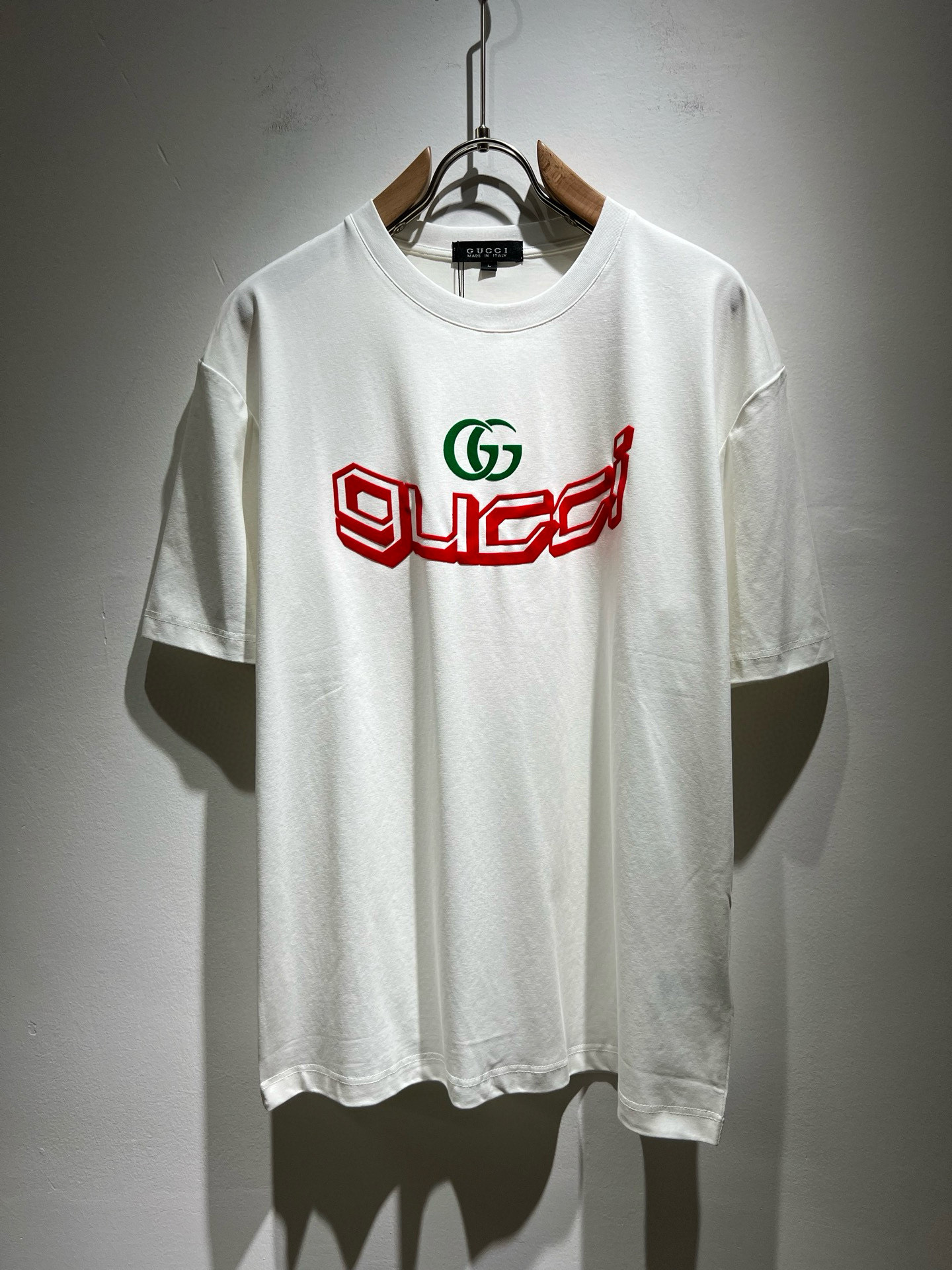 NO:487781,Gucc* Gujia 2025 spring and summer new style for men and women couples casual loose cotton round neck short-sleeved T-shirt!  Trading companies have sparse channels and are released on the official website at the same time!  The latest series of spring and summer 2025, classic fashion design elements, injecting full vitality into the new series. This T-shirt is carefully selected for customers to use imported cotton fabrics. The fabric feels skin-friendly and soft and delicate, and the body logo is velvet-pressed!  It has an extremely comfortable and breathable wearing experience. The whole item is very eye-catching and fashionable, and is deeply loved by young people today!  The loose round neck cut is a neutral style regardless of age and gender, suitable for matching all the styles and looks you need in your daily life!  It is recommended to wear couple outfits to go out on the street to make it more pleasing to the eye!  Size M-3XL, gucci, gucci, T-shirt, tees, t-shirt, alexander wang19860909Gucc*古家 2025春夏新款男女同情侣款休闲宽松棉质圆领短袖T恤衫！贸易公司渠道稀出,同步官网发售 ！ 2025春夏最新系列,经典时尚设计元素,为全新系列注入满满活力,这款T恤衫用心甄选客供进口棉面料制成,面料手感亲肤柔软细腻,衣身logo压绒设计！拥有着无比舒适透气性的穿着体验,整件单品极具吸睛度与时尚感,深受当下年轻人的喜爱！基础宽松的圆领版型裁剪,不分年龄与性别的中性款式,适合搭配你日常所需的所有风格与造型！建议搭配情侣装出街会更为养眼出色！尺码M-3XL,,gucci,gucci,T-shirt,tees，t-shirt,alexander wang,Men's clothing