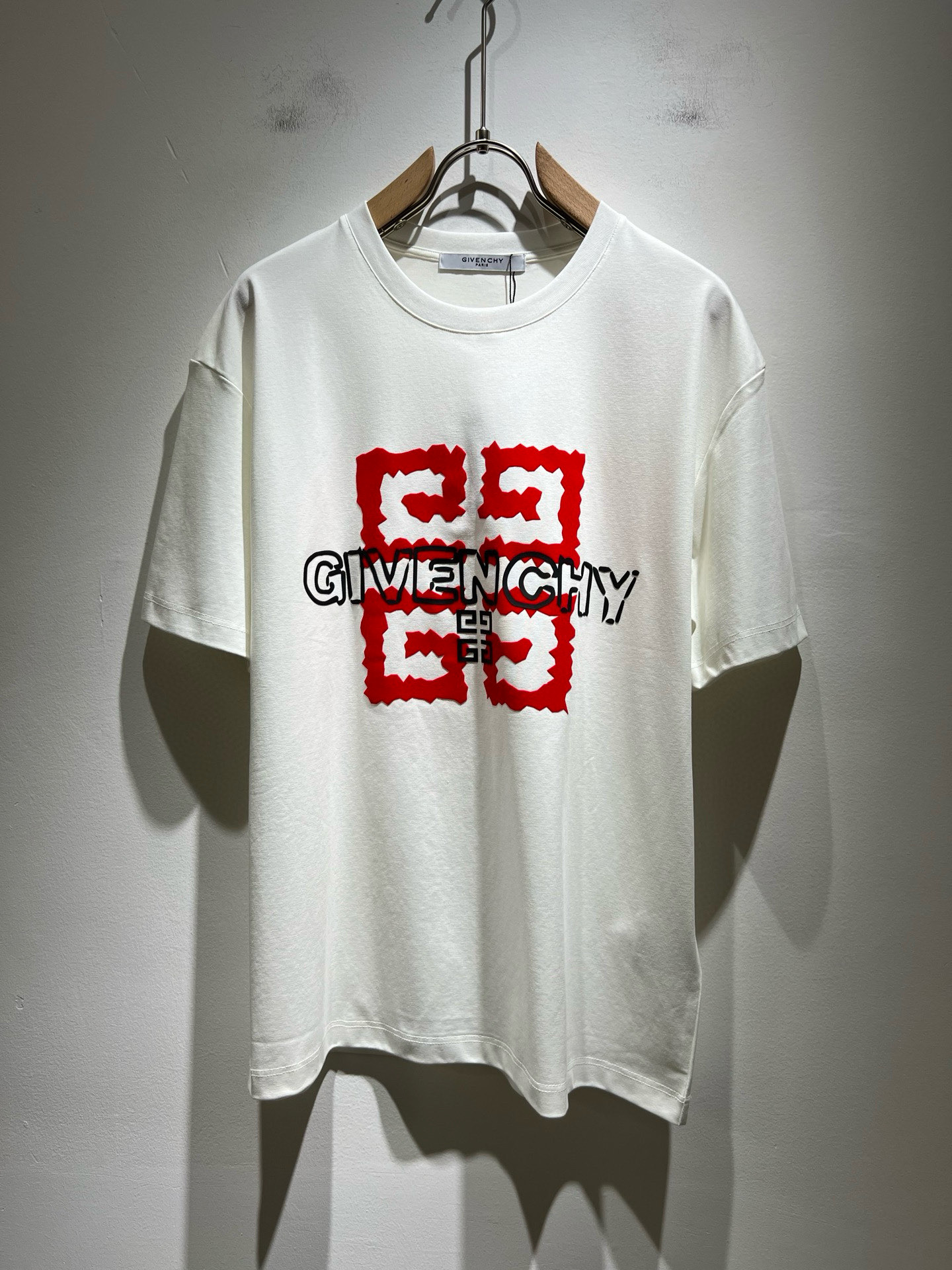 NO:487788,Giv*chy/Ji*xi's new short-sleeved T-shirt for men and women in spring and summer, the main creator has injected new fashion energy into fashion. By exploring various themes and sexy charm, it is highly recognizable and leads the new street fashion trend. This model is the exclusive outstanding design element of G's family, with a logo pattern velvet design!  Perfect fusion, clear and restored patterns, showing the elegant style of the brand. The original 260g pure cotton material is made of solid and high-end fabric, and the upper body can be easily controlled, showing the casual and fashionable charm. Size M-3XL, gucci, T-shirt, tees, t-shirt, alexander wang19860909Giv*chy/纪*希2025春夏新款男女同款短袖T恤,主创时尚注入了全新时尚能量.通过探索各种题材和性感魅力,极具辨识度,引领全新街头时尚潮流.该款是G家独家的出彩设计元素,设计标识logo图案压绒设计！完美融合,图案清晰还原度极高,彰显品牌优雅格调.选用原版260g纯棉材质,面料紧实高级,上身均可轻松驾驭,展现休闲自在时尚魅力.尺码M-3XL,,gucci,T-shirt,tees，t-shirt,alexander wang,Men's clothing