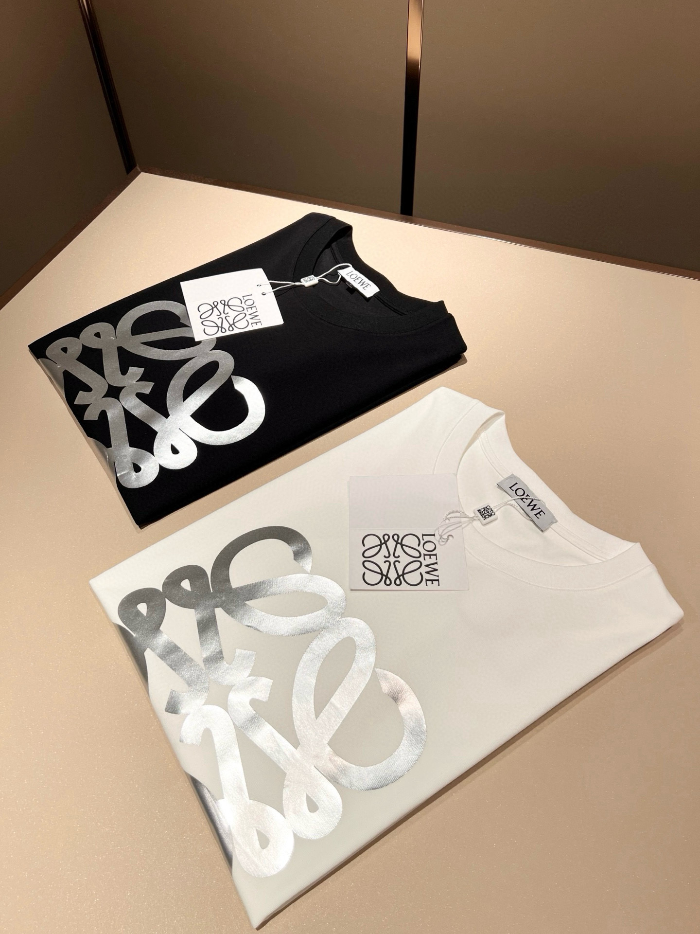 NO:487827,LOE*WE Luo*We 2025 spring and summer new short-sleeved T-shirt for men and women, original Italian order channel, very personalized and high-end style, logo pattern glue pressing technology design!  Couple pure cotton short-sleeved T-shirt!  !  The latest fashion trends and popular products are here, and it is another simple and high-end fashion item. It is a fashion product with very high-end outfit charm. It is a must-have item for fashion trends!  Original Italian manufacturer channels, special-level orders, and released at the same time as Hong Kong, Macao and Taiwan buyers. This model is also the latest popular product of Luo Yiweijia this year and the most classic product. Its specifications and grades are beyond doubt!  !  The choice is very diverse, and it can be said that this model naturally has a fresh and natural feeling, showing the brand charm and high-end feeling. The texture of this model is very good, and the heavy weight and brilliant skin-friendliness that can be seen with hands are even better, and it is a complete enjoyment of wearing!  !  Size: M-3XL, loewe, loewe, T-shirt,tees, t-shirt,alexander wang19860909LOE*WE罗*威 2025春夏新款男女同款短袖T恤,意大利原厂订单渠道,极具个性高级风,标志logo图案压胶工艺设计！情侣款纯棉短袖T恤！！最新时尚潮流人气产物驾到,又是一款简约高级的时尚单品,穿搭魅力十分高级不俗的时尚产物 ,时尚潮流必备单品！意大利原厂渠道,特供级别订单,同步港澳台买手店发布,此款也是罗意威家今年的最新人气产物,也是最经典的产物,其规格跟档次更是毋庸置疑！！ 选择极具多样化,言而喻此款自然具备那种清新自然的感觉,彰显品牌魅力与高级感,此款的质感十分的到位,用手可以感知的重磅跟出彩亲肤程度更是上佳,十足的穿着享受！！尺码: M-3XL,,loewe,loewe,T-shirt,tees，t-shirt,alexander wang,Men's clothing