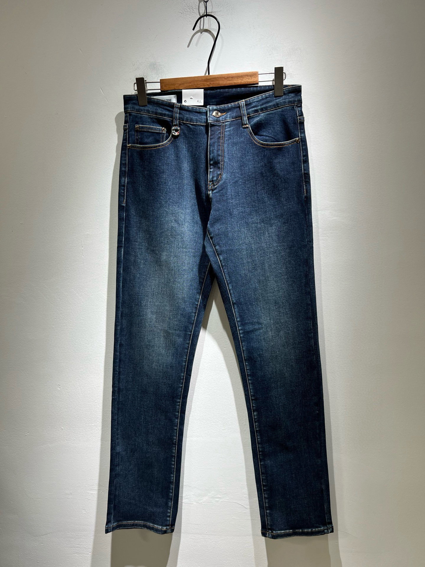 NO:487806,Thom Brow**ne Tom Long 2025 spring and summer new classic casual jeans, trading company channels are rare, and the leading official website is on sale! TB home basic casual jeans with labels are indispensable versatile products in the closet. They are convenient and comfortable to wear and very easy to match with fashionable styles! This jeans are carefully selected and provided by customers for high-quality cotton materials. They are both comfortable and breathable. They feel skin-friendly and comfortable to wear, and can accompany you to cool and comfortable to spend the hot summer. How high the texture of the fabric is, you will know immediately when you get the actual product. The logo badge of the back pocket! They are all the most recognizable classic elements in TB's home. The meticulous and smooth line inside the trousers are more exquisite in details. They show excellent craftsmanship and are enough to allow quality controls to take away with them with their eyes closed! The basic regular straight-fitting cut has no restrictions on body shape. The invincible versatile color combination easily challenges any top, perfectly combining business and casual style outfits! Size 29-38, jeans, alexander wang19860909Thom Brow**ne汤姆*朗 2025春夏新款经典款休闲牛仔裤,贸易公司渠道稀出,领先官网发售!自带标签化的TB家基础休闲牛仔裤,衣橱里不可或缺的百搭臻品,穿着便捷舒适又非常极易搭配时尚造型!此款牛仔裤用心甄选客供优质全棉材质制成,,舒适性与透气性兼优,着穿触感亲肤舒适,能够伴你凉爽自在的度过酷热的夏天,面料的质感有多高级,实物到手你立刻便知,后袋标志logo徽章！都是TB家最具辦识度的经典元素,裤身内里缜密平顺的走线,细节方面更为考究,极好的彰显了出色工艺,足以让品控们闭眼收走!基础常规的直筒版型裁剪,对于体型没有限制可言,无敌的百搭配色,轻松挑战任何上装,完美兼具商务与休闲风格穿搭!尺码29-38,,jeans,alexander wang,Men's clothing