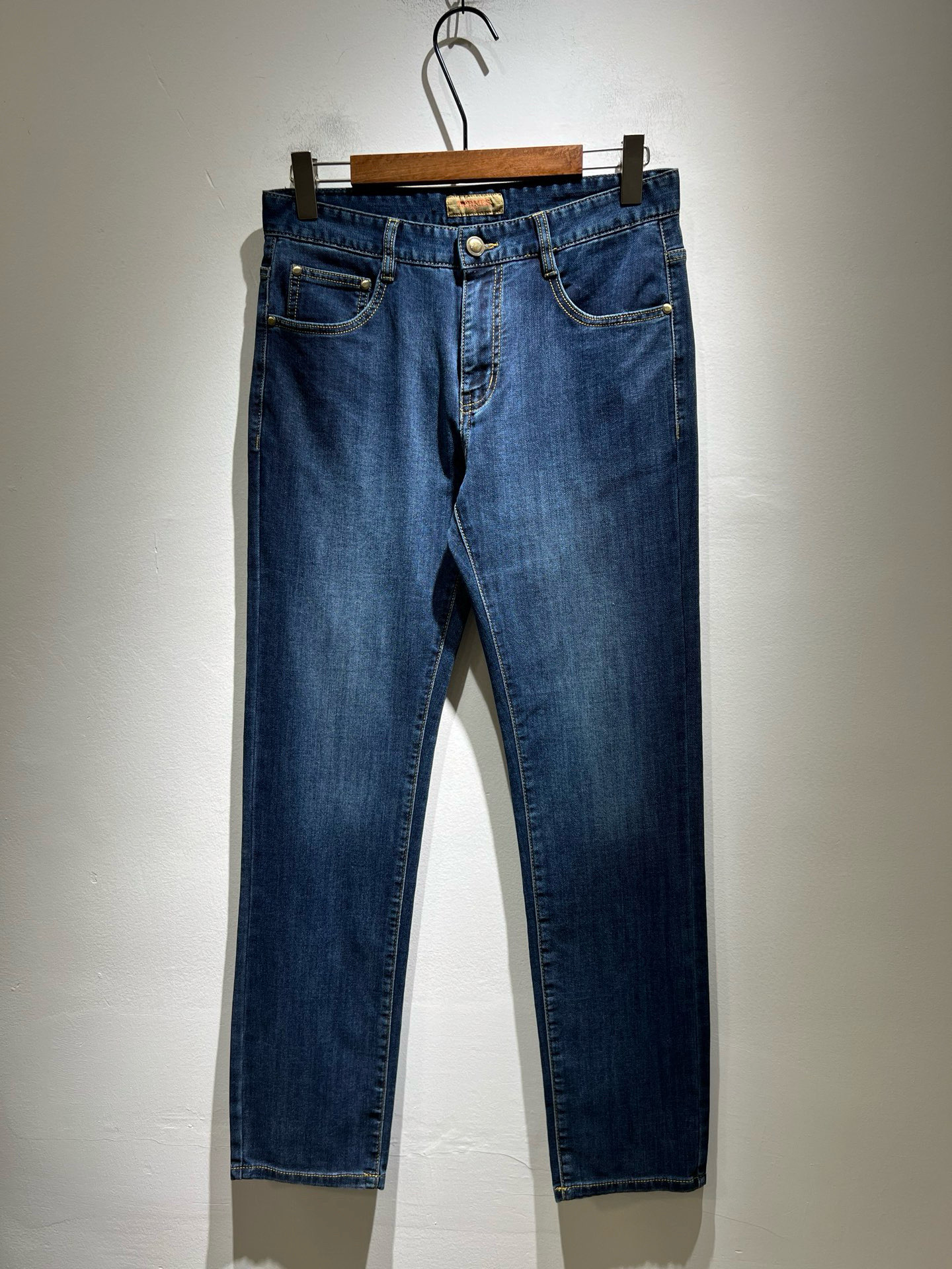 NO:487814,HERM*S AES 2025 Spring and Summer Men's High-end Tanning Washed Small Straight Jeans Overseas Trading Company Channel Order!  Men's slim straight jeans!  Shanghai Henglong store is on sale!  It is high-end, simple, and has exquisite craftsmanship and materials. It is very rigorous and demanding in pursuit of quality. It uses every detail to prove its brand image!  The typical essence of H's home, with a very representative logo design!  The brand image of H's home is perfectly explained, and the signature leather brand is also quite amazing. It has built a brand LOGO, and the fabric has been perfectly transformed and sublimated. It has a heavy environmentally friendly plant enzyme washing process. The texture has a unique retro style and is quite outstanding. It is recognized as a universal and versatile color number and can withstand the test of any season.  Well-tailed, clean, refreshing and neat!  Size 29-40, hermes, jeans, alexander wang19860909HERM*S爱*仕 2025春夏男士高端丹宁水洗小直筒牛仔裤 海外贸易公司渠道订单 ！男士修身直筒牛仔裤！上海恒隆店在售！高级、简约,工艺和用料方面都颇为考究,对于品质的追求非常严谨和苛刻,用每一个细节来力证自身品牌形象！H家的典型精髓,极具代表性标志logo腰牌设计！将H家的品牌形象完美阐释出来,招牌式的皮牌亦颇为惊艳,构建出品牌LOGO,面料得到完美蜕变和升华,重磅环保植物酵素水洗工艺,肌理有着独特的复古风格,相当出彩,公认的万能百搭色号,经得住任何季节的考验配色！剪裁精良,干净清爽且利落！尺码29-40,,hermes,jeans,alexander wang,Men's clothing