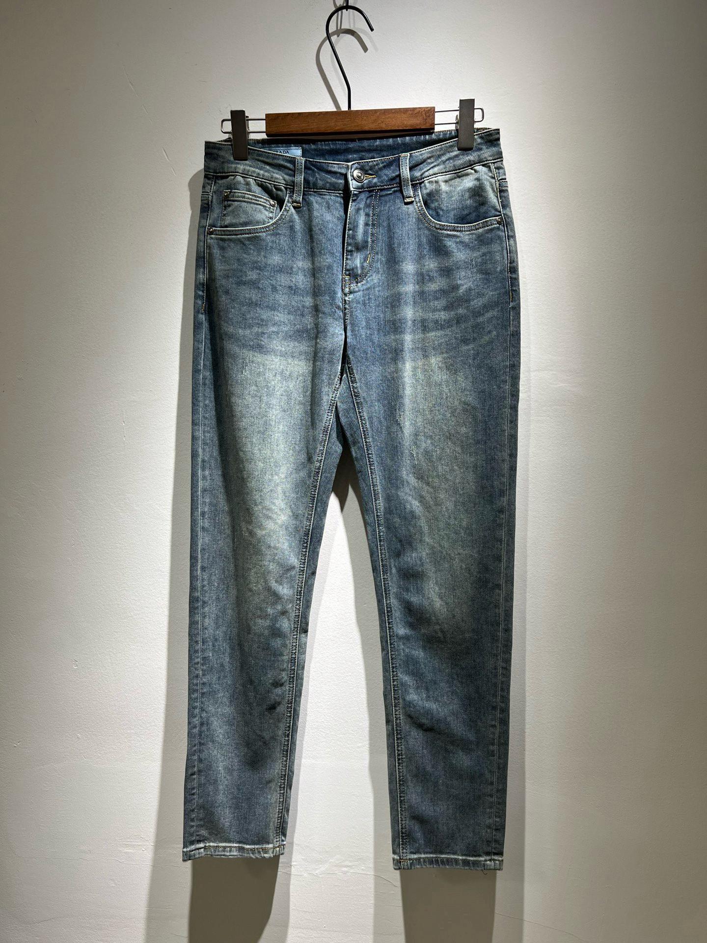 NO:487821,PRA*DA Prada 2025 early spring new product is available for sale!  Denim is high-end, versatile and pragmatic, and not sensational!  Limited editions in Hong Kong, Macao and Taiwan!  !  Three-dimensional cut cotton material!  The Taiwan foreign trade company undertakes the exquisite and delicate materials, which seems to be Prada's patented high-quality custom-made original hardware logo design!  Not only in the material, color and style, the life philosophy behind the design just fits the dual mentality of modern people's pursuit of personal practicality and fashion aesthetics, and achieves a perfect balance between function and aesthetics. It is not only the display of fashion trends, but also the ultimate of modern aesthetics. P's vision does not limit the indispensable components of the core value of fashion brands, another alternative to mature styles and sizes 29-40, prada, prada, alexander wang19860909PRA*DA 普拉达 2025早春新品发售！牛仔高级百搭实用主义不哗众取宠！港澳台地区限定款！！立体裁剪纯棉材质！台湾外贸公司承接、材质精致细腻似乎是普拉达专利品质上乘 定制原版五金logo设计！不仅在材料、颜色与款式工夫,设计背后的生活哲学正巧契合现代人追求切身实用与流行美观的双重心态,在机能与美学之间取得完美平衡,不但是时尚潮流的展现,更是现代美学的极致.P的视野并没有局限时尚品牌核心价值中不可或缺的组成部分、的另一种选择替代风格成熟、尺码29-40,,prada,prada,alexander wang,Men's clothing