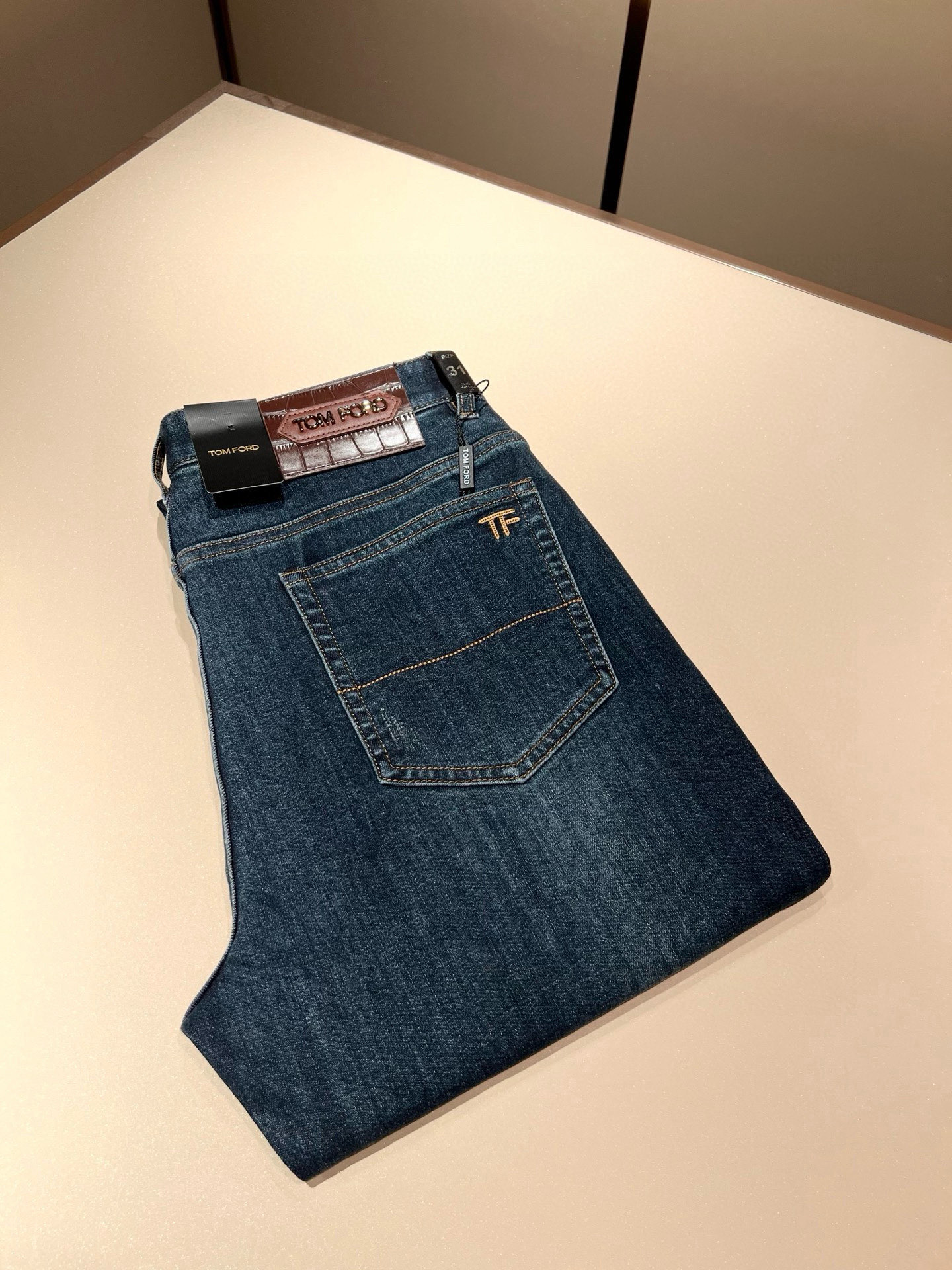 NO:487777,TOM FORD New products for 2025 spring and summer are on sale!  Denim is high-end, versatile and pragmatic, and not sensational!  Limited editions in Hong Kong, Macao and Taiwan!  !  Three-dimensional cut cotton material!  The Taiwan foreign trade company undertakes the exquisite and delicate materials, which seems to be Prada's patented high-quality custom-made original hardware logo design!  Not only in the material, color and style, the life philosophy behind the design just fits the dual mentality of modern people's pursuit of personal practicality and fashion aesthetics, and achieves a perfect balance between function and aesthetics. It is not only the display of fashion trends, but also the ultimate of modern aesthetics. P's vision does not limit the indispensable components of the core value of fashion brands, another alternative to mature styles, sizes 29-40,,tom ford,prada,alexander wang19860909TOM FORD 汤姆福特 2025春夏新品发售！牛仔高级百搭实用主义不哗众取宠！港澳台地区限定款！！立体裁剪纯棉材质！台湾外贸公司承接、材质精致细腻似乎是普拉达专利品质上乘 定制原版五金logo设计！不仅在材料、颜色与款式工夫,设计背后的生活哲学正巧契合现代人追求切身实用与流行美观的双重心态,在机能与美学之间取得完美平衡,不但是时尚潮流的展现,更是现代美学的极致.P的视野并没有局限时尚品牌核心价值中不可或缺的组成部分、的另一种选择替代风格成熟、尺码29-40,,tom ford,prada,alexander wang,Men's clothing