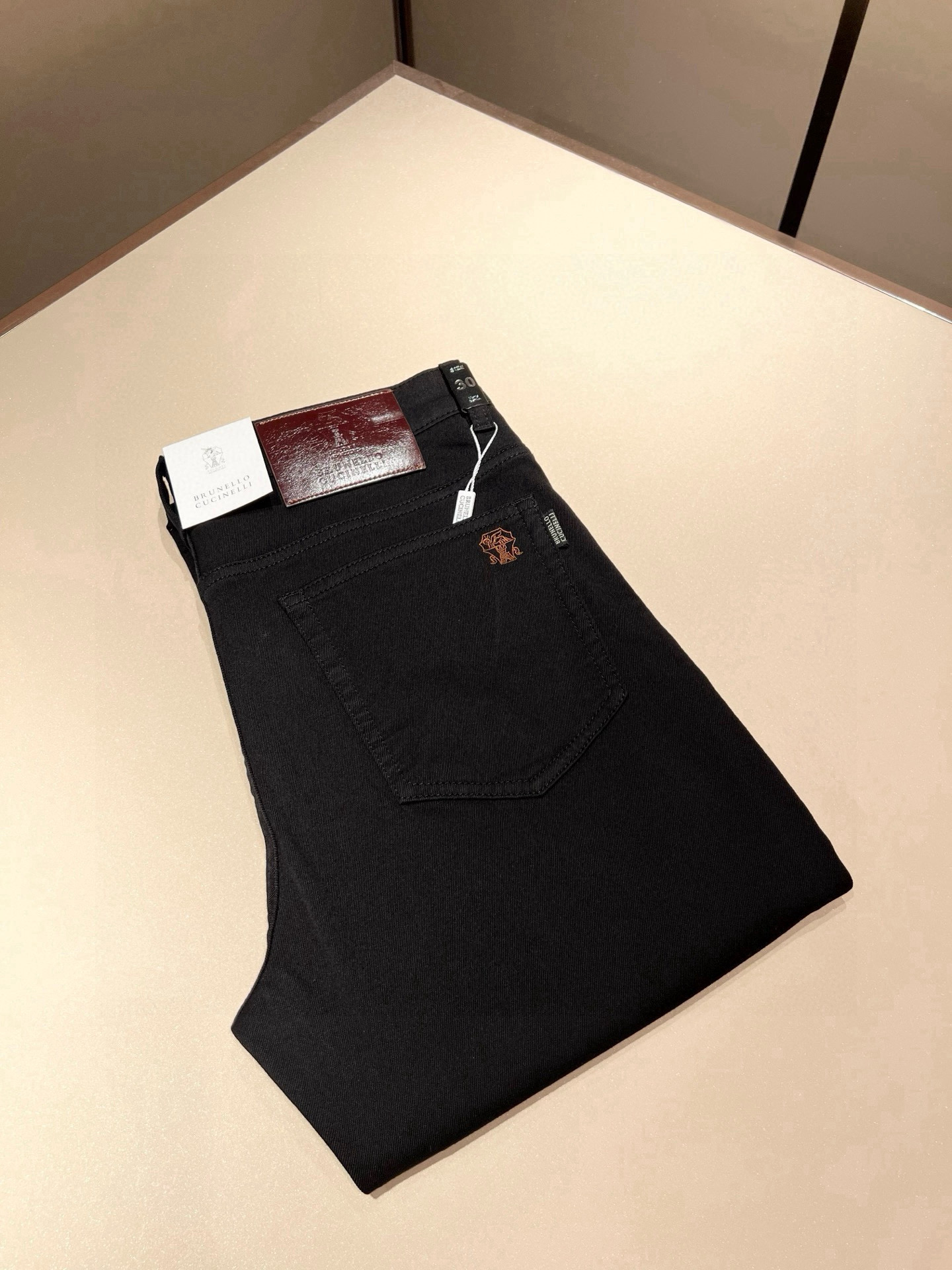 NO:487785,BC-Brunello Cucineli 2025 spring and summer new men's fashion high-end casual jeans, Hong Kong foreign business channel goods, original Japanese production, pure blood quality, perfectly continues the essence and genes of LOE*'s home. From the main fabric to the detailed craftsmanship, all show the ingenuity of quality, use multiple brand elements to interpret, and choose the precious cowhide material to build a logo waist brand design!  Identity manifestation that belongs to the soul!  Customer-supplied high-end imported pure cotton fabrics, very high-end and fashionable detailed craftsmanship, red ear cloth is completed by a specific antique loom. This element represents the identity and rank of jeans, which is very worthy of careful appreciation!  In terms of matching, it is invincible and explains the versatility in place, with ingenious details and exquisite accessories. The auxiliary materials are all provided by foreign merchants. They are tailored and slim, and the upper body is lifted with an excellent effect. They are a styling item that is hard to come by!  Size 29-38, brunello cucinelli,loewe,jeans,cowhide,alexander wang19860909BC-Brunello Cucineli 2025春夏新品男士时装款高端休闲牛仔裤,香港洋行渠道货,日本原厂出品,纯血统品质,完美延续了LOE*家的精髓与基因,从主体面料到细节工艺,无不彰显出品质的匠心所在,运用多个品牌元素标识来诠释,选取矜贵的牛皮材质构建logo腰牌设计！属于灵魂式的身份彰显！客供高级进口的纯棉面料,非常高级且时髦的细节工艺,赤耳布是由特定古董织布机完成,此元素代表着牛仔裤的身份及段位,非常值得细品悦人！在搭配上所向无敌,把百搭阐释到位,细节匠心考究,辅料皆为外商客供,剪裁合体修身,上身提臀效果绝佳,可遇而不可求的造型单品！尺码29-38,,brunello cucinelli,loewe,jeans,cowhide,alexander wang,Men's clothing
