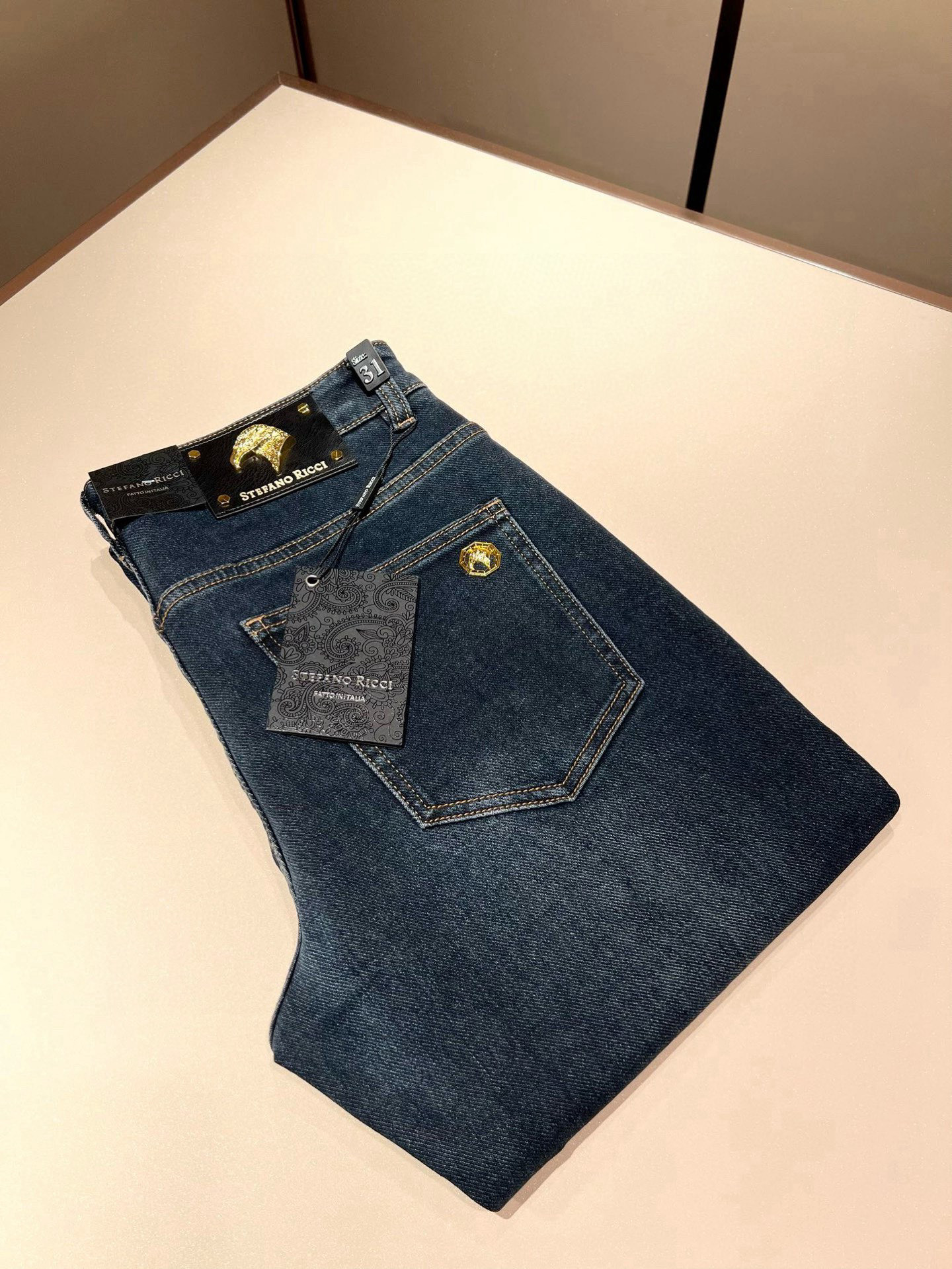 NO:487792,STEFANO RIC*I/Stephen Nicht 2025 spring and summer men's original single casual jeans, heavy recommendation!  Quality 'Niu Beer' This model uses original exclusive fabric!  The craftsmanship is top-notch, and the design of Eagle Head logo hardware decoration!  The three-dimensional sense is extremely stunning and stunning. The pattern is presented by the iconic brand pattern. It has a very distinctive and high-end and fashionable look, which strongly demonstrates the identity!  In addition, it has a lot of cotton feel, both comfort and breathability, extremely delicate touch, and excellent skin-friendly!  The details are perfect, with all kinds of exquisite and exquisite, with a strong sense of styling, full of upper body styles, and belongs to the unique type on the market!  Size 29-40, jeans,alexander wang19860909STEFANO RIC*I/史蒂芬.尼治 2025春夏男士原单休闲牛仔裤,重磅推荐！品质“牛啤” 此款所运用原版专属面料！还是工艺都堪称顶尖,设计鹰头logo五金修饰！立体感极强,视觉极其惊艳震撼,图案由标志性的品牌图案呈现,辨识度非常鲜明且高级时髦,有力彰显身份！此外棉感十足,舒适性与透气性兼备,触感极为细腻,亲肤性绝佳！细节完美如斯,各种精湛考究 造型感极强,上身型款十足,属于市面独一无二的类型！尺码29-40,,jeans,alexander wang,Men's clothing