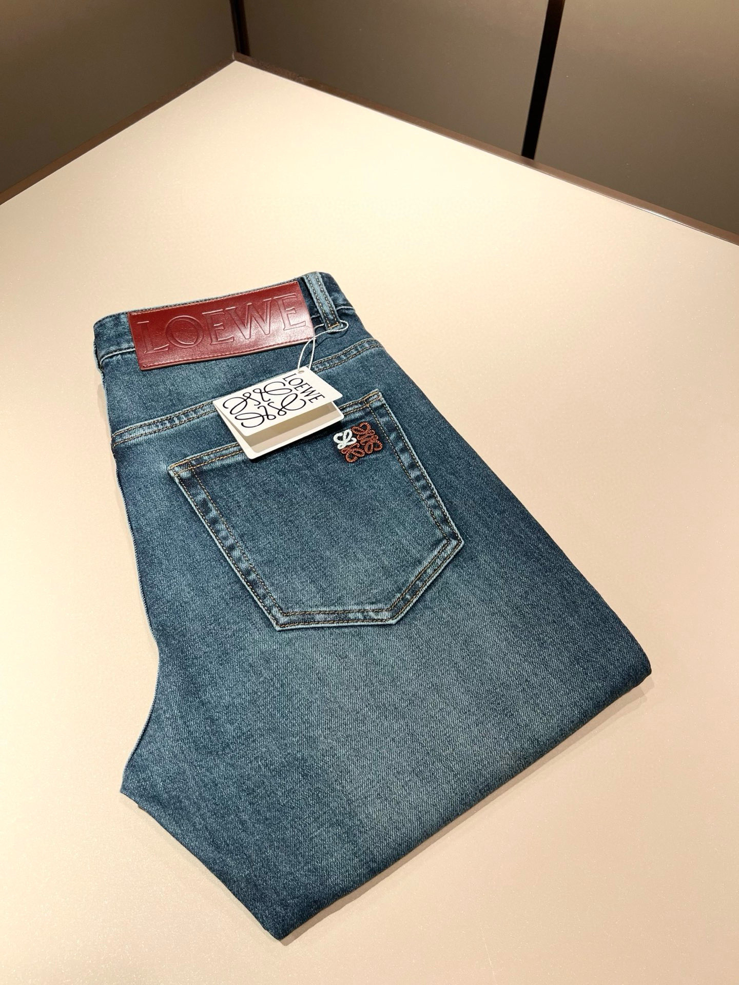 NO:487799,LO*WE/Luo*We 2025 spring and summer new men's fashion high-end casual pants, Hong Kong foreign business channel products, original Japanese products, pure blood quality, perfectly continues the essence and genes of LOE*'s home. From the main fabric to the detailed craftsmanship, all show the ingenuity of quality, use multiple brand elements to interpret, and choose precious cowhide material to build a logo waist brand leather design!  Identity manifestation that belongs to the soul!  Customer-supplied high-end imported pure cotton fabrics, very high-end and fashionable detailed craftsmanship, red ear cloth is completed by a specific antique loom. This element represents the identity and rank of jeans, which is very worthy of careful appreciation!  In terms of matching, it is invincible and explains the versatility in place, with ingenious details and exquisite accessories. The auxiliary materials are all provided by foreign merchants. They are tailored and slim, and the upper body is lifted with an excellent effect. They are a styling item that is hard to come by!  Size 30 -40, loewe, jeans, cowhide, alexander wang19860909LO*WE/罗*威2025春夏新品男士时装款高端休闲裤,香港洋行渠道货,日本原厂出品,纯血统品质,完美延续了LOE*家的精髓与基因,从主体面料到细节工艺,无不彰显出品质的匠心所在,运用多个品牌元素标识来诠释,选取矜贵的牛皮材质构建logo腰牌皮革设计！属于灵魂式的身份彰显！客供高级进口的纯棉面料,非常高级且时髦的细节工艺,赤耳布是由特定古董织布机完成,此元素代表着牛仔裤的身份及段位,非常值得细品悦人！在搭配上所向无敌,把百搭阐释到位,细节匠心考究,辅料皆为外商客供,剪裁合体修身,上身提臀效果绝佳,可遇而不可求的造型单品！尺码30 -40,,loewe,jeans,cowhide,alexander wang,Men's clothing