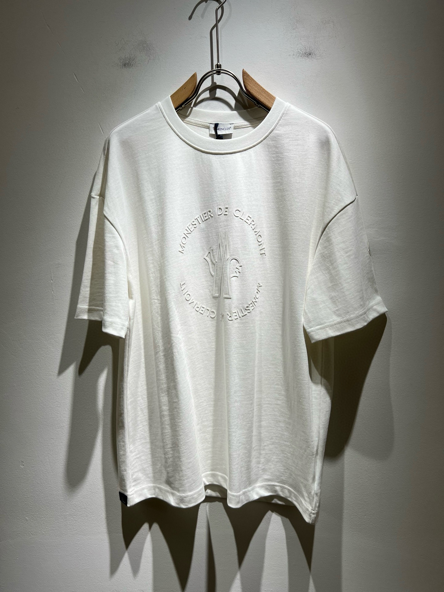 NO:487810,Moncler Mengjia 2025 Spring and Summer Latest Men and Women's Same Trade Order Short-sleeved T-shirt, Full Quality!  !  Internet celebrity style!  Use logo pattern to press glue design!  The upper body is comfortable and breathable, not stiff, and the overall three-dimensional feeling is rich. Quality export orders, customized exclusive pure cotton fabric tailoring to meet the simple needs of commuters for dressing. The upper body is very effective, slim and not picky about the figure. The fabric workmanship... Improper, only good craftsmanship can make you feel good and tasteful. A must-have item for everyone!  Size S-2XL, T-shirt,tees,t-shirt,alexander wang19860909Moncler蒙家 2025春夏最新男女同款贸易订单短袖T恤,全品相！！网红款！采用logo图案压胶设计！上身舒适透气,不僵硬,整体有着丰富的立体感,品质出口订单,定制专属纯棉面料剪裁,满足通勤人们对于着装的简约需求,上身效果很好,显瘦,不挑剔身材.面料做工....无可挑剔,好工艺好面料才能穿出好品味一款,人手必备单品！尺码S-2XL,,T-shirt,tees，t-shirt,alexander wang,Men's clothing