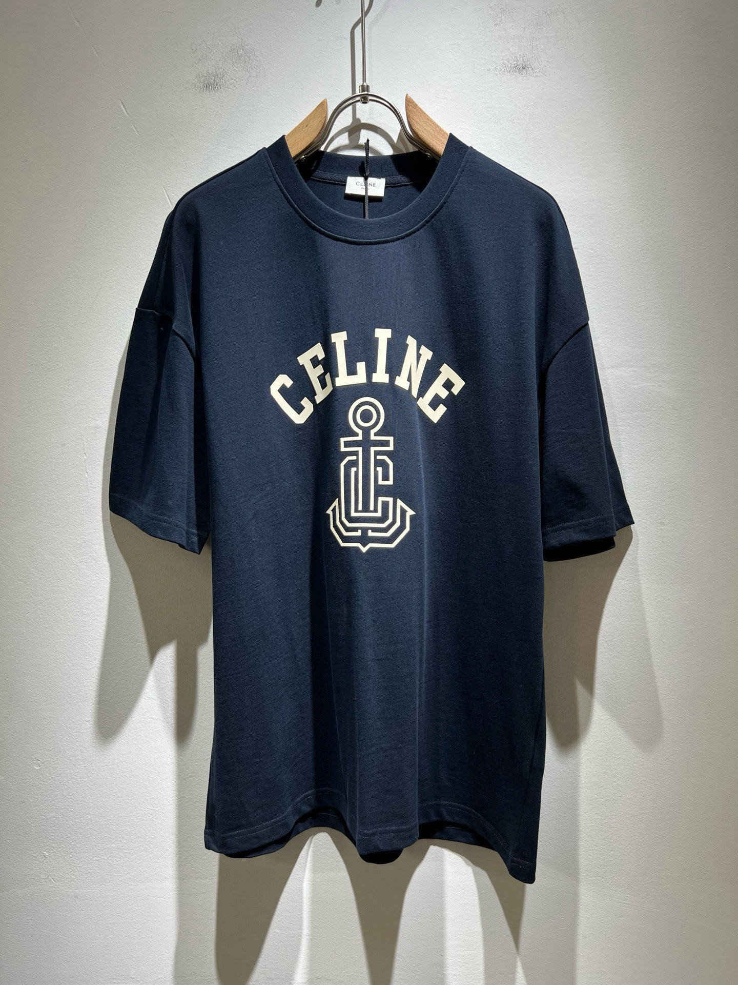 NO:487831,CELIN*Serin 2025 spring and summer new fashionable casual round neck short-sleeved T-shirt, classic couple short-sleeved T-shirt for men and women!  Trading companies have sparse channels and are released on the official website at the same time!  25-year-old fashion new styles are recommended. CE, which is increasingly bursting into new young forces, is indeed exciting to keep the classics while constantly integrating younger elements!  This short Tee, which is newly released in early spring, has a classic logo velvet compression technology design that never goes out of date in front and back!  The contrasting collar design with simple and high-end colors is enough to highlight a brand new theme, and the style setting that takes into account both retro and fashionable can cope with all kinds of temperament styles!  The logo has clear three-dimensional details, highlighting the perfect quality and texture!  Customer-supplied custom-woven cotton fabrics, and they are super white in color. Everyone should hurry up and take them away!  Size S-2XL, celine, T-shirt,tees, t-shirt,alexander wang19860909CELIN*瑟琳 2025春夏新款时尚休闲圆领短袖T恤,经典男女同款情侣短袖T恤衫！贸易公司渠道稀出,同步官网发售！25年早春时尚新款推荐,越来越向年轻新势力迸发的CE,除了保留经典的同时,不断融入年轻化元素,确实令人期待！这款早春最新发售的短Tee,前后永不过时的经典Logo压绒工艺设计！搭色简约而又不失高级感的撞色领口设计,足以凸显出全新的主题,复古与时髦兼顾的风格设定,可以应对各种气质范儿穿搭！logo清晰立体的细节,凸显完美的品相与质感！客供定织全棉面料,并且超级显白配色,各位抓紧时间带走吧！尺码S-2XL,,celine,T-shirt,tees，t-shirt,alexander wang,Men's clothing