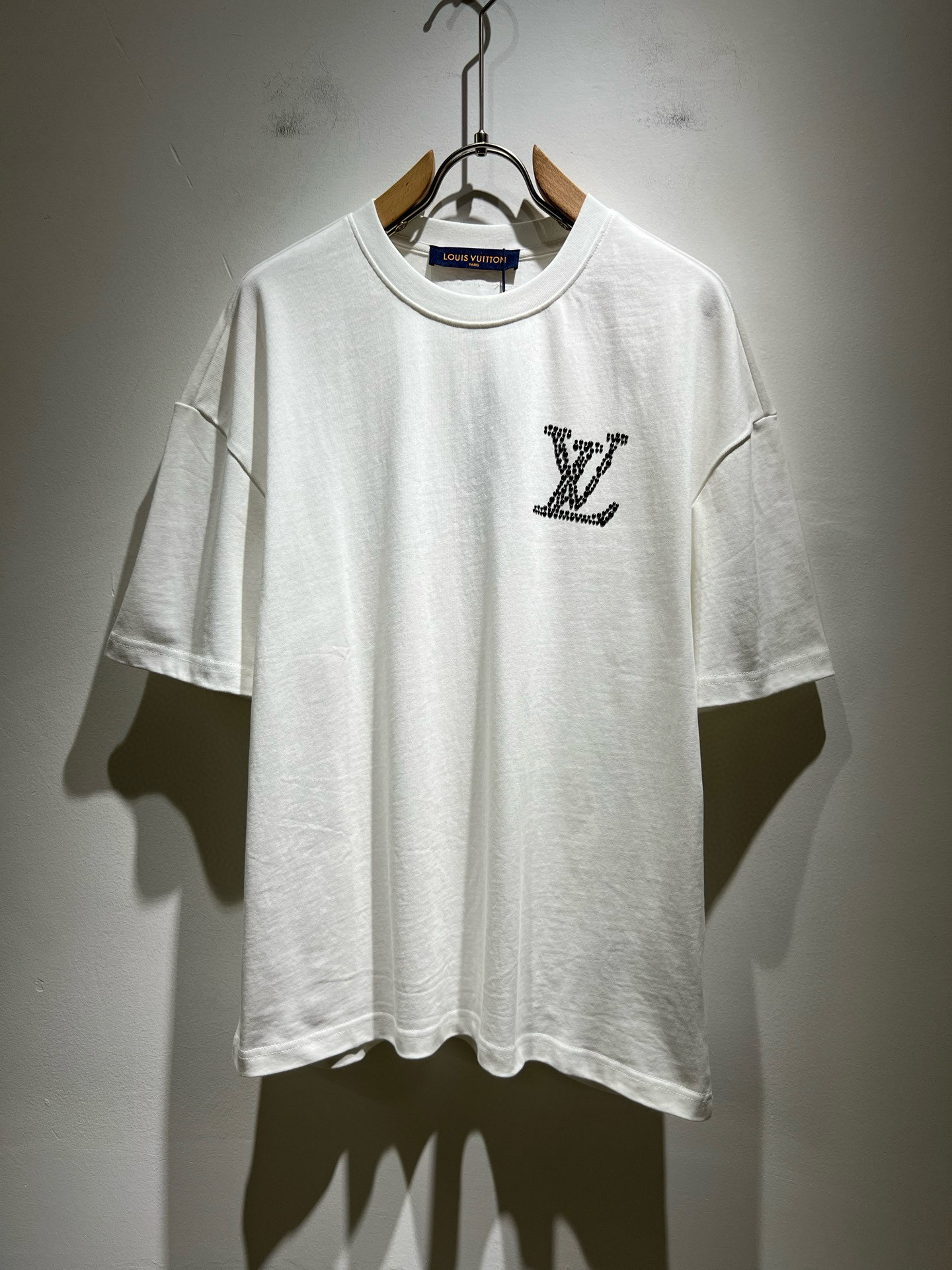 NO:490127,LouisVuitt*Louis*Deng The new series of spring and summer 2025 products are launched, a very fashionable and avant-garde short-sleeved T-shirt for men and women, with logo logo pattern offset printing technology modification!  Different from the past, it declares the design concept that has been passed down for many years in the brand!  Its eye-catchingness is no less than any classic style, perfectly presenting the fashionable, high-end and luxurious feeling in front of the world!  Made of imported cotton, the customer-supplied and imported cotton material is selected, with a high-quality 260g pure cotton fabric, which has a soft and soft touch, and the real thing is definitely beyond your imagination. It is extremely comfortable and breathable in close body. Even if you sweat profusely, you will not feel greasy or stuffy. It will bring sweating and moisture absorption to the extreme!  Size S-2XL, louis vuitton,louis vuitton,t-shirt,tees,t-shirt,alexander wang19860909LouisVuitt*路易*登 2025春夏全新系列单品上线,非常时髦前卫的一款男女同款短袖T恤,标识logo图案压胶印花工艺修饰！区别于以往的不同,宣示品牌传承多年的设计理念！其吸睛度完全不亚于任何经典款式,将时髦高级感与奢华感完美呈现在世人眼前！客供进口全棉材质制成,精选优质260g纯棉面料,触感软糯亲肤细腻,实物到手绝对超乎你的想象,贴身无比舒适透气,即便是汗流浃背也不会有腻身及闷热感可言,将排汗吸湿性发挥到了极致！尺码S-2XL,,louis vuitton,louis vuitton,T-shirt,tees，t-shirt,alexander wang,Men's clothing