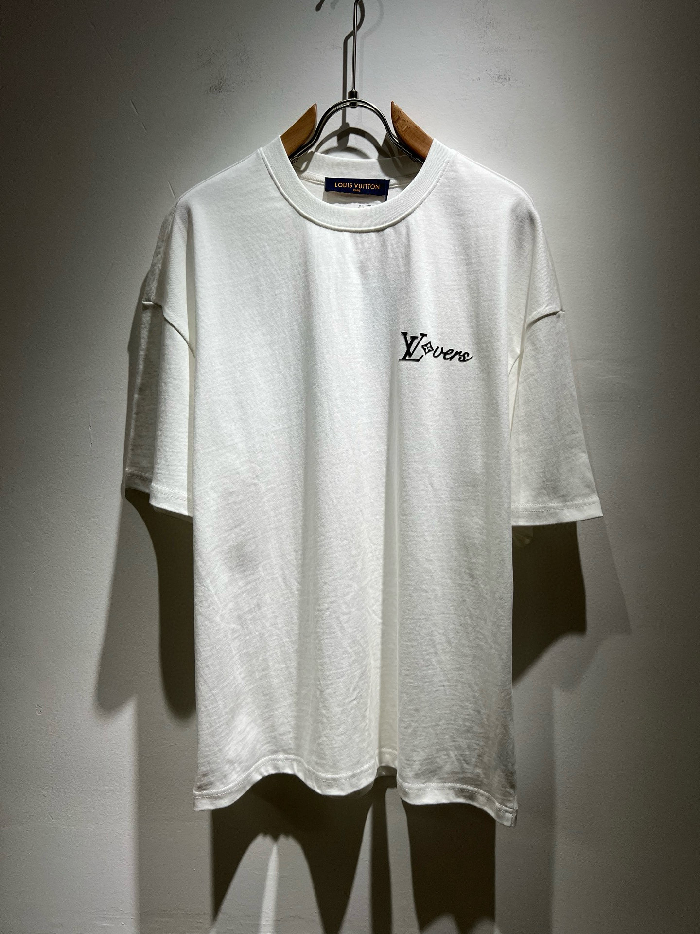 NO:490148,LouisVuitt*Louis*Deng The new series of spring and summer 2025 products are launched, a very fashionable and avant-garde short-sleeved T-shirt for men and women, with logo logo pattern offset printing technology modification!  Different from the past, it declares the design concept that has been passed down for many years in the brand!  Its eye-catchingness is no less than any classic style, perfectly presenting the fashionable, high-end and luxurious feeling in front of the world!  Made of imported cotton, the customer-supplied and imported cotton material is selected, with a high-quality 260g pure cotton fabric, which has a soft and soft touch, and the real thing is definitely beyond your imagination. It is extremely comfortable and breathable in close body. Even if you sweat profusely, you will not feel greasy or stuffy. It will bring sweating and moisture absorption to the extreme!  Size S-2XL, louis vuitton,louis vuitton,t-shirt,tees,t-shirt,alexander wang19860909LouisVuitt*路易*登 2025春夏全新系列单品上线,非常时髦前卫的一款男女同款短袖T恤,标识logo图案压胶印花工艺修饰！区别于以往的不同,宣示品牌传承多年的设计理念！其吸睛度完全不亚于任何经典款式,将时髦高级感与奢华感完美呈现在世人眼前！客供进口全棉材质制成,精选优质260g纯棉面料,触感软糯亲肤细腻,实物到手绝对超乎你的想象,贴身无比舒适透气,即便是汗流浃背也不会有腻身及闷热感可言,将排汗吸湿性发挥到了极致！尺码S-2XL,,louis vuitton,louis vuitton,T-shirt,tees，t-shirt,alexander wang,Men's clothing