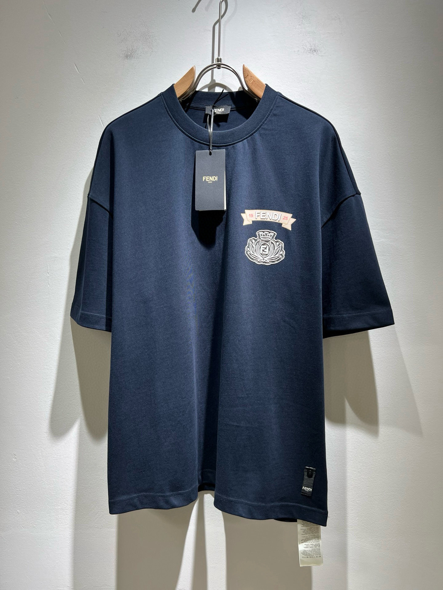 NO:491751,FEN*I FEN*Di's new spring and summer 2025 FD family FF men and women short-sleeved T-shirt, versatile and minimalist short-sleeved shirts for men and women. Original Italian orders, popular FD family items, simple and pure colors. The FD family's enduring iconic products, high-quality products with full representation and full specifications, and high-quality products that all FD fans are worth buying!  Pure Yidian channel orders, high-end and popular products from the FD family, very popular items at the moment, and iconic letter logo pattern printing modification!  High-end goods worth keeping and giving away to others!  It is trendy and beautiful, with a full sense of trendy atmosphere, and has a very high level and specifications. It uses a very classic black and white color combination, giving people a strong visual impact and has a very high recognition. It is top-quality exclusive pure cotton fabric, created with a soft, delicate and comfortable touch, and has a very high-end and classy appearance!  Perfectly interprets the charm of the brand and leaves a deep impression. It is more fashionable and charming. It has simple, elegant and fashionable upper body, and is even more stressful for outfits!  The inner wear alone is very delicious and beautiful scenery that cannot be ignored!  Size S-2XL, fendi,dior,T-shirt,tees,t-shirt,alexander wang19860909FEN*I 芬*迪2025春夏新款FD家族FF男女同款短袖T恤,男女同款百搭极简短袖.意大利原厂订单,FD家族人气单品,简约纯色系打造.FD家族经久不衰的标志性臻品,代表性十足,规格感十足的精品,所有FD粉丝都值得抢购的精品！纯正意代渠道订单,FD家族的高奢人气爆款产物,当下十分火爆的单品,标志性字母logo图案印花修饰！值得自留和送人的高端货！新潮又好看,潮流气息感十足,档次规格感极高,并且采用十分经典的的黑白双色搭配,给人的视觉冲击感相当强烈,有着极高的辨识度,顶级专属纯棉面料,打造,触感柔软细腻舒适,品相相当高级有档次！完美诠释品牌魅力,给人留下深刻印象.更具时尚与韵味,上身简约大方时尚,对于穿搭更是毫无压力！单穿内搭都极有味道,不可忽视的靓丽风景线！ 尺码S-2XL,,fendi,dior,T-shirt,tees，t-shirt,alexander wang,Men's clothing