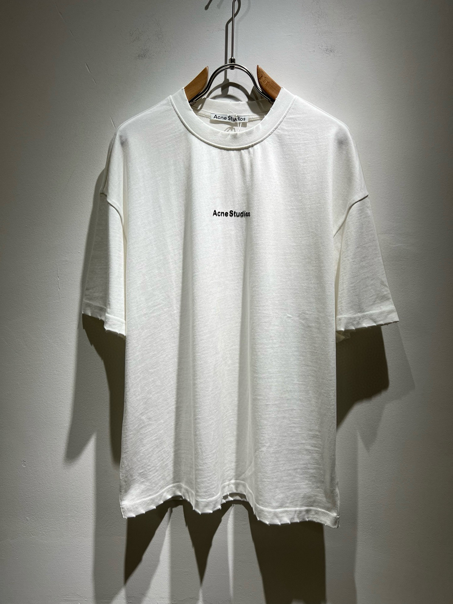 NO:491739,Acne Studio*os 2025 spring and summer new short-sleeved T-shirt for men and women, and the counter is available at the same time!  Customized exclusive wash water pure cotton fabric, customized original craft thread, and body design logo embossing design!  Perfectly integrated with fashion and style, a top-notch fashionable style that perfectly suits the outside wear!  The overall feeling is natural!  The ultimate classic versatile short-sleeved T-shirt, the ultimate heavy industry and the ultimate perfection!  Fans who pursue high quality are please buy them by themselves, and all fans who know the goods are invited to appreciate this model together!  Size S-2XL, acne studios, T-shirt,tees, t-shirt,alexander wang19860909Acne Studi*os2025春夏新款男女同款短袖T恤,专柜同步发售！定制专属洗水纯棉面料,定制原版工艺螺纹,衣身设计标识logo压胶设计！完美融入时尚还有风情感一款完美符合外穿的顶尖时髦气质款！整体给人浑然天成的感觉！极致经典的百搭型短袖T恤,极致的重工极致的完美！追求高品质的粉丝们请自行抢购,诚邀所有识货的粉丝一同鉴赏此款！尺码S-2XL,,acne studios,T-shirt,tees，t-shirt,alexander wang,Men's clothing