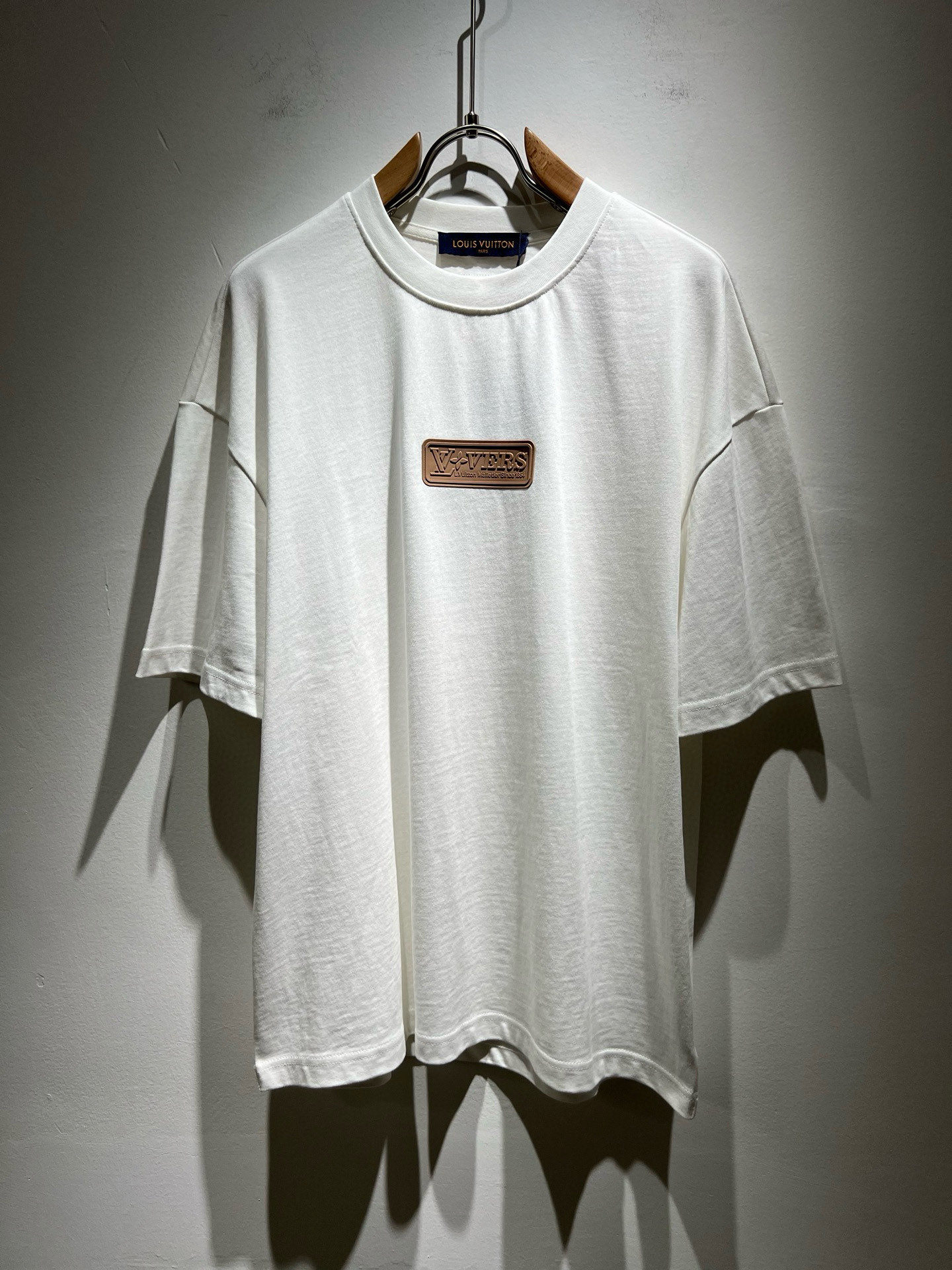 NO:490197,LouisVuitt*Louis*Deng The new series of spring and summer 2025 products are launched, a very fashionable and avant-garde short-sleeved T-shirt for men and women, with logo logo pattern offset printing technology modification!  Different from the past, it declares the design concept that has been passed down for many years in the brand!  Its eye-catchingness is no less than any classic style, perfectly presenting the fashionable, high-end and luxurious feeling in front of the world!  Made of imported cotton, the customer-supplied and imported cotton material is selected, with a high-quality 260g pure cotton fabric, which has a soft and soft touch, and the real thing is definitely beyond your imagination. It is extremely comfortable and breathable in close body. Even if you sweat profusely, you will not feel greasy or stuffy. It will bring sweating and moisture absorption to the extreme!  Size S-2XL, louis vuitton,louis vuitton,t-shirt,tees,t-shirt,alexander wang19860909LouisVuitt*路易*登 2025春夏全新系列单品上线,非常时髦前卫的一款男女同款短袖T恤,标识logo图案压胶印花工艺修饰！区别于以往的不同,宣示品牌传承多年的设计理念！其吸睛度完全不亚于任何经典款式,将时髦高级感与奢华感完美呈现在世人眼前！客供进口全棉材质制成,精选优质260g纯棉面料,触感软糯亲肤细腻,实物到手绝对超乎你的想象,贴身无比舒适透气,即便是汗流浃背也不会有腻身及闷热感可言,将排汗吸湿性发挥到了极致！尺码S-2XL,,louis vuitton,louis vuitton,T-shirt,tees，t-shirt,alexander wang,Men's clothing