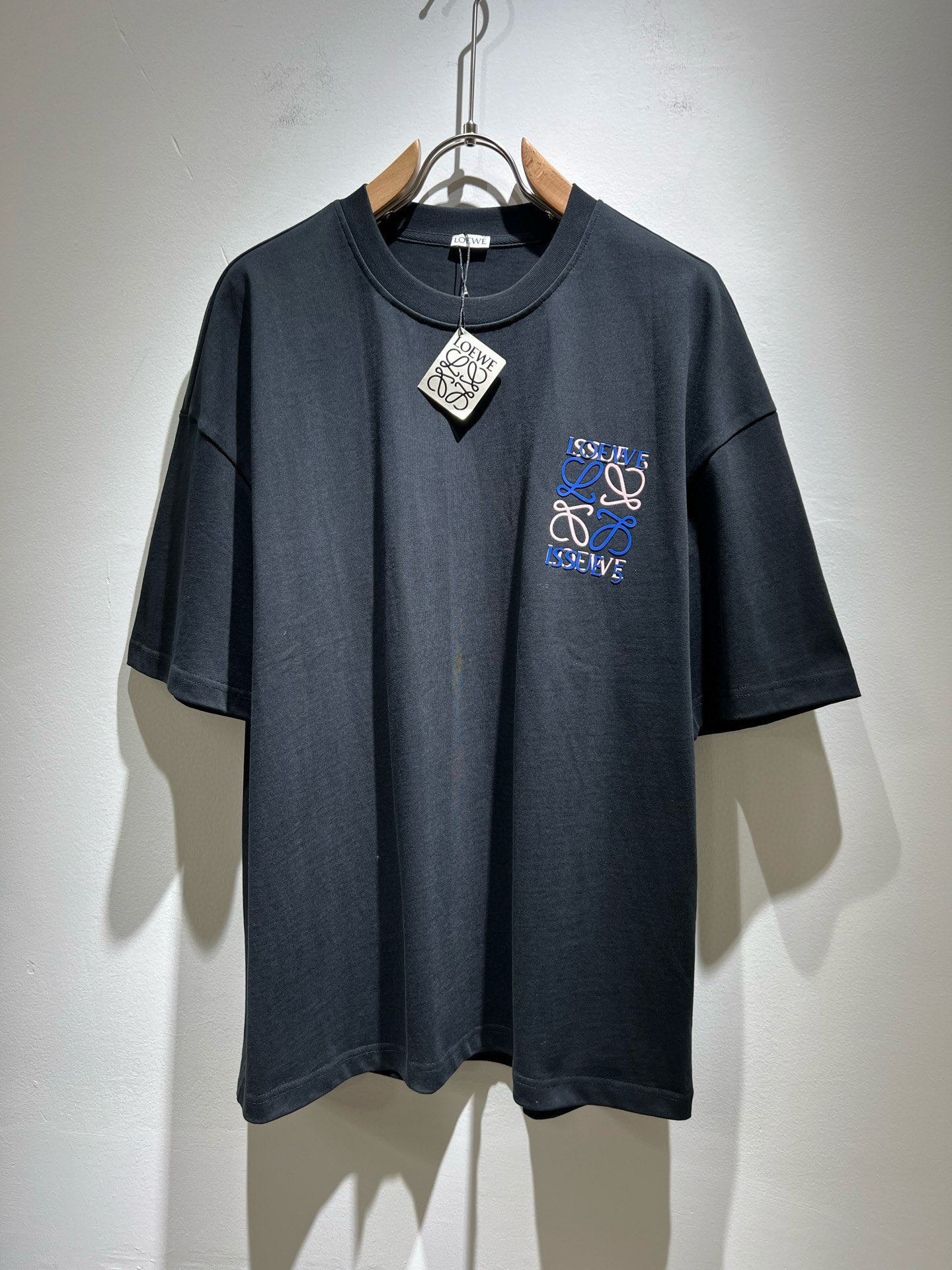 NO:490182,LOE*WE Luo*We 2025 spring and summer new short-sleeved T-shirt for men and women, original Italian order channel, very personalized and high-end style, logo logo pattern printing craft design!  Couple pure cotton short-sleeved T-shirt!  !  The latest fashion trends and popular products are here, and it is another simple and high-end fashion item. It is a fashion product with very high-end outfit charm. It is a must-have item for fashion trends!  Original Italian manufacturer channels, special-level orders, and released at the same time as Hong Kong, Macao and Taiwan buyers. This model is also the latest popular product of Luo Yiweijia this year and the most classic product. Its specifications and grades are beyond doubt!  !  The choice is very diverse, and it can be said that this model naturally has a fresh and natural feeling, showing the brand charm and high-end feeling. The texture of this model is very good, and the heavy weight and brilliant skin-friendliness that can be seen with hands are even better, and it is a complete enjoyment of wearing!  !  Size: S-2XL, loewe,loewe,T-shirt,tees,t-shirt,alexander wang19860909LOE*WE罗*威 2025春夏新款男女同款短袖T恤,意大利原厂订单渠道,极具个性高级风,标志logo图案印花工艺设计！情侣款纯棉短袖T恤！！最新时尚潮流人气产物驾到,又是一款简约高级的时尚单品,穿搭魅力十分高级不俗的时尚产物 ,时尚潮流必备单品！意大利原厂渠道,特供级别订单,同步港澳台买手店发布,此款也是罗意威家今年的最新人气产物,也是最经典的产物,其规格跟档次更是毋庸置疑！！ 选择极具多样化,言而喻此款自然具备那种清新自然的感觉,彰显品牌魅力与高级感,此款的质感十分的到位,用手可以感知的重磅跟出彩亲肤程度更是上佳,十足的穿着享受！！尺码: S -2XL,,loewe,loewe,T-shirt,tees，t-shirt,alexander wang,Men's clothing