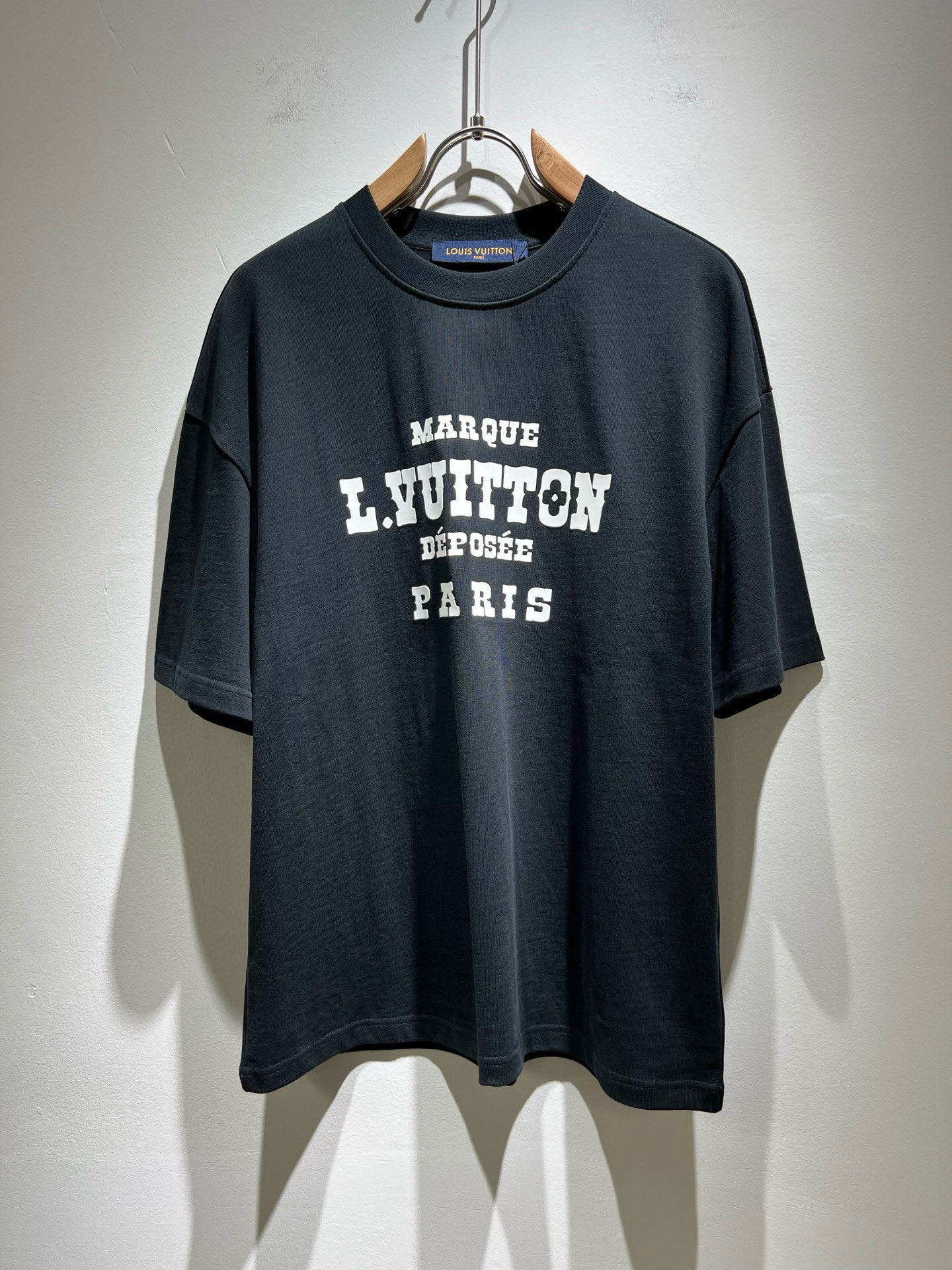 NO:490165,LouisVuitt*Louis*Deng The new series of spring and summer 2025 products are launched, a very fashionable and avant-garde short-sleeved T-shirt for men and women, with logo logo pattern offset printing technology modification!  Different from the past, it declares the design concept that has been passed down for many years in the brand!  Its eye-catchingness is no less than any classic style, perfectly presenting the fashionable, high-end and luxurious feeling in front of the world!  Made of imported cotton, the customer-supplied and imported cotton material is selected, with a high-quality 260g pure cotton fabric, which has a soft and soft touch, and the real thing is definitely beyond your imagination. It is extremely comfortable and breathable in close body. Even if you sweat profusely, you will not feel greasy or stuffy. It will bring sweating and moisture absorption to the extreme!  Size S-2XL, louis vuitton,louis vuitton,t-shirt,tees,t-shirt,alexander wang19860909LouisVuitt*路易*登 2025春夏全新系列单品上线,非常时髦前卫的一款男女同款短袖T恤,标识logo图案压胶印花工艺修饰！区别于以往的不同,宣示品牌传承多年的设计理念！其吸睛度完全不亚于任何经典款式,将时髦高级感与奢华感完美呈现在世人眼前！客供进口全棉材质制成,精选优质260g纯棉面料,触感软糯亲肤细腻,实物到手绝对超乎你的想象,贴身无比舒适透气,即便是汗流浃背也不会有腻身及闷热感可言,将排汗吸湿性发挥到了极致！尺码S-2XL,,louis vuitton,louis vuitton,T-shirt,tees，t-shirt,alexander wang,Men's clothing