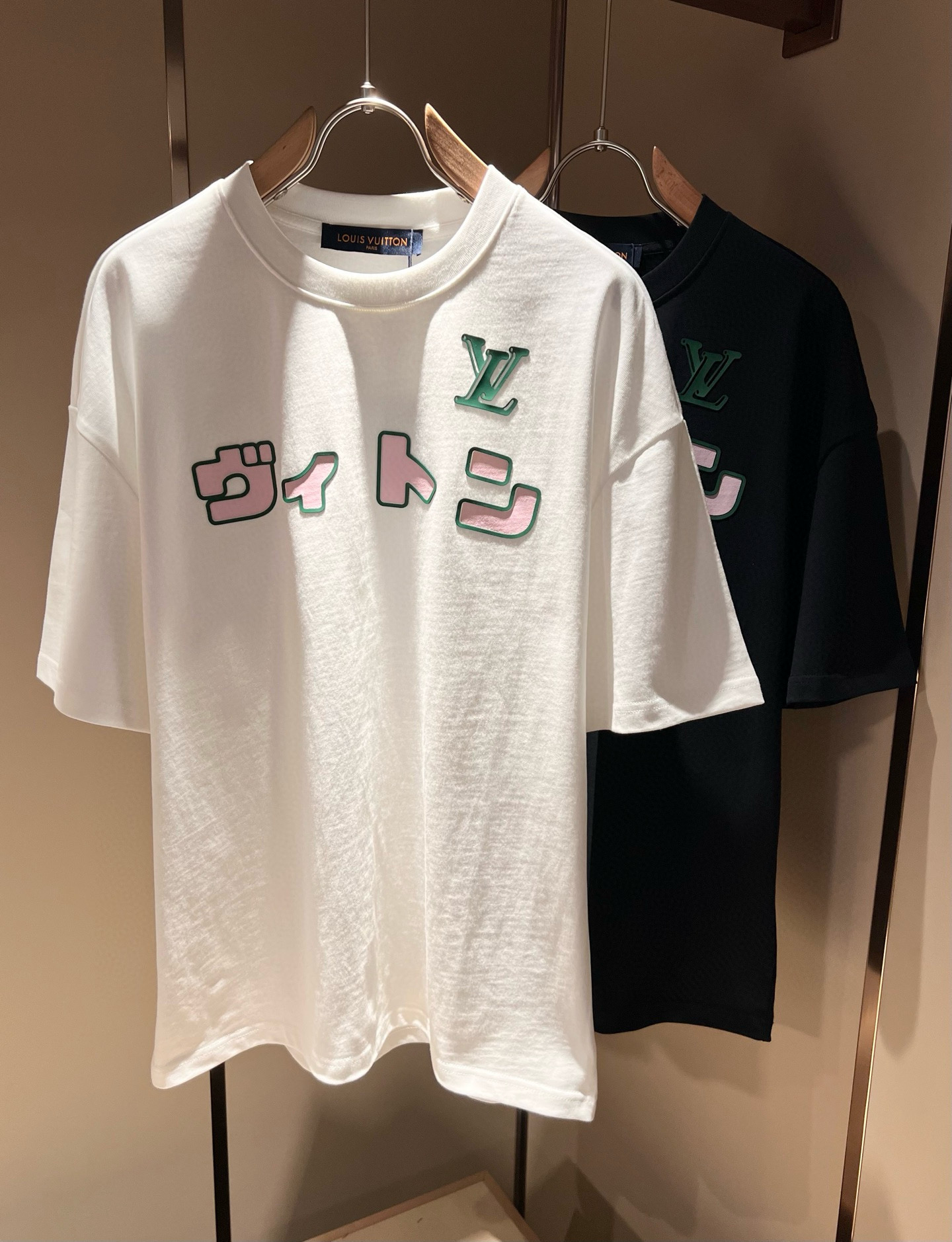 NO:490108,LouisVuitt*Louis*Deng The new series of products in 2025 spring and summer are launched, a very fashionable and avant-garde short-sleeved T-shirt for men and women, with logo pattern glue-touching!  Different from the past, it declares the design concept that has been passed down for many years in the brand!  Its eye-catchingness is no less than any classic style, perfectly presenting the fashionable, high-end and luxurious feeling in front of the world!  Made of imported 280 grams of cotton, selected high-quality pure cotton fabrics, soft and soft to the touch, the real thing is definitely beyond your imagination, close to the body and breathable, even if you sweat profusely, you will not feel greasy or stuffy, and will bring sweating and moisture absorption to the extreme!  Size S-2XL, louis vuitton,louis vuitton,t-shirt,tees,t-shirt,alexander wang19860909LouisVuitt*路易*登 2025春夏全新系列单品上线,非常时髦前卫的一款男女同款短袖T恤,标识logo图案压胶修饰！区别于以往的不同,宣示品牌传承多年的设计理念！其吸睛度完全不亚于任何经典款式,将时髦高级感与奢华感完美呈现在世人眼前！客供进口280克全棉材质制成,精选优质纯棉面料,触感软糯亲肤细腻,实物到手绝对超乎你的想象,贴身无比舒适透气,即便是汗流浃背也不会有腻身及闷热感可言,将排汗吸湿性发挥到了极致！尺码S-2XL,,louis vuitton,louis vuitton,T-shirt,tees，t-shirt,alexander wang,Men's clothing