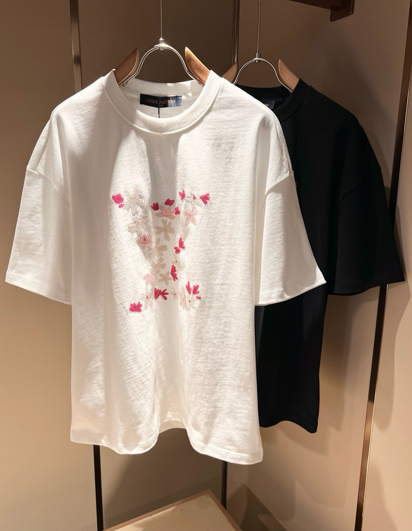 NO:490070,LouisVuitt*Louis*Deng The new series of spring and summer 2025 products are launched, a very fashionable and avant-garde short-sleeved T-shirt for men and women, with logo logo pattern and diamond decoration!  Different from the past, it declares the design concept that has been passed down for many years in the brand!  Its eye-catchingness is no less than any classic style, perfectly presenting the fashionable, high-end and luxurious feeling in front of the world!  Made of imported 280 grams of cotton, selected high-quality pure cotton fabrics, soft and soft to the touch, the real thing is definitely beyond your imagination, close to the body and breathable, even if you sweat profusely, you will not feel greasy or stuffy, and will bring sweating and moisture absorption to the extreme!  Size S-2XL, louis vuitton,louis vuitton,t-shirt,tees,t-shirt,alexander wang19860909LouisVuitt*路易*登 2025春夏全新系列单品上线,非常时髦前卫的一款男女同款短袖T恤,标识logo图案烫钻修饰！区别于以往的不同,宣示品牌传承多年的设计理念！其吸睛度完全不亚于任何经典款式,将时髦高级感与奢华感完美呈现在世人眼前！客供进口280克全棉材质制成,精选优质纯棉面料,触感软糯亲肤细腻,实物到手绝对超乎你的想象,贴身无比舒适透气,即便是汗流浃背也不会有腻身及闷热感可言,将排汗吸湿性发挥到了极致！尺码S-2XL,,louis vuitton,louis vuitton,T-shirt,tees，t-shirt,alexander wang,Men's clothing