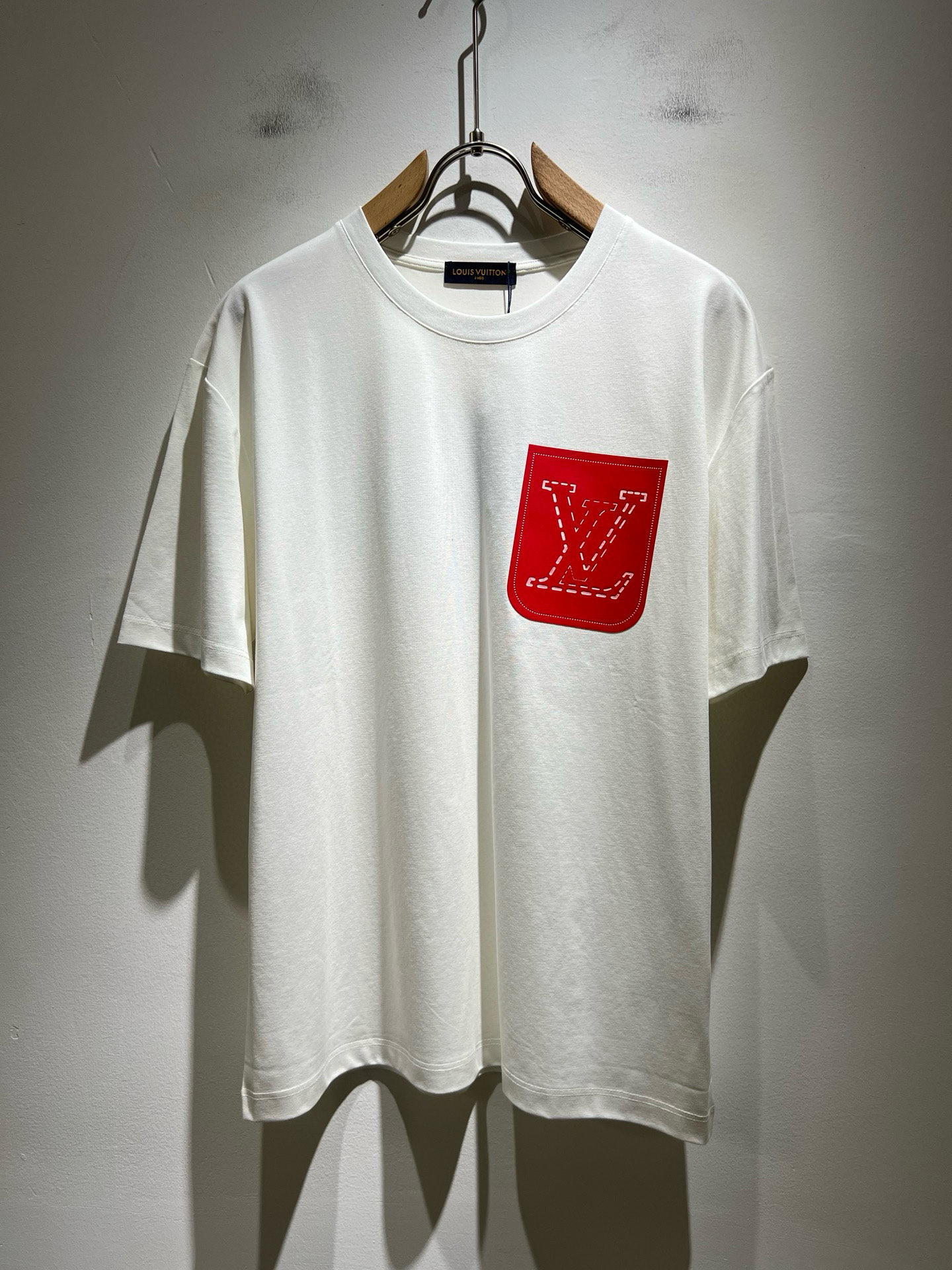 NO:490190,LouisVuitt*Louis*Deng The new series of products in 2025 spring and summer are launched, a very fashionable and avant-garde short-sleeved T-shirt for men and women, with logo pattern glue-touching!  Different from the past, it declares the design concept that has been passed down for many years in the brand!  Its eye-catchingness is no less than any classic style, perfectly presenting the fashionable, high-end and luxurious feeling in front of the world!  Made of imported 280 grams of cotton, selected high-quality pure cotton fabrics, soft and soft to the touch, the real thing is definitely beyond your imagination, close to the body and breathable, even if you sweat profusely, you will not feel greasy or stuffy, and will bring sweating and moisture absorption to the extreme!  Size M-3XL, louis vuitton,louis vuitton,t-shirt,tees,t-shirt,alexander wang19860909LouisVuitt*路易*登 2025春夏全新系列单品上线,非常时髦前卫的一款男女同款短袖T恤,标识logo图案压胶修饰！区别于以往的不同,宣示品牌传承多年的设计理念！其吸睛度完全不亚于任何经典款式,将时髦高级感与奢华感完美呈现在世人眼前！客供进口280克全棉材质制成,精选优质纯棉面料,触感软糯亲肤细腻,实物到手绝对超乎你的想象,贴身无比舒适透气,即便是汗流浃背也不会有腻身及闷热感可言,将排汗吸湿性发挥到了极致！尺码M-3XL,,louis vuitton,louis vuitton,T-shirt,tees，t-shirt,alexander wang,Men's clothing