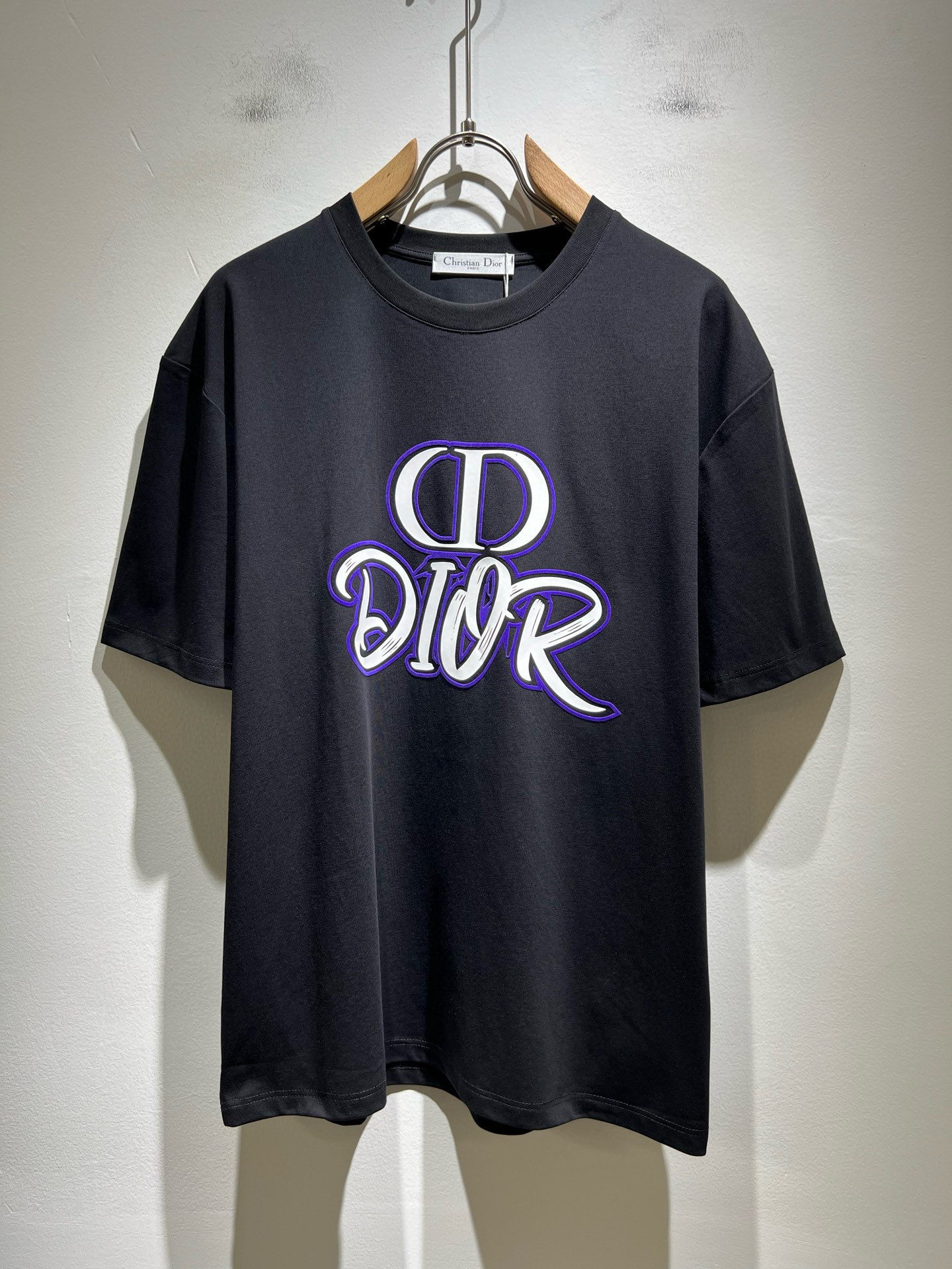 NO:490140,Dio*Dijia 2025 spring and summer new short-sleeved T-shirt for men and women, and the counter is available at the same time!  Customized exclusive 260g pure cotton fabric, customized original craft threads, chest logo pattern glue pressing technology design!  Simple and generous, calm and versatile, extremely high-end, perfectly integrated with fashion and style, a top fashionable style that perfectly suits the outside wear!  The overall feeling is natural!  The ultimate classic versatile short-sleeved T-shirt adopts the latest three-dimensional letter logo embossed elements design!  The ultimate perfection of heavy industry!  Fans who pursue high quality are please buy them by themselves, and all fans who know the goods are invited to appreciate this model together!  !  Color black white Size M-3XL,,dior,dior,T-shirt,tees,t-shirt,alexander wang19860909Dio*迪家 2025春夏新款男女同款短袖T恤,专柜同步发售！定制专属260克纯棉面料,定制原版工艺螺纹,胸前logo图案压胶工艺设计！简约大方,从容百搭,档次极高,完美融入时尚还有风情感一款完美符合外穿的顶尖时髦气质款！整体给人浑然天成的感觉！极致经典的百搭型短袖T恤,采用最新的立体字母logo压胶元素设计！极致的重工极致的完美！追求高品质的粉丝们请自行抢购,诚邀所有识货的粉丝一同鉴赏此款！！颜色黑色 白色 尺码M-3XL,,dior,dior,T-shirt,tees，t-shirt,alexander wang,Men's clothing