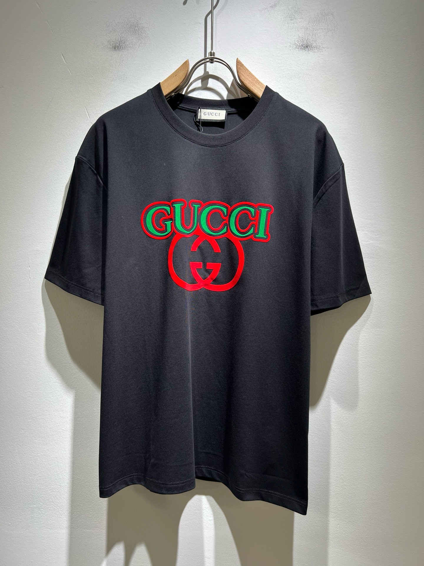 NO:491745,Gucc* Gujia 2025 spring and summer new style for men and women couples casual loose cotton round neck short-sleeved T-shirt!  Trading companies have sparse channels and are released on the official website at the same time!  The latest series of spring and summer 2025, classic fashion design elements, injecting full vitality into the new series. This T-shirt is carefully selected for customers to use imported cotton fabrics. The fabric feels skin-friendly and soft and delicate, and the body logo is velvet-pressed!  It has an extremely comfortable and breathable wearing experience. The whole item is very eye-catching and fashionable, and is deeply loved by young people today!  The loose round neck cut is a neutral style regardless of age and gender, suitable for matching all the styles and looks you need in your daily life!  It is recommended to wear couple outfits to go out on the street to make it more pleasing to the eye!  Size M-3XL, gucci, gucci, T-shirt, tees, t-shirt, alexander wang19860909Gucc*古家 2025春夏新款男女同情侣款休闲宽松棉质圆领短袖T恤衫！贸易公司渠道稀出,同步官网发售 ！ 2025春夏最新系列,经典时尚设计元素,为全新系列注入满满活力,这款T恤衫用心甄选客供进口棉面料制成,面料手感亲肤柔软细腻,衣身logo压绒设计！拥有着无比舒适透气性的穿着体验,整件单品极具吸睛度与时尚感,深受当下年轻人的喜爱！基础宽松的圆领版型裁剪,不分年龄与性别的中性款式,适合搭配你日常所需的所有风格与造型！建议搭配情侣装出街会更为养眼出色！尺码M-3XL,,gucci,gucci,T-shirt,tees，t-shirt,alexander wang,Men's clothing