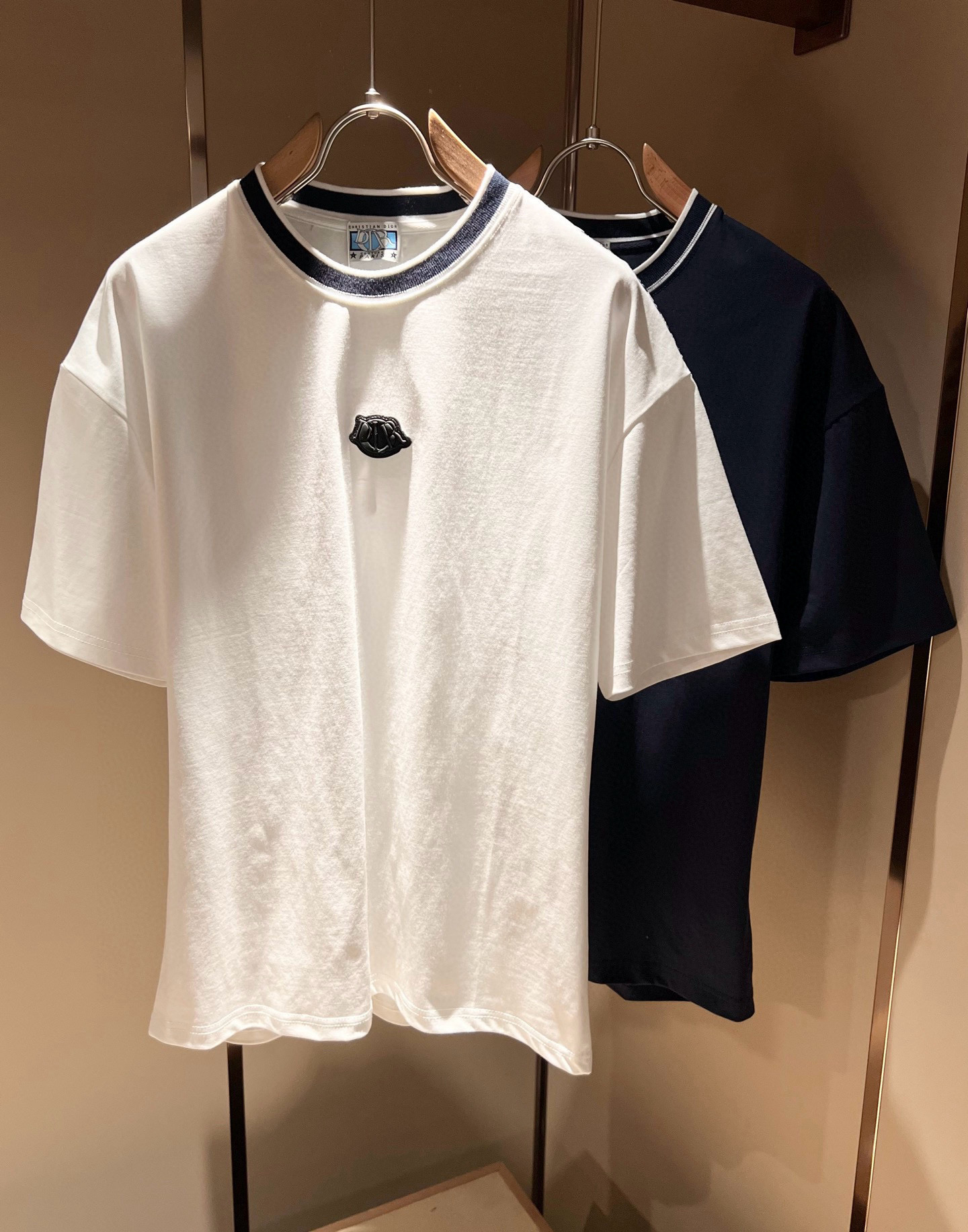 NO:490064,Dio*Dijia 2025 spring and summer new short-sleeved T-shirt for men and women, and the counter is available at the same time!  Customized exclusive 260g pure cotton fabric, customized original craft threads, panoramic logo pattern design!  Simple and generous, calm and versatile, extremely high-end, perfectly integrated with fashion and style, a top fashionable style that perfectly suits the outside wear!  The overall feeling is natural!  The ultimate classic versatile short-sleeved T-shirt is designed with the latest three-dimensional letter logo elements!  The ultimate perfection of heavy industry!  Fans who pursue high quality are please buy them by themselves, and all fans who know the goods are invited to appreciate this model together!  !  Size M-3XL, dior,dior,T-shirt,tees,t-shirt,alexander wang19860909Dio*迪家 2025春夏新款男女同款短袖T恤,专柜同步发售！定制专属260克纯棉面料,定制原版工艺螺纹,全景logo图案设计！简约大方,从容百搭,档次极高,完美融入时尚还有风情感一款完美符合外穿的顶尖时髦气质款！整体给人浑然天成的感觉！极致经典的百搭型短袖T恤,采用最新的立体字母logo元素设计！极致的重工极致的完美！追求高品质的粉丝们请自行抢购,诚邀所有识货的粉丝一同鉴赏此款！！尺码M-3XL,,dior,dior,T-shirt,tees，t-shirt,alexander wang,Men's clothing