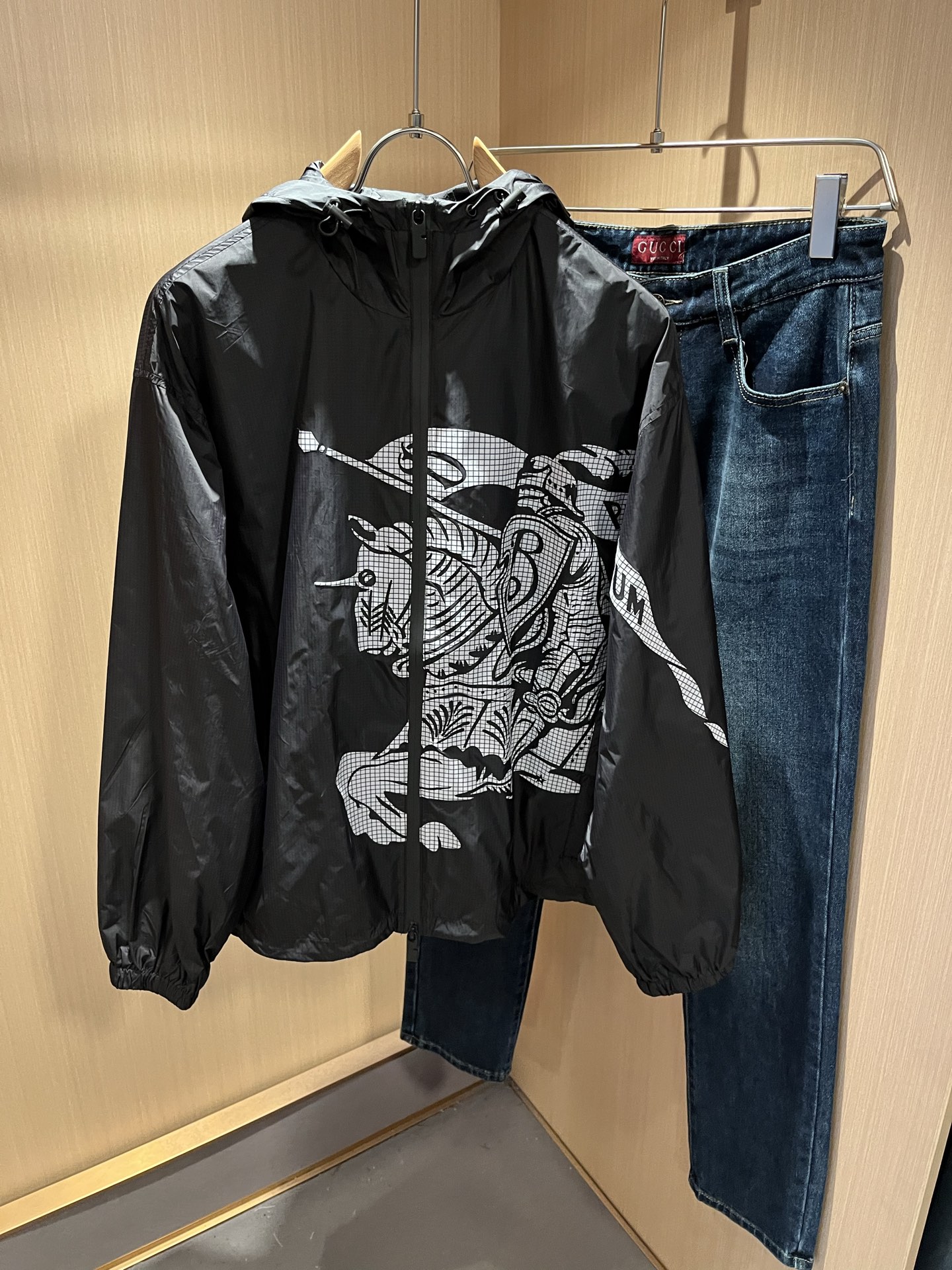 NO:523285,BURBER*Y BAR*Li’s new autumn and winter jacket is coming. It is made of a popular environmentally friendly polyester memory fabric recently. It is a high-end outdoor sports and leisure series, which is very popular!  The latest special material developed by BUR, memory fabric, is also called memory cloth, which refers to fabrics with morphological memory functions, and the chest logo pattern printing design!  Selling all versions on the market in seconds is not a level at all. Whether it is material, detail restoration and craftsmanship, you are not afraid of any challenges. Just to contribute wonderful products to everyone, as always, and consistently. A style that implements the core concept of BUR closely ties the plaid and fashion, always maintains perfection, a simple but not simple design style perfectly meets the outfit you need in daily life. Size: S-XL, burberry, jackets & coats, jackets & coats, alexander wang19860909BURBER*Y巴*莉2025秋冬新品夹克外套重磅来袭,最近比较火热的环保聚酯纤维记忆面料制作而成,高端户外运动休闲系列,非常火热运动风潮！BUR最新研发的特殊材质,记忆面料也叫记忆布,是指具有形态记忆功能的面料,胸前logo图案印花设计！秒杀市面上一切版本,只能说根本就不是一个级别的存在,不管是材质还是细节还原度以及工艺制作方面,不惧任何挑战,只为给大家奉献绝妙产物一如既往,始终如一,贯彻了BUR核心理念的一个款式将格纹与时尚紧紧的捆绑在一起,时刻保持完美,简约而不简单的的设计风格,完美的满足了你日常所需要的穿搭.尺码:S-XL,,burberry,jackets & coats,jackets & coats,alexander wang,Men's clothing