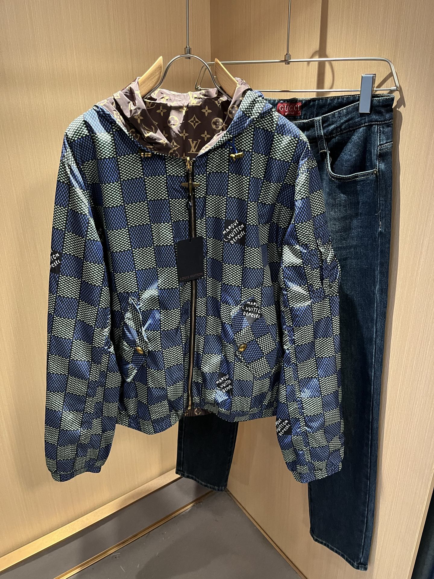 NO:523282,Louis Vuitt*LouisDen Double-sided Jacket!  2025 autumn and winter new latest cotton jacket jacket, three-dimensional presbyterian pattern jacket!  Trading company channels are even very scarce and difficult to encounter, a high-end luxury product that is hard to find!  This jacket is made of customized high-density nylon material, and the fabric is excellent in color and performance!  While modifying the neck lines, it brings a sense of ability and simplicity!  The loose style covers the flesh and makes you look slim, and it changes the brand's traditional business sense and adds a trendy atmosphere. V's masterpieces in autumn and winter, hurry up and buy them!  Size S-XL, louis vuitton,louis vuitton,jackets & coats,jackets & coats,alexander wang19860909LouisVuitt*路易*登 双面夹克！2025秋冬新品最新款棉服夹克外套,立体老花图案装夹克外套！贸易公司渠道,甚至到非常稀缺很难遇到,一件难求的高奢臻品！本款夹克选用客供定制高密度尼龙材质打造,面料无论是配色或是性能都相当出色！修饰颈部线条的同时有带来了一件干练和率性感！宽松的版型,上身遮肉显瘦,且一改品牌传统的商务感,增添了一份潮流气息,V家秋冬季的杰作,抓紧抢购哦！尺码S-XL,,louis vuitton,louis vuitton,jackets & coats,jackets & coats,alexander wang,Men's clothing