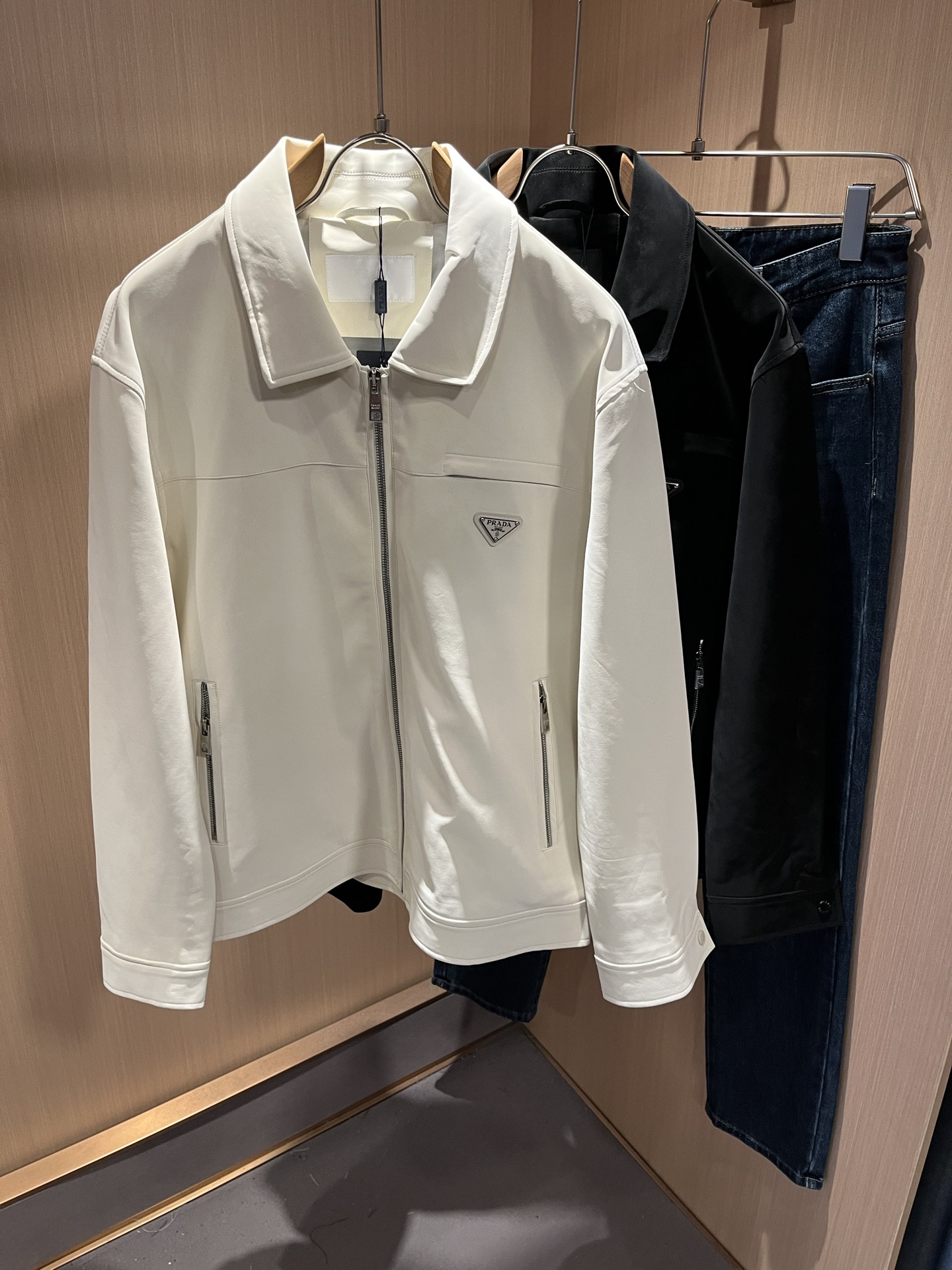 NO:495299,PRAD*A Pu*da autumn and winter new men and women's wash leather jacket, the latest fashionable and casual zipper jacket, fashionable jacket! Trading company channels are rare, and it is released on the official website. The most anticipated high-quality products of the male and goddesses are coming, making you feel what it means to be truly high and luxurious! This jacket is made of P-fabric professional custom wash leather fabric, with a neat and smooth surface and lustrous texture, and the texture is obvious through the screen. The upper body is comfortable, light and not stuffy, and the windproof gives you the most enjoyable wearing experience! The body is exquisite hardware logo badge accessories!  Perfectly enhance the overall sense of luxury and class, and you can get a high-end luxury atmosphere at a glance! Basic regular jacket style cut, versatile and simple upper body, not picky, easy to deal with various occasions and environments, is undoubtedly a must-have item for daily commuting! Size S-2XL, prada, jackets & coats, jackets & coats, alexander wang19860909PRAD*A普*达秋冬新款男女同款洗水皮夹克外套,最新时尚休闲拉链夹克,时尚夹克外套!贸易公司渠道稀出,同步官网发售,男神女神最为期待的精品狠货重磅来袭,让你感受到什么叫真正的高奢有内涵!此款夹克外套选用了P家专业定制洗水皮面料制成,表面整洁光滑且富有光泽,质感透过屏幕都显而易 见,上身舒适轻盈不闷热, 防风给你最为享受的穿着体验!衣身精致五金Logo徽章配饰！完美提升了整体的奢华档次感,一眼就能Get到的高端奢华气息!基础常规的夹克版型裁剪,上身百搭简约不挑人,轻松应对各种场合与环境,属于日常通勤必备的臻品无疑!尺码S-2XL,,prada,jackets & coats,jackets & coats,alexander wang,Men's clothing