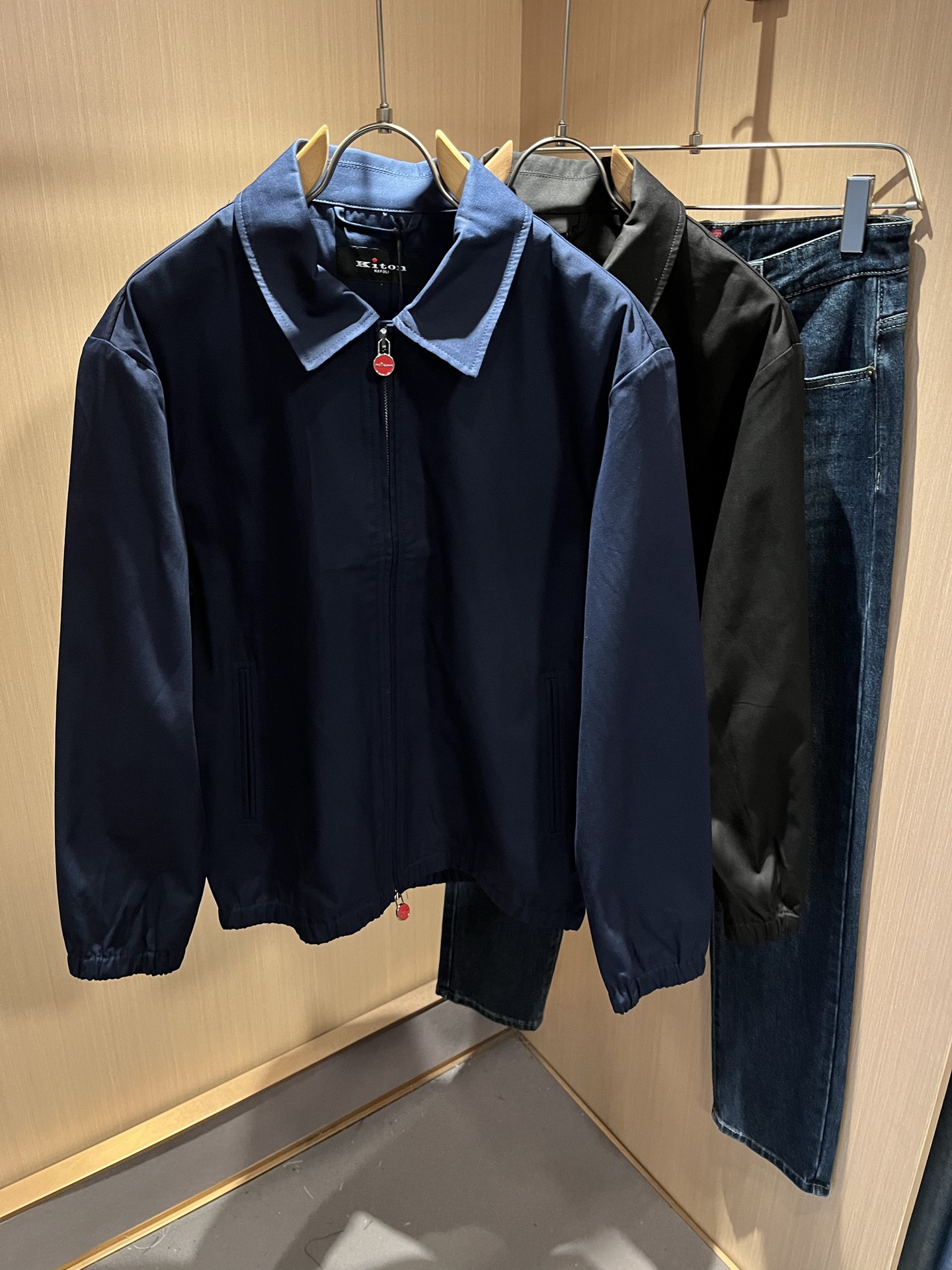 NO:495294,Kiton's new casual cotton jacket for autumn and winter, uses imported exclusive canvas fabric!  !  Simple LOGO logo hardware design!  Representing the brand image. Simple and comfortable styles, uniform and full lines, exquisite and delicate, high-end and luxurious on the upper body. Simple styles are more diverse in style. Fashionable tailoring, simple plain men's short-sleeved short-sleeved T-shirts, T-shirts that every man should buy. Size S-2XL, Jackets & coats, T-shirt, tees, t-shirt, alexander wang19860909Kiton 秋冬新款男士休闲棉服夹克,采用进口专属帆布面料！！简单LOGO标识五金设计！代表品牌形象 简洁舒适的款式,线条感粗细均匀饱满,精致细腻,上身高端又奢华.简约的款式穿搭起来更加的多样化.剪裁时尚版型,简约式素色男士短袖短袖T恤,每一个男士都应该入手的T恤.尺码S-2XL,,jackets & coats,T-shirt,tees，t-shirt,alexander wang,Men's clothing