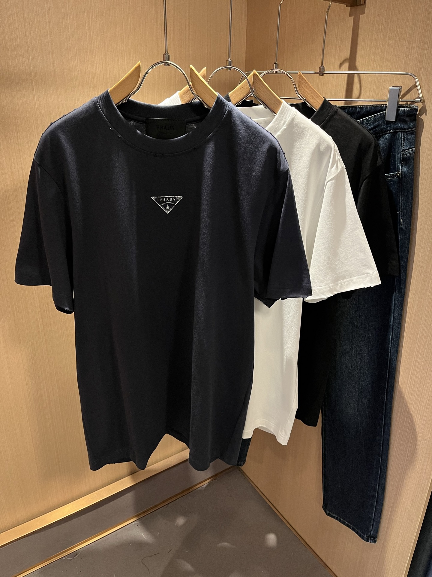 NO:511759,PRAD*A Pu*da spring and summer new short-sleeved T-shirt for men and women, the latest model is exclusively available on the entire network!  !  ~ It is classic and fashionable and versatile, who doesn’t like it? It will show the classic again. It is very pleasing to the eye and comes with a low luxury halo and recognition!  Pr*da's traditional brand concept and modern advanced technology are perfectly combined. Coupled with the extremely modern and simple design, P-family exclusive logo pattern printing design!  Customized 100% imported pure cotton fabric!  The texture of this model is quite touching, the specifications and grades are known with tentacles. The degree of delicateness and breathability are top-notch!  Size M-3XL, prada, T-shirt,tees, t-shirt,alexander wang19860909PRAD*A普*达春夏新款男女同款短袖T恤,最新款全网独家首上！！~既经典有时尚百搭,谁不爱啊,将经典再次展现,非常的耐看,自带低奢光环与辨识度！Pr*da传统的品牌理念和现代化的先进技术进行了完美结合.加上极其现代摩登风范的简约设计,p家专属logo图案印花设计！定制百分百进口纯棉面料！此款的质感相当感人 触手便知规格档次 细腻程度与透气效果堪称顶级！尺码M-3XL,,prada,T-shirt,tees，t-shirt,alexander wang,Men's clothing